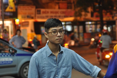 Xếp hàng dài mua xăng giá kỷ lục ảnh 9