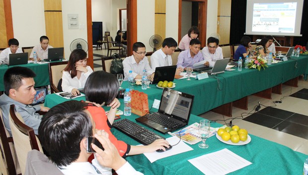 Khuất Duy Lợi - Hai Bà Trưng, Hà Nội Kính gửi ông Trần Trọng Hiếu, Là người đứng đầu DN niêm yết trên HNX, nhưng giá cổ phiếu giờ chỉ còn nửa mệnh giá, theo ông, lý do là vì hiệu quả Công ty chưa cao hay vì yếu tố thị trường? Ông sẽ làm gì để cải thiện tình trạng này, giảm bớt lỗ cho cổ đông chúng tôi? Giá thấp có phải là cơ hội tốt để mua cổ phiếu chưa ông? Trân trọng cảm ơn Ông Trần Trọng Hiếu: Chào bạn Lợi! Tôi cho rằng, giá cổ phiếu IDJ bị giảm giá mạnh là do 3 nguyên nhân chính như sau: Thứ nhất, trong năm 2011 là một năm rất khó khăn và đây cũng là năm đầu tiên Công ty bị thua lỗ, điều này ảnh hưởng đến niềm tin của nhà đầu tư. Thứ hai, thị trường đã trải qua xu hướng giảm điểm và cổ phiếu IDJ cũng không phải là trường hợp ngoại lệ Thứ ba, xuất phát từ nguyên nhân chủ quan từ phía công ty, do Công ty chưa chú trọng đến việc công bố thông tin nên nhà đầu tư trên TTCK chưa có nhiều thông tin để đánh giá đúng giá trị cổ phiếu. Để cải thiện tình trạng này, Ban lãnh đạo đã nỗ lực cao trong việc kinh doanh. Cụ thể, Công ty sẽ cắt giảm các hoạt động không mang lại nhiều lợi nhuận cho Công ty, và tập trung vào những mảng đầu tư hiệu quả, đồng thời cắt giảm những chi phí không cần thiết để nâng cao hiệu quả hoạt động cho DN. Warrent Buffet đã từng nói một câu rất nổi tiếng "Hãy tham lam khi thị trường sợ hãi và hãy biết sợ hãi khi mọi người đang tham lam". Còn nhìn lại lịch sử, sự giàu có của nhà tỷ phú Lý Gia Thành, chúng ta có thể thấy khối lượng tài sản khổng lồ mà ông có được là do ông đầu tư vào thời điểm thị trường rất xấu, và khi thị trường hồi phục thì tài sản của ông đã được nhân lên rất nhiều lần. Nói vậy để bạn tham khảo thêm, còn quyết định, lựa chọn cổ phiếu nào để đầu tư lại phụ thuộc vào từng mã cổ phiếu cụ thể. Vì trong thời kỳ khủng hoảng sẽ có sự phân hóa rệt giữa các cổ phiếu. Lê Hải Anh - Kim Giang, Hà Nội Chứng khoán Mỹ có câu nói “bán tháng 5 và đi chơi”. Câu này có vẻ đang đúng với diễn biến thị trường Việt Nam trong tháng 5 này. SHS có nhận định gì? Ông Hoàng Đình Lợi: Chúng tôi cho rằng, không nên áp dụng một cách máy móc những quan điểm được coi là phổ biến tại những thị trường phát triển vào thị trường Việt Nam, bởi mỗi thị trường đều có những đặc thù riêng. Minh - Hàng Trống, Hà Nội 1. Kính gửi ông Quyết. Là Chủ tịch HĐQT 1 DN thuộc lĩnh vực bất động sản, xin ông chia sẻ với NĐT quan điểm của mình về triển vọng thị trường bất động sản trong thời gian tới. Đây đã là thời điểm tốt nhất để mua nhà chưa? Ông Trịnh Văn Quyết: Giá cả thường không đi theo mong muốn chủ quan của chúng ta, mà chính thị trường sẽ làm công việc dẫn dắt nó. Nếu xét trong mối tương quan với giá vàng, giá USD và một số ngoại tệ khác, tỷ lệ lạm phát và sự mất giá của VND thì giá BĐS ở Việt Nam hiện nay đã trở về mức giá vốn. Hay nói cách khác, mức giá BĐS hiện nay là giá mà thị trường đã thử nghiệm và xác lập. Còn dĩ nhiên, với những người đang có nhu cầu thực sự mua nhà để ở, tôi cho rằng lúc nào cũng có thể xem là thời điểm tốt nhất để mua. Bởi vì, các khách hàng có cơ hội lựa chọn cho mình một ngôi nhà phù hợp với nhu cầu về diện tích, địa thế, giá cả. Khách hàng thậm chí có thể đàm phán giá dưới mức giá vốn với chủ đầu tư dự án có năng lực tài chính yếu kém. Với những diễn biến thị trường cũng như chuyển động từ các chính sách vĩ mô hiện nay, tôi cho rằng, xét về dài hạn, giá bất động sản sẽ có xu hướng đi lên. Trần Hoàng Mỹ Dung - Q.5, TP. HCM Quý I/2012, SHS đạt 40,5 tỷ đồng lợi nhuận trước thuế, nhưng đầu tháng 4, SHS có nghị quyết ĐHĐCĐ đề ra kế hoạch kinh doanh năm 2012 là 50,6 tỷ đồng lợi nhuận trước thuế. Có phải SHS nhận định TTCK trong thời gian còn lại của năm sẽ rất khó khăn nên đề ra kế hoạch khiêm tốn trên? SHS có dự kiến sẽ thay đổi kế hoạch kinh doanh 2012 hay không? Ông Hoàng Đình Lợi: Ông Hoàng Đình Lợi Tổng giám đốc SHS Kế hoạch kinh doanh năm 2012 được chúng tôi bắt đầu triển khai từ quý IV/2011 và được xây dựng dựa trên nguyên tắc thận trọng. Nguyên tắc này đã nhận được sự đồng thuận của HĐQT và cổ đông của Công ty. Do đó, mặc dù kết quả quý I/2012 đạt 40,5 tỷ đồng lợi nhuận trước thuế, nhưng kế hoạch lợi nhuận cả năm được ĐHCĐ thông qua vẫn là 50,6 tỷ đồng. Nếu tình hình kinh doanh quý II của SHS khả quan, đồng thời nếu thị trường sẽ có những tín hiệu khả quan cho hoạt động kinh doanh của Công ty trong các tháng cuối năm, thì chúng tôi có thể xem xét đề nghị ĐHCĐ điều chỉnh tăng kế hoạch lợi nhuận trước thuế năm 2012 của Công ty. Trần Bình Minh - Thanh Xuân, Hà Nội Chào chị Thuận, tôi thấy chị qua Tivi nhiều nhưng trong vai trò 1 nhà đồng hành cùng các chương trình an sinh xã hội, hay các sự kiện tầm cỡ như nhận các giải thưởng, danh hiệu cao quý… Hôm nay, trên Báo ĐTCK online, tôi lại được thấy chị với vị trí hoàn toàn khác, là chủ DN của cổ phiếu thuộc nhóm bluechips trên thị trường. Xin chúc mừng chị về tất cả những điều này. Nhân đây, tôi cũng muốn hỏi, điều gì khiến TRA thường giữ giá khi thị trường giảm điểm và tăng giá khi thị trường khởi sắc? Bà Vũ Thị Thuận: Trước hết, xin cảm ơn anh đã đánh giá cao các hoạt động của Traphaco vì trách nhiệm xã hội và sự đánh giá cổ phiếu TRA là một cổ phiếu blue-chip. Điều khiến cổ phiếu TRA giữ giá khi thị trường giảm điểm và tăng giá khi thị trường khởi sắc chính là nhà đầu tư đã hiểu giá trị của cổ phiếu TRA thông qua các công bố thông tin một cách công khai, minh bạch của Công ty cũng như sự phát triển của Traphaco theo hướng bền vững với những chiến lược phát triển rất rõ ràng và những nguồn lực được phát triển rõ nét. Có thể nói, TRA đã có được niềm tin của các nhà đầu tư. Nguyễn Thảo Nguyên - Nếu để so sánh BVH với PVI thì tôi thấy BVH vẫn giao dịch “được giá” hơn so với PVI trong khi PVI sở hữu các chỉ số đều không thua kém BVH, thậm chí giá trị sổ sách và tỷ suất lợi nhuận cao hơn BVH, nhưng thị giá chưa bằng 1/3 BVH. Chưa kể, PVI từng bán cho cổ đông chiến lược với giá 36.000 đồng/CP. Như vậy, có phải CP BVH đang “đắt”? Ông Hoàng Việt Hà: Ông Hoàng Việt Hà Giám đốc Khối Quản lý hoạt động kinh doanh Tập đoàn Bảo Việt Giá cổ phiếu phụ thuộc vào hai yếu tố: cung cầu thị trường và các giá trị nội tại của doanh nghiệp. Việc giá cổ phiếu rẻ hay đắt chúng tôi xin được không bình luận vì giá cổ phiếu hình thành trên thị trường dựa trên các đánh giá và quyết định của mỗi nhà đầu tư trên thị trường. Những đánh giá này dựa trên những sự phân tích về tình hình kinh tế vĩ mô, diễn biến của thị trường chứng khoán và phân tích hoạt động của doanh nghiệp. Việc phân tích hoạt động của doanh nghiệp không chỉ dừng lại ở việc đánh giá kết quả kinh doanh mà còn đánh giá triển vọng tăng trưởng của doanh nghiệp với các nội dung như chiến lược hoạt động, hệ thống mạng lưới và quy trình quản lý, hệ thống khách hàng, nguồn nhân lực, công tác quản trị, điều hành ... Do vậy nhà đầu tư sẽ cân nhắc đánh giá các yếu tố căn bản về doanh nghiệp và ra các quyết định đầu tư hợp lý của mình Trần Phương Dung - Thành phố Vinh, Nghệ An Tôi muốn đặt cho lãnh đạo IDJ hai câu hỏi: Thứ nhất, dự án văn phòng Charm Vit Tower do Tập đoàn Charmvit (Hàn Quốc) làm chủ đầu tư và IDJ độc quyền khai thác đến nay Công ty đã cho thuê hết diện tích chưa? Thứ hai, xin Ông cho biết kỳ vọng lợi nhuận của Công ty trong quý II/2012? Ông Trần Trọng Hiếu: Hiện này khu vực văn phòng cho thuê đã phủ kín gần hết. Chỉ còn 1.500 m2 dự kiến sẽ lấp đầy hết trong tháng 7/2012. Riêng khu vực Trung tâm thương mại vẫn còn trống khá nhiều. Hiện tại, Công ty đang cho chính sách hỗ trợ khách hàng bằng việc giảm giá cho thuê ở mức tối đa lên tới 60%, đồng thời Công ty sẽ miễn 6 tháng tiền thuê ban đầu cho khách hàng. Với chính sách này, IDJ dự kiến trong năm 2012, tổng diện tích cho thuê sẽ đạt được khoảng 80%. Liên quan đến lợi nhuận quý II/2012 như bạn vừa hỏi. Hiện chưa có con số cụ thể nhưng chung tôi tin tưởng lợi nhuận trong quý II/2012 sẽ cao hơn nhiều so với quý I/2012. Nguyễn Đức Long - Cống Vị, Ba Đình, Hà Nội Xin hỏi lãnh đạo IDJ Công ty có kế hoạch từ nay đến cuối năm sẽ bán thêm dự án nào, kỳ vọng của Công ty về lợi nhuận trong năm 2012? Cảm ơn! Ông Trần Trọng Hiếu: Ông Trần Trọng Hiếu Tổng Giám đốc IDJ Hiện nay IDJ đang sở hữu 1 số danh mục đầu tư khai thác tương đối tốt như sau: - Trường Hà Nội Academy - Khu vực văn phòng Charmvit - Khu vực TTTM Grand Plaza - Khu resort Hồng Dương Lương Sơn Hòa Bình – đầu tư gián tiếp qua công ty con - Dự án giáo dục trực tuyến của IDJ Technology Cả 5 danh mục đầu tư này đều đã hoàn tất quá trình đầu tư và đi vào khai thác. Công ty chưa có ý định chuyển nhượng bất kỳ danh mục đầu tư nào trong thời gian này vì HĐQT Công ty đánh giá đây chưa phải là thời điểm tốt để thực hiện chuyển nhượng bất kỳ danh mục đầu tư nào, mọi thứ đều rất "rẻ". Tuy nhiên, đối với dự án trường học Hà Nội Academy, hiện có rất nhiều đối tác muốn đầu tư vào thông qua hình thức mua cổ phần nhưng Công ty chưa có ý định bán. Dự án này đã mang lại cho Công ty một nguồn thu nhập ổn định qua các năm. Thực tế, hiện nay Trường đang vận hành rất tốt. Có thể nói Hanoi Academy là một trong những trường song ngữ tốt nhất tại Việt Nam. Trong năm 2012, chiến lược của IDJ là khai thác thật tốt các danh mục đã đầu tư và thu lợi nhuận bền vững. Kế hoạch lợi nhuận của công ty trong năm 2012 là 10% trên vốn điều lệ. Chiến lược quan trọng nhất trong thời kỳ khủng hoảng được Hội đồng quản trị đưa ra là bảo toàn được tài sản chứ không phải lợi nhuận là số 1. Nguyễn Bá Minh - Bắc Giang Sau khi trần lãi suất huy động được hạ xuống 13%, sau đó là 12%/năm, có nhiều nhận định rằng, bất động sản sẽ sớm hồi phục. Vì thế, cổ phiếu của các doanh nghiệp này đã tăng giá khá mạnh. Tuy nhiên, hiện lãi vay vẫn ở mức cao và các doanh nghiệp khó tiếp cận vốn. Trong bối cảnh hiện nay, SHS có nhận định gì về thị trường bất động sản nói chung, các doanh nghiệp bất động sản nói riêng? Ông Hoàng Đình Lợi: Chúng tôi nhận thấy việc hạ lãi suất huy động đang có xu hướng giảm trong thời gian tới là một dấu hiệu tích cực với nền kinh tế nói chung và lĩnh vực bất động sản nói riêng. Tuy nhiên, đánh giá mức độ hồi phục của thị trường bất động sản trước tín hiệu tích cực từ giảm lãi suất sẽ không thể nhanh chóng trong thời gian ngắn. Lý do: 1) tín dụng cho bất động sản sẽ vẫn không nằm trong khu vực được khuyến khích. 2) nhiều ngân hàng không mặn mà với việc cho vay bất động sản, do lo lắng nợ xấu gia tăng. 3) lượng hàng tồn kho các DN bất động sản đang ở mức cao và sức ép giải phóng hàng tồn kho là rất lớn. Do đó, chúng tôi cho rằng, nhiều DN bất động sản trong năm 2012 vẫn còn gặp khó khăn và lợi nhuận dự báo sẽ ở mức thấp. Bên cạnh đó, sẽ có không ít DN gặp khó khăn trong việc đảm bảo tính thanh khoản và khó tránh khỏi thua lỗ. money_89@gmail.com - Xin lãnh đạo HAPACO đưa ra dự kiến về mức lợi nhuận mà Tập đoàn đạt được tính đến hết quý II/2012? Ông Vũ Xuân Cường: Dự kiến lợi nhuận quý II/2012 của HAPACO là khoảng 4 tỷ đồng. Phần lợi nhuận này chủ yếu đến từ khu vực sản xuất. Cùng với diễn biến vĩ mô đang tốt dần, lãi suất giảm thêm, chúng tôi tin tưởng hoạt động kinh doanh của HAPACO trong 6 tháng cuối năm sẽ tiếp tục tốt hơn. Lê Song Thao - Việt Trì, Phú Thọ Theo SHS, cổ phiếu thuộc những lĩnh vực nào đáng để đầu tư trong năm nay? Ông Hoàng Đình Lợi: Chúng tôi cho rằng, những lĩnh vực đáng chú ý trong năm nay có ngành ngân hàng, cao su, thủy sản và một số DN trong lĩnh vực nông sản. Đây là những lĩnh vực có triển vọng khả quan hơn trong năm 2012. Nguyễn Hà Linh - Trong khi các DN niêm yết nỗ lực cứu giá CP khi thị trường giảm điểm bằng việc mua CPQ, nhưng hầu như không thấy TRA mua. Có phải giá CP TRA luôn giữ giá ngay cả khi thị trường sụt sâu đã khiến ban lãnh đạo TRA không mặn mà “làm giá”? Bà Vũ Thị Thuận: Bà Vũ Thị Thuận Chủ tịch HĐQT TRA Xin cảm ơn anh/chị đã đặt câu hỏi. Quan điểm của Ban lãnh đạo Traphaco là không bao giờ "làm giá" cổ phiếu TRA. Bởi vì, giá của cổ phiếu là do thị trường và các nhà đầu tư quyết định. Trong những năm gần đây, Traphaco không mua cổ phiếu quỹ vì Công ty tập trung nguồn lực cho việc xây dựng các giá trị như: xây dựng thương hiệu, xây dựng, hoàn thiện các cơ sở sản xuất và dây chuyền công nghệ; phát triển hệ thống phân phối sâu rộng với một đội ngũ nhân viên chuyên nghiệp... Giá trị của cổ phiếu TRA sẽ được tăng cường bởi những giá trị hữu hình và vô hinh của Công ty. Hiện nay, Traphaco được đánh giá là thương hiệu nổi tiếng, chúng tôi đã có một chuỗi giá trị từ nghiên cứu, sản xuất, đến thị trường. Trong những năm qua, doanh thu và lợi nhuận của Công ty đều tăng trưởng. Năm 2011, Traphaco đứng thứ hai về doanh thu và lợi nhuận trong nhóm các doanh nghiệp niêm yết trên thị trường chứng khoán. Đặng Khôi Nguyên - Chiến lược kinh doanh của BVH giai đoạn 2012-2013 là chuyển đổi mô hình kinh doanh, trong đó triển khai cung cấp các sản phẩm dịch vụ tài chính kết hợp. Chiến lược này đang được thực hiện ra sao? Ông Hoàng Việt Hà: Ngay từ sau cổ phần hóa tháng 10/2007, Bảo Việt phát triển theo mô hình tập đoàn tài chính bảo hiểm dựa trên ba trụ cột là bảo hiểm, đầu tư và dịch vụ tài chính trong đó có ngân hàng, chứng khoán, quản lý bất động sản. Lợi thế của mô hình tập đoàn là tiết giảm chi phí, nâng cao hiệu quả sử dụng vốn và bán chéo sản phẩm. Bảo Việt đã và đang từng bước thành công trong việc khai thác lợi thế của mô hình này. Trong những năm gần đây, Bảo Việt củng cố nền tảng “Một Bảo Việt - Một nền tảng mới” thông qua hoàn thiện mô hình quản trị theo thông lệ quốc tế, kiện toàn công tác quản lý tài chính, minh bạch hóa thông tin, đẩy mạnh hoạt động kiểm toán nội bộ, hoạt động quản lý rủi ro, tiếp tục hoàn thiện cơ sở hạ tầng công nghệ thông tin theo hướng tập trung, đầu tư phát triển nguồn nhân lực và đẩy mạnh phát triển thương hiệu. Về chuyển đổi mô hình kinh doanh, Bảo Việt cũng chuyển đổi mô hình kinh doanh theo hướng quản lý tập trung, hoạt động theo hướng chuyên môn hoá nhằm nâng cao năng suất cũng như tính chuyên nghiệp trong dịch vụ khách hàng. Song song với các giải pháp nền tảng, chúng tôi tập trung đẩy mạnh phát triển các sản phẩm tài chính-bảo hiểm kết hợp đáp ứng nhu cầu tài chính đa dạng của khách hàng, tăng cường bán chéo sản phẩm giữa các đơn vị kinh doanh bảo hiểm, giữa bảo hiểm và ngân hàng, và đẩy mạnh hợp tác nội bộ Tập đoàn trong sử dụng và tối ưu hóa nguồn vốn, hợp tác chiến lược phát triển kinh doanh giữa các đơn vị. Nguyễn Thu Hương - Quận 1, Tp.HCM Thưa ông Quyết, đối với các DN bất động sản nói chung, FLC nói riêng, khó khăn lớn nhất giai đoạn này là gì? Ông Trịnh Văn Quyết: Ông Trịnh Văn Quyết Chủ tịch HĐQT FLC Khó khăn lớn nhất đối với các DN bất động sản hiện nay chính là thanh khoản kém của thị trường bất động sản. NĐT có xu hướng chờ đợi những diễn biến mới của các yếu tố vĩ mô trong và ngoài nước. Hiện tại, các điều hành chính sách vĩ mô mới trong giai đoạn đầu của việc tái xác lập sự ổn định và phát triển nền kinh tế. Vốn FDI mới vào Việt Nam không đạt được mức độ như kỳ vọng. Trong bối cảnh này, hàng tồn kho của chuỗi các DN trong giá trị bất động sản bị tăng lên, dẫn đến thanh khoản hệ thống sụt giảm. Từ đó, nguồn vốn cho kinh doanh sẽ dần cạn kiệt, đẩy khó khăn tài chính cho nhóm DN này tăng lên. Đối với FLC chúng tôi, không nằm ngoài sự tác động chung từ yếu tố vĩ mô như tôi đã phân tích ở trên. Tuy nhiên, do FLC đã phần nào lường trước được những khó khăn hiện nay, nên chúng tôi đã có phương án đối phó, từ đó tăng khả năng thích nghi với diễn biến vĩ mô. Chính vì vậy, suốt thời gian qua, FLC đã kiểm soát dòng tiền tốt, tránh được nguy cơ mất thanh khoản như một số DN bất động sản khác. Tường Tâm - Cầu GIấy Gửi ông Vũ Xuân Cường, HAPACO: HAPACO từng là DN niêm yết đầu tiên trên TTCK, nhưng nay giá cổ phiếu xuống quá thấp. Tôi là cổ đông từ lâu của Công ty và xin hỏi ông rằng, liệu khả năng Công ty phát triển trở lại có nhiều không? Ông sẽ làm gì để HAPACO trở lại vị trí dẫn đầu ngành sản xuất giấy và cổ phiếu ở mức giá 3, 4 chấm trên thị trường? Ông Vũ Xuân Cường: HAPACO là Công ty đa ngành. Lĩnh vực sản xuất vẫn duy trì ổn định và phát triển tốt. Vì mục tiêu phát triển mở rộng của Công ty, nên chúng tôi mở rộng lĩnh vực đầu tư vào một số ngành nghề mới. Đây là những lĩnh vực đầu tư cho dài hạn, nên không thể mang lại lợi nhuận trong ngắn hạn. Những nhà đầu tư dài hạn nên nhìn về giá trị tương lai của HAPACO để đưa ra quyết định hợp lý. Về dài hạn, HAPACO tin tưởng sẽ đảm bảo khả năng phát triển tốt và bền vững, nhất là khi các dự án lớn mà Công ty đang đầu tư đưa vào khai thác. Trung Hưng - Hà Đông Xin hỏi ông Trịnh Hoài Giang, Tôi ấn tượng về ông khi đọc bài viết số Tết Báo Đầu tư Chứng khoán. Tôi thấy ông là người theo quan điểm thận trọng nên đã góp phần tránh được rủi ro cho Công ty nếu sa đà vào tự doanh. Tôi xin hỏi ông một số câu: 1. Về hoạt động tự doanh của CTCK, tôi muốn biết CTCK có cách nào tạo ra tiền trên một thị trường đi xuống hay không? 2. Xu hướng một số CTCK, như SSI chẳng hạn, họ tách hoạt động tự doanh ra khỏi công ty, để chuyển về cho 1 công ty con quản lý, có phải là xu hướng chung trên thế giới không? Liệu tách như vậy có đảm bảo tính độc lập và bảo về quyền lợi của nhà đầu tư không? Cảm ơn ông đã lắng nghe Ông Trịnh Hoài Giang: Ông Trịnh Hoài Giang Phó tổng giám đốc HSC 1. Trên thị trường chứng khoán Việt Nam, cách duy nhất để tạo tiền trong thị trường chứng khoán đi xuống là bán hết cổ phiếu và đầu tư vào trái phiếu và thị trường tiền tệ như HSC đã làm trong năm 2011. Theo quy định hiện hành của Việt Nam, không thể vay chứng khoán để bán hoặc dùng hợp đồng tương lai để phòng vệ rủi ro và thị trường cũng chưa có quyền chọn mua hoặc quyền chọn bán. Cách mà HSC làm trong năm vừa qua là đầu tư vào thị trường tiền tệ với lãi suất gần như cao nhất thế giới xấp xỉ 18 - 21%. VN Index xuống khoảng 30% nhưng năm vừa qua HSC vẫn có lợi nhuận khoảng 20% cho danh mục đầu tư của mình. 2. Việc tách hoạt động tự doanh ra khỏi công ty chứng khoán cho một công ty con quản lý trên thế giới có nơi làm có nơi không làm, tùy theo chính sách của từng công ty, nhưng đây không phải xu hướng chung. Gần đây ở Mỹ , Ủy ban Chứng khoán cũng như cơ quan chức năng khác muốn hạn chế hoạt động tự doanh tại các ngân hàng đầu tư và công ty chứng khoán. Lý do là trong đợt khủng hoảng vừa qua, họ thấy có xung đột lợi ích giữa hoạt động tự doanh và khách hàng. Ở Việt Nam, hoạt động tư doanh của công ty chứng khoán được tiến hành rất bình thường. Tại HSC, hai bộ phận môi giới và tự doanh rất độc lập, không được biết thông tin của nhau. Quy định này được thực hiện rất nghiêm ngặt. Hoàng Phương Dũng - Đống Đa, Hà Nội Gửi Tổng giám đốc HAPACO Tôi thấy cổ phiếu HAP giá hiện rất thấp, nên cũng quan tâm đầu tư. Xin hỏi ông, khó khăn lớn nhât của Công ty hiện nay là gì? Các ông có giải pháp gì để vượt qua những khó khăn đó? Ngành giấy đang chịu sự cạnh tranh rất gay gắt từ các sản phẩm nhập ngoại. Vậy HAPACO có định hướng mở rộng thị trường xuất khẩu không, thưa ông? Ông Vũ Xuân Cường: Ông Vũ Xuân Cường Tổng giám đốc HAP Hiện nay tôi không muốn nói về giá cổ phiếu cao thấp hay không, bởi có những công ty lỗ nhưng giá cổ phiếu vẫn tăng. Trong bối cảnh kinh tế hiện nay, Công ty cũng đang gặp những khó khăn nhất định. Có những sản phẩm tiêu thụ trong thị trường nội địa bị tồn đọng. Điều này nằm trong dự báo của Công ty. Nên Công ty tập trung thay đổi cơ cấu sản phảm. Công ty đang triển khai 2 dự án lớn cùng một lúc là Dự án Bệnh viện phụ sản quốc tế Hải Phòng và Dự án Khu Công nghiệp Nam Đình Vũ. Do đây là dự án dài hạn, trong ngắn hạn đang phải tăng vốn đầu tư, trong đó có vốn vay, đang phải lấy lãi của sản xuất để trả chi phí lãi vay triển khai dự 2 dự án. Tuy nhiên, về sản xuất, Công ty vẫn ổn định, không bị ảnh hưởng quá nhiều. Phần sản xuất hàng xuất khẩu vẫn tăng trưởng tốt. Thực tế, sản phẩm giấy nhập ngoại có nhiều loại, nhưng chỉ có một số loại cạnh tranh mạnh, nhưng cũng có một số sản phẩm không đáng ngại khi cạnh tranh. Với lượng giấy sản xuất nội địa, chúng tôi thay đổi cơ cấu sản phẩm, chuyển sang những sản phẩm ít cạnh tranh hơn và tập trung vào phân khúc khách hàng khác nhằm gia tăng tiêu thụ sản phẩm. Công ty đang liên tục mở rộng thị trường xuất khẩu. Các chủng loại giấy xuất khẩu của HAPACO đang chiếm thị phần 60%. Nguyễn Mạnh Hùng - Láng Hạ, Đống Đa, Hà Nội Trường Hanoi Academy do IDJ làm chủ đầu tư có hiệu quả không? Tỷ trọng doanh thu từ việc kinh doanh trường học của Công ty là như thế nào? Ông Trần Trọng Hiếu: Cảm ơn bạn đã quan tâm đến hoạt động đầu tư của IDJ, xin trả lời bạn như sau: Trường học là một trong những danh mục đầu tư tốt nhất của IDJ. Đây là một danh mục đầu tư bền vững bởi lĩnh vực này sẽ ổn định ngay cả trong thời kỳ khủng hoảng. Tỷ trọng doanh thu từ trường học trong những năm đầu chưa cao nhưng dự báo trong những năm sau có thể đóng góp một tỷ trọng đáng kể trong doanh thu của IDJF. Nguyễn Thanh Tú - Hải Phòng Tôi đang rất muốn đầu tư vào cổ phiếu HAPACO. Tuy nhiên, do tình hình tài chính có hạn, nên chỉ có thể đầu tư ngắn hạn khoảng 2-3 tháng. Lãnh đạo HAPACO có lời khuyên nào cho kế hoạch đầu tư này của tôi? Ông Vũ Xuân Cường: Tôi không phải là một nhà tư vấn đầu tư. Tuy nhiên, dưới góc độ điều hành doanh nghiệp, khó có thể có những yếu tố đột biến trong ngắn hạn như vậy để nhà đầu tư có lợi nhuận, trừ khi có một sự may mắn nào đó. Bùi Thị Thanh Thảo - Hai Bà Trưng, Hà Nội Xin hỏi đại diện SHS 2 câu: 1. Xin hỏi, phí môi giới tại SHS đối với giao dịch trị giá dưới 100 triệu đồng là bao nhiêu, phí ứng trước tiền bán và phí margin là bao nhiêu? 2. SHS có dịch vụ cho phép nhà đầu tư chuyển tiền trực tuyến từ tài khoản chứng khoán sang tài khoản ngân hàng hay không? Ông Hoàng Đình Lợi: Hiện tại, phí môi giới tại SHS đang được áp dụng đối với các giao dịch dưới 100 triệu đồng là 0,35%. Phí giao dịch qua Internet ưu đãi mức phí 0,18% đối với tất cả các giao dịch. Còn mức phí ứng trước tiền bán chứng khoán và phí margin được chúng tôi áp dụng linh hoạt tùy thuộc vào biến động về lãi suất cho vay trên thị trường. Chúng tôi luôn cố gắng tính toán để đảm bảo hài hòa quyền lợi của nhà đầu tư và SHS. Về câu hỏi thứ hai, hiện SHS cho phép khách hàng chuyển tiền trực tuyến từ tài khoản chứng khoán sang tối đa 3 tài khoản ngân hàng nhận chuyển khoản. Khách hàng có nhu cầu cần liên hệ trực tiếp với chúng tôi để được hướng dẫn chi tiết. Trần Trọng Minh - 213 Cách Mạng Tháng 8, TP. Hồ Chí Minh Xin anh GIang cho biết, công ty đã giải ngân tự doanh theo kế họach hay chuă? Triển vọng lợi nhuận quý 2 như thế nào? Thời điểm này trái phiếu có phải kênh đầu tư phù hợp hay không? Ông Trịnh Hoài Giang: Chúng tôi đã giải ngân theo kế hoạch. Có thời điểm cao nhất thì giá trị danh mục cổ phiếu niêm yết của Công ty lên đến 200 tỷ đồng và thấp nhất là gần như bằng 0. Lợi nhuận trước thuế quý II/2012 chúng tôi ước tính từ 100 đến 120 tỷ đồng. Đến nay là giữa quý II, Công ty đã đạt hơn 50% kế hoạch quý. Lũy kế đến hết tháng 4 đã được gần 50% kế hoạch lợi nhuận năm nay. Thời điểm này, tôi nghĩ trái phiếu chính phủ là kênh đầu tư tốt vì lãi suất vẫn tiếp tục giảm, dù khả năng lên giá của trái phiếu cũng không còn nhiều, nhưng rủi ro thấp. hung_otc@gmail.com.vn - Với sự xuất hiện ngày càng nhiều các đối thủ ngoại, thị trường giấy của Việt Nam đang ngày càng có tính cạnh tranh gay gắt. Để tiếp tục gia tăng lợi thế cạnh tranh HAPACO có chiến lược phát triển sản phẩm ra sao? HAPACO có định hướng tập trung vào phân khúc cụ thể nào nhằm tìm kiếm lợi nhuận bền vững? Ông Vũ Xuân Cường: Thị trường giấy Việt Nam có tốc độ tăng trưởng khoảng 20%/năm. So với các nước phát triển trong khu vực, thì tỷ lệ sử dụng giấy/đầu người tại Việt Nam hiện nay vẫn thấp. Vì vậy, hoạt động gia tăng đầu tư vào thị trường giấy Việt Nam là tất yếu. Tuy nhiên, trong thị trường rộng lớn, vẫn có những phân khúc khách hàng phù hợp, để HAPACO đầu tư và tìm kiếm lợi nhuận tại phân khúc khách hàng đó. Cụ thể là phân khúc nào, thì đây là bí mật kinh doanh của Công ty, nên chúng tôi không thể tiết lộ. Để có thể xác định được phân khúc khách hàng, HAPACO đã phải đầu tư nhiều công sức để nghiên cứu thị trường. Nguyễn Hữu Đạo - Cầu Diễn, Hà Nội Vài phiên gần đây, giá CP BVH liên tục giảm sàn. Xin hỏi, anh Hà, hoạt động kinh doanh của BVH vẫn ổn? Quý II, BVH đặt kế hoạch lợi nhuận bao nhiêu? Ông Hoàng Việt Hà: Về hoạt động kinh doanh của Bảo Việt 4 tháng đầu năm vẫn ổn định theo kế hoạch đã đề ra. Mặc dù nền kinh tế gặp nhiều khó khăn, tăng trưởng GDP chỉ đạt mức khoảng 4%, tuy nhiên thị trường bảo hiểm vẫn tăng trưởng ở mức 19%. Bảo hiểm là lĩnh vực cốt lõi của Bảo Việt vẫn đạt tốc độ tăng trưởng khoảng 19,2% (tính đến hết quý I/2012). Thị trường chứng khoán hồi phục mạnh giúp hoàn nhập dự phòng cho lĩnh vực đầu tư của Bảo Việt. Kết quả kinh doanh của tập đoàn nhìn chung là khá khả quan. Về doanh thu, tổng doanh thu hợp nhất toàn Tập đoàn quý I/2012 ước đạt 3.974 tỷ, đạt 22,6% so với kế hoạch 2012, tăng 18,1% so với cùng kỳ năm 2011. Doanh thu Công ty mẹ ước đạt 283 tỷ đồng, bằng 87,3% cùng kỳ năm trước. Về lợi nhuận trước thuế hợp nhất, quý I toàn Tập đoàn đạt 626 tỷ đồng, tăng trưởng 81% so với cùng kỳ năm trước, đặc biệt, LNTT Công ty mẹ đạt 458 tỷ đồng, tăng trưởng 99,4% so với cùng kỳ năm trước, do được hoàn nhập dự phòng trong quý I. Lê Minh - NĐT Hà Nội Tôi nghe nói các công ty chứng khoán có kế hoạch triển khai dịch vụ cho phép nhà đầu tư đặt lệnh trực tuyến qua điện thoại di động. SHS có kế hoạch này không, bao giờ triển khai, sử dụng như thế nào? Ông Hoàng Đình Lợi: Hiện tại, SHS đang thí điểm cho nhà đầu tư sử dụng điện thoại di động thông minh (smart phone) có trình duyệt web Internet explorer đặt lệnh thông qua địa chỉ online.shs.com. Ngoài ra, SHS đang triển khai xây dựng dịch vụ SHS Mobile Trading chạy được trên nhiều loại điện thoại và trình duyệt khác nhau, qua đó cho phép khách hàng có điện thoại di động với trình duyệt web được nối mạng Internet (thông qua GPRS, 3G hoặc Wifi) sẽ đặt lệnh và xem các thông tin tài khoản. Dự kiến, đầu quý III, SHS sẽ đưa dịch vụ này vào sử dụng rộng rãi. Trần Ngọc Mai - Quận Bình Thạnh, TP. HCM Tôi là người đã mua cổ phiếu IDJ ở mức giá 18.000, ngay trước thời điểm Công ty chuẩn bị lên sàn, đến nay mặc dù cổ phiếu của Công ty đã giảm nhiều nhưng tôi vẫn đang nắm giữ. Xin lãnh đạo Công ty có thể tư vấn cho tôi nên giữ hay bán? Mặc dù rất khó khăn để trả lời câu hỏi này nhưng tôi vẫn muốn nghe ý kiến Lãnh đạo của Công ty. Ông Trần Trọng Hiếu: Xin cảm ơn chị đã quan tâm và tin tưởng vào Công ty. Giá mua của chị ở thời điểm đó chắc phải được chia lợi nhuận trên 50% và quyền mua thêm cổ phiếu lúc đó? Tuy nhiên, kể cả chị được chia cổ tức và được quyền mua cổ phiếu thêm thì tính đến thời điểm này vẫn lỗ. Song tôi cho rằng, cổ phiếu IDJ bị điều chỉnh là theo xu hướng chung của thị trường. Tôi không dám khuyên chị nên bán hay nên giữ vì điều này còn tùy thuộc vào chiến lược của chị là nhà đầu tư dài hạn hay nhà đầu tư ngắn hạn? Tôi xin được chia sẻ với chị và các cổ đông của IDJ một số thông tin sau: Hiện có khoảng 52% cổ đông của IDJ là nhà đầu tư dài hạn. Giá lên hay xuống gần như họ không quan tâm, năm trước đại hội cổ đông vẫn thấy tên họ với số lượng cổ phiếu như vậy và năm nay vẫn thế. Họ chỉ đầu tư để nhận cổ tức và chỉ bán khi cần tiền hoặc giá bán cổ phiếu cực kỳ có lợi. Khoảng 48% cổ đông của IDJ là các nhà đầu tư ngắn hạn. Chiến lược của họ sẽ là mua vùng giá thấp, bán vùng giá cao. Khi cổ phiếu đi xuống thì họ mua thêm cổ phiếu giá thấp để bình quân hóa giá mua được rẻ hơn. Để trở thành các nhà đầu tư ngắn hạn thì phải thường xuyên theo dõi thị trường và có những thao tác phù hợp từng thời kỳ khác nhau. Một thông tin để chị yên tâm: IDJ vẫn là một công ty được đánh giá cao về triển vọng phát triển và cơ cấu tài chính tốt. Tỷ lệ nợ của Công ty là 13,9%/vốn điều lệ. Một tỷ lệ lý tưởng trong thời kỳ khủng hoảng. Công ty bắt đầu có lãi trở lại từ quý I năm 2012. Chúc chị có được quyết định sáng suốt phù hợp với hoàn cảnh của mình. Lê Hoàng Lan - Định Công, Hà Nội Xin hỏi lãnh đạo IDJ. Kế hoạch tái cấu trúc quản trị Trung tâm thương mại Grand Plaza trong năm 2012 sẽ được thực hiện như thế nào? Xin cảm ơn! Ông Trần Trọng Hiếu: Hiện nay, Trung tâm thương mại Grand Plaza đã thực hiện xong phần thiết kế và thi công lại nội thất tầng 1 và đang có chiến lược thu hút khách thuê với nhiều ưu đãi đặc biệt. Năm nay để phục vụ cho mục tiêu lấp đầy diện tích thuê của TTTM, Công ty sẽ chi một khoản ngân sách cho hoạt động Marketing. Như đã nói ở trên, mục tiêu phấn đấu là lấp đầy 80% diện tích từ nay đến cuối năm 2012. Đồng thời, sẽ biến Grand Plaza trở thành một điểm vui chơi giải trí, ăn uống, mua sắm lý tưởng tại thủ đô Hà Nội, xứng đáng với tầm vóc của chính nó. Nguyễn Duy Đông - TP Hồ Chí Minh Chúng tôi là 1 quỹ đầu tư nước ngoài. Tôi biết TRA đang có 1 cổ đông chiến lược duy nhất là Mekong Capital. Liệu TRA có ý định lựa chọn thêm cổ đông chiến lược thứ 2 hay không? Trong khi có DN lựa chọn cổ đông chiến lược là đối tác hoạt động trong cũng lĩnh vực hỗ trợ cho hoạt động sản xuất kinh doanh thì tại TRA, cổ đông chiến lược lại là 1 quỹ đầu tư. Đến thời điểm này, bà có nghĩ TRA đã chọn đúng người? Bà Vũ Thị Thuận: Cuối năm 2007, Traphaco thực hiện IPO, Mekong Capital đã trở thành cổ đông chiến lược của chúng tôi. Từ chỗ sở hữu 5% cổ phần, hiện nay, đối tác này đã sở hữu 24,9% và họ vẫn muốn là cổ đông chiến lược của Traphaco với việc cử người tham gia vào Hội đồng quản trị. Tuy nhiên, vì Mekong Capital là một quỹ đầu tư, theo chúng tôi, đến một lúc nào đó, họ sẽ thoái vốn khỏi Traphaco. Chúng tôi luôn mong muốn có một cổ đông chiến lược nước ngoài là đối tác hoạt động trong lĩnh vực dược. Còn thời điểm này, Mekong Capital vẫn tích cực tham gia với Công ty trong lĩnh vực quản trị doanh nghiệp và tiếp cận với các nhà đầu tư nước ngoài. Khi Mekong Capital có ý định tăng vốn lên trên 25%, chúng tôi cũng đã đề nghị họ, khi thoái vốn khỏi Traphaco, phải tìm được một đối tác hoạt động trong lĩnh vực dược mua lại cổ phần của Mekong Capital tại Traphaco. dautugiatri@gmail.com.vn - TPHCM Được biết, HAPACO đang đẩy nhanh tiến độ thành lập Công ty sản xuất Bột giấy tại Lào Cai. Đề nghị lãnh đạo HAPACO cho biết, bao giờ Công ty này sẽ chính thức đi vào hoạt động và điều này dự kiến sẽ đóng vào doanh thu và lợi nhuận của Tập đoàn ra sao? Ông Vũ Xuân Cường: Hiện nay HAPACO đang hoàn tất thủ tục với Sở KH&ĐT Lào Cai để thành lập Công ty. Theo dự kiến, cuối tháng 7/2012 thì Công ty sản xuất Bột giấy Lào Cai có thể đi vào hoạt động. Theo thiết kế, nhà máy có công suất 10.000 tấn bột giấy/năm, chia làm 2 giai đoạn. Giai đoạn 1 từ năm 2012-2013, Công ty sẽ duy trì sản lượng 5.000 tấn/năm. Giai đoạn 2 từ sau năm 2013 sẽ phấn đấu đạt đủ công suất. Với sản lượng như vậy, giá trị xuất khẩu của Công ty dự kiến sẽ tăng thêm từ 3-4 triệu USD/năm. Nguyễn Xuân Long - Xếp hạng năng lực tài chính từ Tổ chức quốc tế A.M.Best đang được BVH triển khai đến đâu? Là tập đoàn sở hữu nhiều công ty con hoạt động trong cùng lĩnh vực tài chính, thách thức lớn nhất của BVH trong rating là gì? Ông Hoàng Việt Hà: Hiện tại, Tập đoàn Bảo Việt đang thực hiện đánh giá hệ số tín nhiệm quốc tế. Để được xếp hạng, chúng tôi cần phải chuẩn bị rất nhiều công việc liên quan. Mục đích của việc triển khai này là nhằm rà soát đánh giá năng lực nội tại của doanh nghiệp và hoàn thiện, nâng cao hiệu quả quản trị doanh nghiệp. Chúng tôi đã được một đơn vị quốc tế tư vấn và chuyển giao công nghệ về triển khai các phần việc liên quan tới xếp hạng năng lực tài chính. Đồng thời, chúng tôi cũng thực hiện các phần việc liên quan tới đánh giá năng lực tài chính, hoàn thiện qui chế, qui định quản lý của Bảo Việt. Để chuẩn bị cho xếp hạng, chúng tôi cũng đã chủ động thực hiện báo cáo tài chính theo chuẩn mực kế toán Việt Nam (VAS) và chuẩn mực kế toán quốc tế (IFRS). Trong quá trình thực hiện, chúng tôi chưa gặp phải thách thức đáng kể nào. Sau khi hoàn tất, Bảo Việt sẽ có công bố chính thức kết quả đánh giá xếp hạng tín nhiệm. Ngô Nguyệt Minh - Nguyễn Sơn, Gia Lâm, Hà Nội Là một trong những người giàu nhất sàn chứng khoán, xin các ông chia sẻ thú tiêu tiền của mình? Ông Trịnh Văn Quyết: Sở thích của tôi là làm việc chứ không phải là thích tiêu tiền. Là một doanh nhân, tôi hiểu rõ giá trị của đồng tiền và sự khó khăn để kiếm đồng tiền chính đáng. Do đó, tôi rất quan tâm đến công tác an sinh xã hội, và việc hỗ trợ thực hiện công tác từ thiện đã trở thành niềm đam mê của bản thân tôi. Trong thời gian vừa qua, cá nhân tôi và toàn thể cán bộ, nhân viên Tập đoàn FLC và Công ty luật SMiC đã thực hiện nhiều dự án và chương trình hỗ trợ từ thiện cho nhiều cá nhân tập thể. Bên cạnh việc mở rộng quy mô hoạt động kinh doanh, cũng như thực hiện các chiến lược phát triển, năm 2012 cũng là năm Tập đoàn FLC hướng tới xây dựng một FLC vì cộng đồng. Cam kết này đã được ban lãnh đạo cũng như toàn thể cán bộ nhân viên Tập đoàn FLC hưởng ứng qua hàng loạt các hoạt động xã hội cụ thể và thiết thực. Lê Minh Tâm - Năm nay, HAPACO có kế hoạch phát hành 100 tỷ đồng trái phiếu chuyển đổi để tài trợ cho Dự án Bệnh viên phụ sản quốc tế Hải Phòng theo hình thức phát hành riêng lẻ. Đến thời điểm này, HAPACO đã có trong tay danh sách những đối tác phát hành tiềm năng chưa, họ đã dự định mua bao nhiêu chưa. Dự kiến bao giờ HAPACO sẽ triển khai kế hoạch phát hành này? Ông Vũ Xuân Cường: Trong ĐHCĐ thường niên năm 2012, HAPACO đã xin phép ĐHCĐ kế hoạch phát hành 100 tỷ đồng trái phiếu chuyển đổi để tài trợ cho Dự án Bệnh viện phụ sản quốc tế Hải Phòng, nhằm làm cơ cấu vốn vay đầu tư cho dự án này. Đến thời điểm hiện nay, đã có 6 cổ đông lớn của HAPACO và 2 nhà đầu tư nước ngoài rất quan tâm đến đợt phát hành này. HAPACO đang trong quá trình thương thảo. Theo kế hoạch, HAPACO sẽ phát hành trái phiếu vào cuối quý III/2012 nếu điều kiện thuận lợi. ngocthuy - TPHCM Gởi ông Trịnh Hoài Giang, Phó Tổng giám đốc CTCK HSC Các CTCK đang và còn hoạt động trong môi trường có nhiều thay đổi về luật lệ, chính sách tác động trực tiếp đến CTCK. Theo anh, HSC liệu có phải điều chỉnh nhiều không để thích nghi với những luật lệ mới? Những điều chỉnh về chính sách có được HSC đoán định và chuẩn bị từ trước không? HSC sẽ có lợi hơn hay khó khăn hơn khi các chính sách mới, liên quan đến hoạt động của CTCK chính thức áp dụng? Theo anh, tiềm năng phát triển của CTCK trong tương lai nhiều không?Vì sao? Ông Trịnh Hoài Giang: Chúng tôi có chuẩn bị cho thay đổi về chính sách và biến động mạnh trên thị trường. Trong những năm qua, HSC gần như không vay nợ do sự thất thường trong cung cấp vốn của ngân hàng. Chính vì vậy, HSC có hoạt động tương đối ổn định khi Ngân hàng Nhà nước siết chặt việc cho vay chứng khoán làm thị trường giảm mạnh trong năm vừa rồi. Chúng tôi cũng đã chuẩn bị hệ thống giao dịch và nguồn vốn cho giao dịch kỹ quỹ từ rất lâu trước khi Ủy ban Chứng khoán chính thức cho phép hoạt động này. Hiện nay, chúng tôi đã lập nhóm nghiên cứu để chuẩn bị cho giao dịch hợp đồng tương lai của chỉ số chứng khoán. Dù biết rằng sớm nhất cũng phải 2 năm nữa thì sản phẩm này mới được giao dịch. Chúng tôi cũng có kế hoạch tăng vốn và vay nợ để cho phù hợp với quy định mới ban hành của Bộ Tài chính mới đây đối với hoạt động của các công ty chứng khoán. Trước đây, biên độ biến động của thị trường quá lớn và thay đổi chính sách quá thất thường nên HSC cần "bộ đệm" tương đối dầy, đó là vốn chủ sở hữu đã lên đến 2.200 tỷ đồng tại thời điểm này. Trong tương lai, HSC cho phép dùng thêm nợ để tăng chỉ số ROE, bởi vì dự báo chính sách sẽ có xu hướng hỗ trợ nhiều hơn cho các hoạt động của công ty chứng khoán và điều hành chính sách cũng linh động và minh bạch hơn. Nguyễn Phương Anh - TRA vừa hoàn tất việc mua gần 25% CP tại Dược Đắc Lắc và sắp tới sẽ tăng dần tỷ lệ nắm giữ tại đây để trở thành cổ đông chiến lược nắm quyền chi phối. Bà có thể phân tích sự khác biệt về lợi ích mà TRA được hưởng tại 3 DN mà Công ty đang nắm quyền chi phối như Dược Đắc Lắc, CNC Traphaco (TRA nắm 51% vốn) và Traphaco Sapa (TRA nắm 100% vốn) để cổ đông được rõ hay không? Bà Vũ Thị Thuận: Việc Traphaco vừa trở thành cổ đông lớn của Công ty Dược Đắc Lắc là một hoạt động đầu tư trong chiến lược phát triển hệ thống phân phối của Traphaco cả về chiều rộng lẫn chiều sâu. Hệ thống phân phối của Traphaco hiện nay đã phát triển rộng khắp cả nước với sự tham gia của 30 đại lý và 12 chi nhánh và các công ty dược mà Traphaco có cổ phần. Năm 2011, Traphaco nâng tỷ lệ sở hữu tại Traphaco CNC lên 51% với mục đích tăng cường năng lực sản xuất vì, Traphaco CNC có nhà máy đạt tiêu chuẩn GMP-WHO đầu tiên trong cả nước đang cung ứng sản phẩm cho Traphaco (chiếm 60% doanh thu của Traphaco). Traphaco Sapa là một điểm trong chiến lược phát triển bền vững của Traphaco. Công ty này là nơi Traphaco nghiên cứu và phát triển vùng trồng nguyên liệu cho các nhà máy của Traphaco. Ba công ty trên chính là 3 điểm trong chuỗi giá trị của Traphaco: Nguồn nguyên liệu - Sản xuất - Phân phối sản phẩm. Đậu Bình Minh - Nam Đồng, Đống Đa, Hà Nội SHS gần đây thay đổi TGD không ít lần, xin hỏi anh Lợi có thấy áp lực khi ngồi trên ghế nóng, quan điểm điều hành của anh với công ty là gì? Ông Hoàng Đình Lợi: Theo tôi, mọi công việc đều có áp lực riêng. Với vị trí là tổng giám đốc của một CTCK trong giai đoạn hiện nay thì rõ ràng áp lực không phải là nhỏ. Tuy nhiên, quan điểm của tôi là biến những áp lực đó thành những hành động để giúp công ty vượt qua được những trở ngại, khó khăn và hoàn thành những mục tiêu mà HĐQT và ĐHCĐ giao phó. Quan điểm điều hành công ty của tôi là đảm bảo hiệu quả, an toàn, bền vững, mang lại lợi ích tối đa cho các cổ đông, tạo dựng môi trường làm việc chuyên nghiệp, năng động, cởi mở để người lao động được phát triển nghề nghiệp của mình và có những đóng góp tích cực cho sự phát triển của công ty. Thanh Thủy - Phường 25 quận Bình Thạnh HCMC An TRịnh Hòai GIang cho hỏi, VCB ảnh hưởng rất lớn đến chỉ số. Trong mấy phiên vuằ qua, VCB giảm do bị nước ngòai bán mạnh khiến các cổ phiếu khác giảm theo. Vậy em cần nhìn chỉ số nào để quyết định mua bán mà không bị ảnh hưởng nhiều bởi VCB, NHìn chỉ số Hà Nội chính xác hơn chăng? Ông Trịnh Hoài Giang: Bạn có thể tham khảo chỉ số VN Index 30. VCB là một thành phần của chỉ số VN Index 30. Phần cổ phiếu nắm giữ của cổ đông nhà nước không được tính vào trọng số tính VN Index 30. Tôi cũng thấy là chỉ số sàn Hà Nội không bị lệch nhiều như sàn HSX. Nên chỉ số HNX phản ánh sát hơn xu hướng chung của toàn thị trường. Hoàng Lan - Hà Nội Kính gửi ông Quyết, Là một luật sư, một Chủ tịch CTCK đang hoạt động, xin ông cho biết, quan điểm của ông về ranh giới giữa lỗi hành chính với tội hình sự trên TTCK là như thế nào? Tôi có theo dõi thông tin trên các báo, nhất là Báo ĐTCK, thấy chưa ai có quan điểm thuyết phục về vấn đề này cả. Xin cảm ơn ông Ông Trịnh Văn Quyết: Về vấn đề này, tôi cho rằng để trả lời đầy đủ nhất trong khuôn khổ buổi giao lưu ngày hôm nay là không dễ. Do đó, xin hẹn trả lời bạn trong một dịp gần nhất trên báo Đầu tư Chứng khoán. Tuy nhiên, quan điểm cá nhân tôi là: Không nên hình sự hóa các mối quan hệ kinh tế dân sự, nhất là trong một xã hội văn minh, tiến bộ như đất nước chúng ta đang xây dựng. Hoàng Hải - Tp.HCM Bảo Việt là 1 trong số các Tập đoàn Kinh tế nhà nước đang triển khai tái cấu trúc. Việc này được thực hiện đến đâu? Các vấn đề trọng tâm trong kế hoạch tái cấu trúc của Bảo Việt là gì? Ông Hoàng Việt Hà: Thực tế, so với các Tập đoàn nhà nước khác, Tập đoàn Bảo Việt đã thực hiện quá trình tái cấu trúc từ khi cổ phần hóa vào năm 2007 và đã cùng với cổ đông chiến lược HSBC tiến hành đổi mới trong các lĩnh vực thương hiệu, công nghệ, quản trị, tài chính, phát triển nguồn nhân lực. Để tiếp tục triển khai tái cấu trúc, tái cơ cấu nhằm nâng cao hiệu quả hoạt động. Năm 2012, HĐQT Tập đoàn Bảo Việt đã thành lập Ban chỉ đạo Đề án tái cấu trúc do Chủ tịch HĐQT Tập đoàn làm Trưởng Ban và thành lập Ban Quản lý Dự án tái cấu trúc Tập đoàn bảo Việt. Trên cơ sở nghiên cứu các yêu cầu, chủ trương của Chính phủ về tái cơ cấu các tập đoàn, tổng công ty nhà nước, kinh nghiệm quốc tế về tổ chức mô hình tập đoàn tài chính bảo hiểm, Ban Chỉ đạo Đề án tái cơ cấu Bảo Việt đã rà soát, đánh giá hiệu quả các lĩnh vực hoạt động của toàn Tập đoàn và đề xuất phương án tái cơ cấu của các đơn vị thành viên trình lên Chính phủ và Bộ Tài chính. Đề án tái cấu trúc của Bảo Việt tập trung chủ yếu vào các nội dung: Định hướng ngành nghề, chiến lược vốn và quản trị doanh nghiệp với mục tiêu tái cấu trúc là đổi mới hơn nữa quản trị doanh nghiệp để khai thác hiệp lực sức mạnh toàn tập đoàn nhằm tối đa hóa hiệu quả hoạt động và nâng cao năng lực cạnh tranh, phát triển thành tập đoàn tài chính-bảo hiểm hàng đầu tại Việt Nam, từng bước vươn ra thị trường khu vực. Nguyễn Như Đua - Đông Hưng, Thái Bình Năm 2012, FLC dự kiến chia cổ tức 15% vốn điều lệ. Đến thời điểm này, ông đánh giá sao về khả năng hoàn thành kế hoạch trên? Ông Trịnh Văn Quyết: Kế hoạch chia cổ tức tỷ lệ 15% vốn điều lệ bằng tiền mặt đã được ĐHCĐ thông qua từ đầu năm 2012, đến thời điểm này là hoàn toàn khả thi. Vũ Việt Hà - Quận Hoàng Mai, Hà Nội Cổ phiếu IDJ có tính thanh khoản rất tốt nhưng giá vẫn còn thấp. Là nhà đầu tư cá nhân, theo Ông Hiếu, tôi có nên đầu tư vào cổ phieu IDJ không? Ông Trần Trọng Hiếu: Tôi không có lời khuyên cụ thể là nhà đầu tư nên đầu tư vào một cổ phiếu nào, mà tôi xin chia sẻ khi đặt mình vào địa vị của một nhà đầu tư. Nếu muốn đầu tư vào một cổ phiếu nào, bạn nên cân nhắc các yếu tố sau: 1/ Cổ phiếu đó có tính thanh khoản không? Có nhiều nhà đầu tư quan tâm đến cổ phiếu đó không? 2/ Chất lượng tài sản của công ty đó đầu tư như thế nào? Có giá trị bền vững không? 3/ Tỷ lệ nợ/ vốn chủ có cao không? Có nằm trong ngưỡng an toàn không? 4/ Công ty có lợi nhuận không? Và triển vọng trong tương lai như thế nào? 5/ Ban lãnh đạo là ai? Họ có đáng tin cậy không? 6/ Giá cổ phiếu có nằm trong vùng hấp dẫn so với giá trị thực của công ty không? (Giá trị sổ sách và giá trị tài sản thực). Đây cũng là 6 tiêu chí quan trọng đối với tôi khi đầu tư bất cứ một cổ phiếu nào. Nếu Quý vị đồng ý 6 tiêu chí trên thì có thể đối chiếu các tiêu chí này với bất kỳ cổ phiếu nào khi ra quyết định đầu tư. NhatLam - 210 Đội cấn Thời gian vừa, FLC đã công bố một loạt dự án lớn về BĐS, với quy mô đầu tư hàng nghìn tỷ đồng. Tôi băn khoăn FLC sẽ làm gì để đủ khả năng tài chính triển khai các dự án đó? Ông Trịnh Văn Quyết: Là lãnh đạo một DN, nhất là DN niêm yết, chúng tôi luôn thận trọng trong việc xây dựng và công bố các kế hoạch kinh doanh của Công ty. Thời gian vừa qua, FLC đã công bố kế hoạch triển khai một số dự án lớn như: Dự án Green City ở Vĩnh Phúc; dự án FLC Tower ở Vĩnh Yên, Vĩnh Phúc; dự án Khu nghỉ dưỡng Hồ Cẩm Quỳ ở Ba Vì, Hà Nội; dự án bãi đậu xe thông minh ở Mỹ Đình, Hà Nội... Trong quá trình lập kế hoạch kinh doanh, chúng tôi đã phải cân nhắc rất kỹ về hiệu quả kinh doanh, khả năng tài chính cũng như các yếu tố liên quan đến vĩ mô khác. Về nguồn lực tài chính tài trợ cho các dự án, chúng tôi sẽ sử dụng nguồn vốn tự có, vốn hỗ trợ của các ngân hàng cũng như cam kết tài trợ vốn từ các đối tác khác. Nếu thị trường thuận lợi, việc phát hành trái phiếu huy động vốn cũng được FLC coi là một kênh huy động vốn cần được xem xét. Như đã trả lời câu trên, FLC không có dư nợ ngân hàng. Sau khi sáp nhập với FLC Land thì tổng số nợ của cả hệ thống ở dưới xấp xỉ 100 tỷ đồng, trong khi còn rất nhiều tài sản chưa được hạch toán theo giá thị trường. Chienthuatdautu - tphcm Tôi có 500 triệu đồng, hiện giờ lãi suất đã giảm xuống thấp và vàng cũng không còn hấp dẫn nữa. Tuy nhiên, thị trường chứng khoán hiện cũng xuống thê thảm quá, tôi không dám mạnh dạn đầu tư. Vì vậy, mong các chuyên gia cho tôi lời khuyên có nên tham gia vào thị trường ngay không? Cám ơn nhiều! Ông Hoàng Đình Lợi: Hiện tại, với quan điểm cá nhân của tôi, một số kênh đầu tư như: - Thứ nhất là vàng, có mức độ biến động mạnh và có xu hướng giảm giá gần đây, không thực sự hấp dẫn. - Thứ hai là USD, có mức biến động giá thấp, giữ ở mức ổn định sau một thời gian dài. - Thứ ba là bất động sản, chúng tôi đánh giá vẫn đang trong thời kỳ khó khăn và có xu hướng giảm giá tiếp. - Với kênh đầu tư chứng khoán, mức giá của nhiều cổ phiếu hiện tại được xem là hấp dẫn trong bối cảnh nền kinh tế vĩ mô trong nước đang có những tín hiệu tốt dần lên. Với đặc trưng của TTCK luôn có diễn biến báo trước diễn biến của nền kinh tế từ 6 - 9 tháng, chúng tôi cho rằng, xét về trung và dài hạn, hiện là cơ hội đầu tư cổ phiếu khi chọn được những doanh nghiệp có nền tảng cơ bản tốt và tình hình tài chính lành mạnh, được hưởng lợi từ các chính sách vĩ mô trong thời gian tới. Nhung - 163 Cầu Giấy Thưa ông Trịnh Văn Quyết, việc sáp nhập với FLC land để tăng vốn đã được ĐHCĐ thông qua. Vậy khi nào FLC hoàn thành việc sáp nhập này. Cổ đông FLC được gì sau sáp nhập? Ông Trịnh Văn Quyết: Theo kế hoạch, trong quý III/2012, FLC sẽ hoàn thành việc sáp nhập FLC land vào FLC. Hiện nay, chúng tôi đang thực hiện các thủ tục cần thiết theo quy định của pháp luật để hoàn thành kế hoạch sáp nhập trên như tinh thần của ĐHCĐ đã đề ra. Sau sáp nhập, chúng tôi kỳ vọng FLC sẽ tăng năng lực cạnh tranh thông qua việc tăng năng lực tài chính, tổng quy mô tài sản. Trong mấy năm vừa qua, lợi nhuận từ triển khai dự án FLC Landmark Tower chưa được hạch toán vào kết quả kinh doanh của FLC land. Chính vì vậy, việc sáp nhập này kỳ vọng sẽ làm tăng lợi nhuận cho FLC. Hiện tại Tập đoàn FLC hầu như không nợ ngân hàng. Sau khi sáp nhập với FLC Land thì tổng số nợ của cả hệ thống ở dưới mức 100 tỷ đồng. Trong khi đó, FLC còn nhiều tài sản chưa thực hiện bán, trong đó lượng lớn là diện tích sàn các tầng văn phòng và trung tâm thương mại của FLC Landmark Tower (đã hoàn thành trước kế hoạch 04 tháng). Khối tài sản cả ngàn tỷ đồng vẫn chưa được tính vào doanh thu, trong khi vay nợ thấp, do vậy tôi tự tin về kế hoạch đề ra. Đây là một trong những lý do khiến FLC đặt kế hoạch lãi sau thuế gần 300 tỷ đồng trong năm 2012 dù thị trường bất động sản vẫn còn nhiều khó khăn. Phạm Thuỷ Nguyên - Tôi được biết tại Dược Đắc Lắc, doanh thu lớn nhưng lợi nhuận còn chưa tương xứng (năm 2011, doanh thu gần 270 tỷ đồng; lợi nhuận 5 tỷ đồng). Với tư cách là cổ đông lớn tại Dược Đắc Lắc, TRA sẽ làm gì để gia tăng lợi nhuận tại đây và từ đó hưởng lợi ích tại Công ty này nhằm gia tăng lợi nhuận cho chính TRA? Bà Vũ Thị Thuận: Chúng tôi đã nghiên cứu hoạt động kinh doanh của Dược Đắc Lắc cũng như các giá trị của công ty này. Chúng tôi đã có bề dày hợp tác phân phối sản phẩm trên 10 năm. Với tư cách là cổ đông lớn tại Dược Đắc Lắc, chúng tôi có trách nhiệm gia tăng lợi nhuận tại đây bằng cách phát huy các lợi thế của nhau nhằm tăng trưởng doanh thu, tăng cường quản trị doanh nghiệp và khai thác mạnh mẽ thị trường Đắc Lắc nói riêng và Tây Nguyên nói chung. Ngoài phân phối sản phẩm dược phẩm, Traphaco là một thương hiệu số một về các sản phẩm đông dược. Dược Đắc Lắc cũng sẽ là đối tác phát triển vùng nguyên liệu tại Tây Nguyên cho Traphaco. Quan điểm kinh doanh của Traphaco là Thành tín, Đồng lợi và Cùng phát triển. Phí Lâm Nhi - BVH là tập đoàn tiên phong cam kết tiết giảm chi phí. Xin hỏi, đến thời điểm này, Tập đoàn đã tiết kiệm được bao nhiêu tiền trong tổng số tiền 145 tỷ đồng dự kiến cắt giảm được trong năm nay? Ông Hoàng Việt Hà: Hưởng ứng chủ trương chung của Chính phủ về tiết kiệm chi phí và kiềm chế lạm phát, Tập đoàn Bảo Việt cùng các đơn vị thành viên của Tập đoàn đã quán triệt thực hiện tiết kiệm tối đa chi phí. Các mục tiêu cụ thể: Tiết giảm 5-10% chi phí quản lý và nâng cao hiệu quả kinh doanh; Phấn đấu hoàn thành vượt mức kế hoạch kinh doanh năm 2012, tiết giảm chi phí nhưng vẫn đảm bảo hoàn thành kế hoạch doanh thu và lợi nhuận, đảm bảo mức chia cổ tức cho cổ đông là 12%; Chúng tôi đã thực hiện động bô các giải pháp về tuyên truyền, thi đua tiết kiệm chi phí, rà soát kế hoạch đầu tư, chi phí năm 2012, rà soát các định mức chi phí quản lý kinh doanh nhằm, triển khai tăng cường các biện pháp quản lý rủi ro đề phòng hạn chế tổn thất trong các lĩnh vực bảo hiểm, đầu tư… Tính đến nay, tổng chi phí quản lý Tập đoàn Bảo Việt đã tiết giảm trong quý I/2012 là 34 tỷ đồng, hoàn thành 23% kế hoạch. Số tiền này chưa bao gồm các tiết giảm chi phí trong lĩnh vực kinh doanh như triển khai hiệu quả các giải pháp đề phòng hạn chế tổn thất, tăng cường quản lý rủi ro...mà chúng tôi đã thực hiện được. Quan trọng hơn, phong trào này đã tạo ý thức tốt hơn cho cán bộ trong tiết kiệm và đề xuất các biện pháp tiết kiệm trong toàn hệ thống. Nguyễn Minh Tiến - Linh Đàm, Hà Nội CTCK TP.HCM là một trong những CTCK chiếm thị phần hàng đầu trong cung cấp dịch vụ cho nhà đầu tư nước ngoài. Xin ông Trịnh Hoài Giang, Phó Tổng giám đốc HSC chia sẻ chi tiết thông tin về vấn đề này. Điều gì khiến nhà đầu tư nước ngoài ưa chuộng HSC. Định hướng sắp tới của HSC trong phục vụ nhà đầu tư nước ngoài là gì? Ông Trịnh Hoài Giang: Việc khiến nhà đầu tư nước ngoài ưa chuộng HSC là sự kết hợp của nhiều yếu tố. Thứ nhất là chúng tôi có một đội ngũ phân tích tốt và dịch vụ tốt. Thứ hai là hệ thống công nghệ, hệ thống nhận lệnh và xử lý lệch tiên tiến. Thứ ba là sự tách biệt rất rõ ràng và nghiêm ngặt giữa hoạt động môi giới và hoạt động tư vấn tài chính doanh nghiệp và hoạt động tự doanh. Quan trọng là hoạt động quản trị rủi ro của HSC rất là tốt. Có thể xem đây là những thành phần chủ yếu và HSC sẽ tập trung tăng cường tất cả các thành phần này trong tương lai để phục vụ cho nhà đầu tư nước ngoài. Sắp tới sẽ có những sản phẩm mới được phép giao dịch. HSC đã có những đội phát triển các sản phẩm này giúp cho nhà đầu tư nước ngoài giao dịch dễ dàng hơn và phòng vệ được rủi ro khi đầu tư vào thị trường Việt Nam. Trần Xuân Đức - Hà Nội Được biết, quý I/2012 Công ty Cổ phần Cơ điện lạnh - REE (đơn vị hợp tác thực hiện dự án Tháp Tài chính) xin rút khỏi dự án và xin giải thể Công ty Cổ phần HAP-REE (đơn vị chủ đầu tư dự án). HAPACO đang tìm kiếm đối tác khác để tiếp tục triển khai dự án ra sao? Tại sao REE lại xin rút khỏi dự án, điều này khiến dự án triển khai chậm đến mức nào? Ông Vũ Xuân Cường: Vào năm 2008, HAPACO có chủ trương liên kết với CTCP Cơ điện lạnh (REE) để xây dựng Dự án Tháp Tài chính. HAPACO có quỹ đất thuận lợi, REE có kinh nghiệm trong triển khai các dự án này. Tuy nhiên, do chịu tác động tiêu cực của cuộc khủng hoảng tài chính 2008-2009, nên chúng tôi đã phải tạm dừng triển khai dự án. Đến năm 2011, tình hình kinh tế Việt Nam tiếp tục gặp khó khăn. Sau khi đánh giá khả năng thành công của Dự án, HAPACO quyết định dừng triển khai dự án, do thị trường cho thuế văn phòng gặp nhiều khó khăn. Trong tương lai, nếu tình hình kinh tế tốt lên, nhà đầu tư nước ngoài gia tăng đầu tư vào Hải Phòng, HAPACO sẽ xem xét kế hoạch khởi động lại dự án này. Nguyễn Song Linh - Phương Mai, Đống Đa, Hà Nội Gửi ông Trần Trọng Hiếu hiện tại, thị giá cổ phiếu IDJ chỉ bằng một nửa so với giá trị sổ sách của Công ty và bằng chỉ bằng 1/4 so với tổng tài sản của IDJ Ông Trần Trọng Hiếu: Đây là sự thật. Nếu quan sát trên thị trường bạn sẽ thấy, cơn sốt chứng khoán năm 2006 - 2007 đã đẩy giá cổ piếu của nhiều mã tăng đến 90 lần so với mệnh giá. Còn hiện nay, 70% các mã cổ phiếu trên sàn HNX có thị giá thấp hơn mệnh giá. Thử đặt một bài toán, để có một công ty mới bây giờ thì tối thiểu bạn phải góp vốn 10.000 đồng/cp. Để xây dựng được một công ty có lợi nhuận và đưa lên niêm yết trên sàn chứng khoán là cả một câu chuyện. Nhưng theo tôi, đó là quán tính của con lắc. Tức là một chiều bị đẩy quá cao thì chiều ngược lại cũng phải chịu một lực tác động gần tương ứng. Tuy nhiên, dù con lắc có lắc mạnh đến đâu thì thị trường vẫn có quy luật của nó: “Giá cả cuối cùng sẽ phải xoay quanh giá trị”. Chính vì vậy, trước hay sau thì giá thị trường sẽ quay về giá trị thực của từng cổ phiếu. Đinh Văn Khải - Thủ Đức, TP. HCM Những năm vừa qua, BVH nắm giữ lượng tiền lớn nhưng hiệu quả đầu tư tài chính của BVH chưa cao. Sắp tới BVH có biện pháp gì để nâng cao hiệu quả đầu tư tài chính? Ông Hoàng Việt Hà: Hiện chúng tôi đang tập trung các giải pháp: -Nâng cao hiệu quả hoạt động của các lĩnh vực đầu tư chiến lược nòng cốt thông qua chiến lược phân bổ nguồn lực tài chính và cải thiện quản trị rủi ro, tuân thủ, chiến lược, nhân sự, công nghệ thông tin cho các công ty thành viên hoạt động trong các lĩnh vực này (nhân thọ, phi nhân thọ, chứng khoán, BVBank). -Tập đoàn đã yêu cầu từng đơn vị rà soát, phân tích lại danh mục để đề xuất cơ cấu danh mục theo hướng thanh hoán các cổ phiếu lỗ để giảm chi phí trích lập dự phòng, bổ sung nguồn vốn cho đầu tư LSCĐ, chủ động cho cơ hội đầu tư mới vào các cổ phiếu đang có hiệu quả kinh doanh tốt để có ngay nguồn cổ tức cho các năm sau. -Đẩy mạnh công tác quản lý dự án thông qua hoàn thiện các quy trình, chính sách đầu tư; quản lý người đại diện vốn , đẩy mạnh chương trình khảo sát doanh nghiệp để Tập đoàn tham gia sâu hơn vào quá trình quản lý, điều hành của các dự án chi phối, nhằm nâng cao hiệu quả kinh doanh của doanh nghiệp đầu tư. -Tập trung quản lý rủi ro đầu tư, đặc biệt là rủi ro tích tụ qua cơ chế báo cáo (ALCO), định kỳ rà soát các quy định về QLRR. moigioiCK@yahoo.com.vn - Hải Phòng Đến thời điểm này, số vốn mà HAPACO đã giải ngân vào Dự án Khu Công nghiệp Nam Đình Vũ là bao nhiêu? Hoạt động xúc tiến đầu tư vào Khu công nghiệp này đang được triển khai ra sao? Ông Vũ Xuân Cường: Đến thời điểm này, số vốn mà HAPACO đã giải ngân vào Dự án Khu công nghiệp Nam Đình Vũ là trên 90 tỷ đồng. HAPACO đã kết thúc giai đoạn bồi thường, giải phóng mặt bằng. Hiện tại, HAPACO đang chờ thành phố cấp Giấy chứng nhận quyền sử dụng đất. Khu công nghiệp này có tổng diện tích 513 hecta, nằm ở gần Cảng nước sâu Lạch Huyện, sát mặt đường cao tốc 5B Hà Nội - Hải Phòng. Khu công nghiệp này nằm trong Khu kinh tế của Hải Phòng, nên các nhà đầu tư sẽ được hưởng ưu đãi khi đầu tư vào đây. Hiện nay, đang có một làn sóng nhà đầu tư Nhật Bản đến đầu tư sản xuất tại Việt Nam. Các nhà đầu tư Nhật Bản rất quan tâm đến khu công nghiệp do HAPACO làm chủ đầu tư do vị trí địa lý thuận lợi. Khoảng cuối quý III/2012, HAPACO sẽ bắt đầu triển khai kế hoạch xúc tiến đầu tư. Đối tượng khách hàng mà HAPACO hướng đến là nhà đầu tư Nhật Bản. Nguyễn Tiến Tùng - Phung Hưng, Hà Nội Tôi muốn mua cổ phiếu để hưởng cổ tức cao trong khoảng 2 năm. SHS có thể giới thiệu cho tôi một vài mã được không? Ông Hoàng Đình Lợi: Khi nhà đầu tư mua cổ phiếu để hưởng cổ tức, ngoài tỷ lệ cổ tức thì nên lựa chọn các DN có nền tảng cơ bản tốt, hoạt động kinh doanh có sự tăng trưởng qua các năm, dòng tiền tốt. Tuy nhiên, cũng nên lưu ý là một số công ty cũng có thể giữ lại không chia cổ tức hoặc chia cổ tức thấp để dành nguồn tiền nhằm tận dụng những cơ hội kinh doanh phát triển doanh nghiệp. Căn cứ vào kế hoạch năm 2012 đã được ĐHCĐ thông qua, một số doanh nghiệp có tỷ lệ trả cổ tức cao là ABT (50%), ACL (40%), CNG (35%). Hà Nhật Minh - Đọc báo ĐTCK, tôi được biết, TRA sắp tới sẽ mua CP tại 2-3 DN dược nữa. Không biết, kế hoạch này đang được triển khai ra sao? Bà Vũ Thị Thuận: Kế hoạch đầu tư vào một số công ty dược phân phối là một trong những nội dung của chiến lược phát triển hệ thống phân phối của Traphaco. Kế hoạch này sẽ được thực hiện khi hội đủ các điều kiện thuận lợi. Việc đầu tư này sẽ mang lại sự phát triển cho chúng tôi và đối tác. Chúng tôi vừa hoàn thành việc mua 24,5% cổ phần tại Dược Đắc Lắc. Kết quả này phản ảnh tính khả thi của kế hoạch nói trên. Lê Hoàng Anh - Chúng tôi là 1 quỹ đầu tư. Chúng tôi được biết SCIC hiện nắm tới 36% CP tại TRA. Qua những buổi làm việc với SCIC, bà có thấy SCIC có động tĩnh gì về việc thoái bớt vốn tại TRA hay không? Bà Vũ Thị Thuận: Trong quá trình thoái vốn của SCIC, Traphaco không có trong danh sách mà SCIC thoái vốn. Vì Traphaco được SCIC đánh giá là một trong những doanh nghiệp sản xuất kinh doanh hiệu quả. Bùi Hương Giang - Tôi khá ấn tượng với dòng chữ “Chúng tôi đang đổi thay và lớn mạnh từng ngày” trên trang nhất Báo cáo thường niên 2011 của BVH. Nhưng dường như hoạt động kinh doanh của 1 vài Công ty con của BVH, đơn cử như CTCK Bảo Việt lại có phần đi xuống. Chính sách hỗ trợ các Công ty con kinh doanh chưa có lãi của BVH thế nào? Xin hỏi, năm 2011 và quý I/2012, Công ty liên doanh Bảo hiểm Bảo Việt – Tokyo Marine kinh doanh có hiệu quả? Ông Hoàng Việt Hà: Thông điệp ‘Chúng tôi đang đổi thay và lớn mạnh từng ngày’ thể hiện sức mạnh và sự chuyển mình của Bảo Việt. Việc chuyền tải nội dung của thông điệp này vào hoạt động kinh doanh đã đem lại hiệu quả thiết thực: Hoạt động kinh doanh của năm 2011 của Tập đoàn Bảo Việt đạt kết quả khả quan toàn diện trên các lĩnh vực kinh doanh. Đối với riêng Công ty Chứng khoán Bảo Việt, mặc dù năm 2011 có nhiều khó khăn đối với các công ty chứng khoán, BVSC hiện là một trong 10 đơn vị có thị phần môi giới lớn nhất tại HOSE. Dịch vụ tư vấn M&A cũng là một thế mạnh của công ty. Trong năm 2011, Công ty đã vinh dự nhận giải thưởng “Nhà tư vấn M&A tiêu biểu năm 2010-2011”. Công ty cũng thành công trong việc tái cơ cấu danh mục đầu tư để giảm thiểu tác động của thị trường và tăng cường các hoạt động nghiên cứu các sản phẩm/dịch vụ mới, đầu tư công nghệ thông tin và tăng cường quản lý rủi ro. Tập đoàn Bảo Việt luôn hỗ trợ các đơn vị thành viên trong nâng cao năng lực quản trị, tăng cường quản trị rủi ro, xây dựng nền tảng công nghệ thông tin để phục vụ hoạt động kinh doanh của các đơn vị thành viên chuyên nghiệp và hiện đại hơn. Đồng thời, hỗ trợ đầu tư vốn để các công ty hoạt động hiệu quả và tăng cường năng lực cạnh tranh cũng như trong việc triển khai phát triển hoạt động dịch vụ ngân hàng đầu tư. Đối với liên doanh bảo hiểm Bảo Việt - Tokio Marine, hoạt động khá hiệu quả, cụ thể, theo báo cáo tài chính kiểm toán, kết thúc năm 2011, doanh thu Công ty tăng 15% so với thực hiện 2010, vượt 11,78% kế hoạch, LNTT của Công ty đạt 121 tỷ đồng, tăng 26% so với số liệu 2010. Tỷ lệ cổ tức chia cho các cổ đông đạt 24,6%. Trong bối cảnh nền kinh tế còn khó khăn nhưng hoạt động kinh doanh quý I/2012 của Công ty đạt được kết quả khả quan. Tổng doanh thu đạt 99,16 tỷ đồng, tăng 30% so với cùng kỳ, bằng 33,3% kế hoạch năm; LNTT là 31,723 tỷ đồng, tăng 51,3% so với cùng kỳ, bằng 43,3% kế hoạch năm. Lê Minh - Hà Nội CTCP IDJ hiện đầu tư vào khá nhiều lĩnh vực, trong thời gian tơi, Công ty có chiến lược thu hẹp lại không, nếu có thì tập trung vào những ngành nghề nào? Ông Trần Trọng Hiếu: Cơ cấu đầu tư của IDJ được định hướng 50/50, cụ thể: 50% đầu tư vào các danh mục ổn định để mang lại lợi nhuận thường xuyên; 50% dành cho các cơ hội mới có nhiều tiềm năng. Về lĩnh vực đầu tư, trong thời gian tới, IDJ sẽ tiếp tục tập trung vào mảng giáo dục, y tế. Các dự án sẽ tập trung vào mảng này để phát triển vì công ty đã dày công nghiên cứu lĩnh vực này, đã thiết lập được các đối tác trong lĩnh vực này và thuần thục nhất trong việc đầu tư và khai thác. Bên cạnh đó công ty cũng liên tục tìm kiếm cơ hội mới cũng như có những sáng tạo trong đầu tư để dành được những thành công đột phá. Đây cũng là một trong những giá trị cốt lõi của IDJ. tranngoc_83@gmail.com - TPHCM Tôi đang muốn đầu tư vào cổ phiếu của CTCP IDJ. Xin hỏi lãnh đạo Công ty thời điểm này "vào hàng" tốt không? Cũng xin lãnh đạo CTCP IDJ cho biết dự kiến kết quả kinh doanh quý II/2012? Ông Trần Trọng Hiếu: Như đã nói ở trên, tôi sẽ không đưa ra lời khuyên cụ thể. Tuy nhiên, tôi đã chia sẻ quan điểm đầu tư của tôi (bạn tham khảo ở 6 tiêu chí đầu tư mà tôi đã trả lời bạn Việt Hà). Chúc bạn có quyết định đầu tư đúng đắn và thành công! Lý Thiên Mỹ Hạnh - Q.3, TP. HCM Thưa ông Quyết, ông Giang, ông Lợi. Các ông có đầu tư chứng khoán cho cá nhân không? Mấy ngày vừa rồi, TTCK sụt giảm mạnh, vậy tôi có nên cổ phiếu BĐS không? Ông Trịnh Văn Quyết: Đối với chứng khoán, tôi chỉ đầu tư vào FLC và đang sở hữu 27% vốn điều lệ của Công ty. Và, nếu muốn mở rộng đầu tư, tôi cũng chỉ tiếp tục đầu tư vào mã cổ phiếu FLC (cười). Tuy nhiên, ngoài việc đầu tư vào FLC, xuất phát từ một luật sư, nên tôi tham gia đầu tư vào những ngành nghề mình có thế mạnh và chuyên môn như luật và công chứng. Hiện nay, tôi đang sở hữu Công ty Luật SMiC, đầu tư vào Văn phòng Công chứng Hà Nội - một trong những văn phòng công chứng ngoài ngân sách đầu tiên tại Hà Nội. Trần Bắc Hà - Lạng Sơn Xin các diễn giả cho biết kết quả kinh doanh cập nhật nhất của công ty của mình cho nhà đầu tư và cổ đông. Các vị có đánh giá cao tầm quan trọng của việc thường xuyên công bố thông tin cho cổ đông hay không? Ông Hoàng Đình Lợi: Kết quả hoạt động kinh doanh của SHS trong 4 tháng đầu năm 2012 ước đạt lợi nhuận trước thuế 55 tỷ đồng, tương đương 109% kế hoạch năm đã được ĐHCĐ thông qua. Việc công bố kịp thời, đầy đủ thông tin về tình hình hoạt động kinh doanh cũng như những thông tin trọng yếu có liên quan đến hoạt động của công ty cho các cổ đông luôn là việc quan trọng và được chúng tôi đặc biệt quan tâm thực hiện nghiêm túc. Không những vậy, SHS còn ký kết và triển khai nhiều hợp đồng tư vấn công bố thông tin cho nhiều công ty đại chúng khác. lephan_89@gmail.com - Bình Dương Theo kế hoạch, tháng 5/2013, HAPACO sẽ đưa dự án Bệnh viện phụ sản quốc tế Hải Phòng vào khai thác. Đề nghị lãnh đạo Tập đoàn cho biết việc chuẩn bị đội ngũ quản lý, y, bác sỹ phục vụ cho hoạt động của Bệnh viện đang được chuẩn bị ra sao? Theo ước tính của HAPACO bao giờ dự án này sẽ thu hồi vốn và bắt đầu đem lại lợi nhuận cho Tập đoàn? Ông Vũ Xuân Cường: Theo dự kiến, HAPACO sẽ đưa Bệnh viện phụ sản quốc tế Hải Phòng vào hoạt động đúng vào dịp kỷ nhiệm ngày giải phóng TP Hải Phòng. Về nhân sự chủ chốt của Bệnh viện này, HAPACO đã ký hợp đồng với một số bác sỹ có kinh nghiệm đã từng công tác các bệnh viện như: Bệnh viện Nhi Trung ương, Bệnh viện phụ sản Hà Nội, Bệnh viên Trung ương Quân đội 108. Bộ phận điều dưỡng, HAPACO đã làm việc với Đại học Y Hải Phòng về kế hoạch tuyển dụng. Bước đầu, HAPACO đã nhận hơn 20 điều dưỡng viên đi thực tập tại các bệnh viện tại Hà Nội, để có thể làm việc hiệu quả ngay khi Bệnh viện đi vào hoạt động. Ngoài ra, HAPACO cũng đã làm việc với một công ty quản lý bệnh viện của Nhật Bản và HAPACO hướng đến thuê công ty này để quản lý Bệnh viện theo chuẩn quốc tế. Theo dự án, thì thời gian hoàn vốn của Bệnh viện là 6 năm. Với nhu cầu của thị trường như hiện nay, chúng tôi hy vọng sẽ có lãi từ năm thứ 2. Nguyễn Minh Đường - Nguyễn Khánh Toàn, Hà Nội BCTC quý I của SHS có khoản mục “Vốn khác của chủ sở hữu” hơn 7 tỷ đồng. Xin hỏi khoản mục này là gì? Ông Hoàng Đình Lợi: Khoản hơn 7 tỷ đồng được phản ánh ở chỉ tiêu Vốn khác của chủ sở hữu là số dư dồn tích của quỹ bổ sung vốn điều lệ được hình thành từ việc trích 5% lợi nhuận sau thuế của Công ty vào các năm mà Công ty có lãi và không có lỗ lũy kế. Nguyễn Mai Chi - Tôi được biết, cách đây 7-8 năm, giá CP TRA thời kỳ đỉnh cao lên tới tiền triệu/CP (mệnh giá 100.000 đồng/CP). Cán bộ công nhân viên nhờ có CP TRA mà tậu nhà, mua xe. Trong năm nay, trong khi không ít DN, đơn vị giảm lương cho cán bộ công nhân viên thì TRA lại ngược lại, nếu tôi nhớ không nhầm thì là tăng thêm 15%. Xin hỏi, ngoài thưởng CP, tăng lương, TRA sẽ còn có chiến ách giữ chân cán bộ công nhân viên của mình như thế nào nhằm giữ chân họ? Bà Vũ Thị Thuận: Traphaco coi nguồn nhân lực là nguyên khí của doanh nghiệp. Nhân lực vừa là động lực, cũng là mục tiêu của doanh nghiệp. Chúng tôi luôn chăm lo phát triển nguồn nhân lực. Người lao động ở Traphaco luôn được đảm bảo thu nhập về vật chất và tinh thần, luôn có một môi trường lao động tốt, luôn được tôn trọng và có cơ hội phát triển. Traphaco luôn tự hào là một doanh nghiệp có lực lượng lao động có trình độ cao đông nhất ngành dược. Trong khi ngành dược là ngành rất thiếu lao động chất lượng cao. Trong nhiều năm qua, Traphaco ít có sự chuyển dịch lao động. Hơn 10 năm qua, chúng tôi đã có 3 tiến sĩ và gần 20 thạc sĩ dược và nhiều cán bộ quản lý đã hoàn thành khóa học MBA. Trong giai đoạn khó khăn chung này, không ít doanh nghiệp giảm tiền công người lao động thì Traphaco tăng lương 15%. Việc này thể hiện quan điểm nói trên của chúng tôi. Để làm được việc này, chúng tôi phải thực hiện một loạt các giải pháp nhằm tăng năng suất lao động và chống lãng phí. Là người lãnh đạo doanh nghiệp, chúng tôi cảm ơn người lao động đã chia sẻ khó khăn, bởi vi họ phải được hưởng thu nhập bù được tỷ lệ lạm phát. Đỗ Hoàng Anh - Hà Nội Trong năm vừa qua, tại một số phân khúc của thị trường, Bảo Việt đã để mất vị trí dẫn đầu vào tay PVI. Liệu sắp tới Công ty có sách lược ra sao để giữ vững và mở rộng thị phần? Ông Hoàng Việt Hà: PVI là doanh nghiệp bảo hiểm có nhiều lợi thế trong mảng bảo hiểm dầu khí, tài sản. Bảo Việt trong những năm qua không chỉ cạnh tranh với PVI mà còn với nhiều doanh nghiệp bảo hiểm nội ngành khác như Bảo hiểm hàng không, Bảo hiểm xăng dầu.... Áp lực cạnh tranh từ phía các đối thủ là doanh nghiệp bảo hiểm chuyên ngành và các doanh nghiệp bảo hiểm của các ngân hàng đã buộc chúng tôi tập trung khai thác mảng thị trường bán lẻ song song với việc củng cố duy trì phát triển mảng khách hàng doanh nghiệp. Vì vậy, trong những năm qua, Bảo Việt vẫn giữ vững vị trí số 1 trên thị trường bảo hiểm PNT. Ngoài ra, Bảo Việt vẫn là doanh nghiệp bảo hiểm có năng lực bảo hiểm lớn nhất trên thị trường, tỉ lệ giữ lại của chúng tôi luôn đạt trên 70%. Chiến lược của BV để củng cố vị thế trên thị trường bảo hiểm: +Tiếp tục tập trung cung cấp sản phẩm bảo hiểm bán lẻ, củng cố khai thác khách hàng doanh nghiệp +Tập trung đầu tư hoàn thành việc thực hiện chiến lược xây dựng " Một Bảo Việt-Một nền tảng mới" trong đó tập trung vào bốn yếu tố cốt lõi là quản trị, công nghệ tin học, phát triển nguồn nhân lực và thương hiệu. + Chuyển đổi mô hình kinh doanh theo hướng quản lý tập trung và dịch vụ tại chỗ nhằm nâng cao năng suất, hiệu quả và tính chuyên nghiệp trong toàn hệ thống. +Phát triển kênh phân phối và sản phẩm. Tăng cường bán chéo sản phẩm phục vụ nhu cầu đa dạng của khách hàng. +Khai thác tối đa ưu thế doanh nghiệp có mạng lưới cơ sở rộng khắp toàn quốc. Chúng tôi tin tưởng các giải pháp trên sẽ giúp Bảo Việt giữ vững và phát triển thị phần. Văn Thành Công - Tạ Quang Bửu, Hà Nội Xin hỏi anh Lợi, hiện chế độ lương thưởng của SHS ra sao, hiện tôi thấy nhiều công ty cắt giảm lương khá mạnh? Nếu có những nhân sự giỏi tìm đến công ty thời điểm này, SHS có tuyển dụng hay không? Chiến lược nhân sự của công ty là gì? Ông Hoàng Đình Lợi: Chúng tôi tự đánh giá chế độ lương thưởng của SHS có tính cạnh tranh tốt so với các DN khác trong cùng ngành. Người lao động tại SHS luôn nhận được sự quan tâm của HĐQT và Tổng giám đốc. Điều này đã được thể hiện kể từ khi Công ty thành lập đến nay, đặc biệt là trong năm khó khăn 2011 vừa qua. Với những nhân sự giỏi, nhiệt huyết, có tâm với nghề luôn được chúng tôi đón nhận vào đội ngũ cán bộ, nhân viên SHS. Hoàng Hà - Mai Dịch, Hà Nội IDJ có tài sản lớn là BĐS tại Grand,trường học quốc tế tại Ciputra. Khoản nợ là rất thấp mà lại là một cty đầu tư tài chính sao giá trị cổ phiếu trên sàn thấp như vậy? Cty có chiến lược phát triển gì trong năm 2012? Có rất nhiều thông tin là IDJ sẽ tiến hành mua cổ phiếu quỹ, cụ thể là như thế nào thưa CEO? Ông Trần Trọng Hiếu: Cảm ơn bạn đã đặt ra một câu hỏi mà đây chính là những băn khoăn, trăn trở của HĐQT và Ban lãnh đạo Công ty. Hiện nay, số lượng cổ đông của Công ty rất lớn, tuy nhiên, Công ty lại chưa có cơ hội để chia sẻ thông tin về hoạt động kinh doanh cụ thể của Công ty cho các cổ đông. Tôi cho rằng, buổi GLTT hôm nay cũng là một cơ hội để lãnh đạo Công ty chia sẻ thông tin về hoạt động kinh doanh, hoạt động đầu tư... Và trong thời gian tới, chúng tôi sẽ đẩy mạnh về Công bố thông tin trên phương tiện thông tin đại chúng để cổ đông và cộng đồng nhà đầu tư có cái nhìn đúng hơn về giá trị của cổ phiếu IDJ. Trong năm 2012, chiến lược của Công ty là khai thác thật tốt các danh mục đã đầu tư và kịp thời phát hiện các cơ hội, tạo sự đột phá trong kinh doanh. Liên quan đến việc mua cổ phiếu quỹ mà bạn vừa nêu, thời gian qua, chúng tôi đã thảo luận và các cổ đông lớn chính sẽ đứng ra mua cổ phiếu IDJ trên sàn, bởi vì để thực hiện mua cổ phiếu quỹ, Công ty phải thực hiện một số quy định của Luật chứng khoán. Điều này chưa phù hợp với Công ty trong thời điểm hiện tại. Lê Anh - Mễ Trì, Từ Liêm, Hà Nội Tôi thấy FLC group có nhiều mảng hoạt động quá. Xin hỏi ông Quyết, trong cơ cấu hiệu quả kinh doanh của FLC, mảng nào đang mang lại kết quả kinh doanh lớn nhất? Ông Trịnh Văn Quyết: Về cơ bản, FLC Group vẫn chỉ tập trung và 03 mảng hoạt động chính là tài chính, khoáng sản, bất động sản, trong đó, bất động sản mang lại doanh thu, lợi nhuận lớn nhất. Trong năm 2012, FLC triển khai một số hoạt động mang lại doanh thu lớn khác như: du lịch và truyền thông, xuất nhập khẩu ống thép xây dựng... và các ngành nghề thương mại khác. Vừa qua, chúng tôi đã khai trương Công ty cổ phần FLC Travel và sắp tới, Công ty sẽ khai trương siêu thị FLCmart... Tuy nhiên, quan điểm của Ban lãnh đạo Công ty là: các mảng hoạt động khác đều phải mang tính hỗ trợ, phục vụ cho sự phát triển của mảng hoạt động chính. Thu Hoai - Ha Noi Tôi được biết quá trình tái cơ cấu hệ thống ngân hàng thương mại sẽ được tiếp tục trong năm 2012, dự kiến số lượng ngân hàng sẽ chỉ còn 2/3 so với hiện nay, tất yếu sẽ xảy ra tình trạng mua, bán, sáp nhập. Vậy BAOVIET Bank có kế hoạch sáp nhập với ngân hàng khác không? Hoặc có lựa chọn cổ đông chiến lược nước ngoài không? Ông Hoàng Việt Hà: -Quá trình tái cơ cấu là nhân tố tích cực với thực trạng bối cảnh các ngân hàng Việt Nam hiện nay: quy mô nhỏ, chất lượng tài sản quan ngại, quản trị rủi ro chưa được trú trọng, cạnh tranh không lành mạnh, … Lành mạnh hóa hệ thống ngân hàng, tăng năng lực quản trị và quy mô để giúp các ngân hàng Việt có thể trụ vững và cạnh tranh được với các ngân hàng tầm khu vực là mục tiêu của quá trình tái cơ cấu. -Là một ngân hàng mới hoạt động, sau 03 năm hoạt động BAOVIET Bank được đánh giá là một ngân hàng áp dụng mô hình tổ chức hiện đại theo hướng tách bạch mảng kinh doanh và hỗ trợ, trú trọng quản ly rủi ro ngay từ đầu, hoạt động an toàn, chuẩn mực và hiệu quả. Tuy vẫn còn những khó khăn phía trước nhưng toàn thể cán bộ nhân viên BAOVIET Bank quyết tâm xây dựng một ngân hàng hiện đại, đề cao tính chuẩn mực trong quản trị điều hành và hoạt động, đảm bảo mức độ cao nhất về chất lượng dịch vụ và sự hài lòng của khách hàng thông qua đó tạo giá trị gia tăng bền vững cho cổ đông, lợi ích dài hạn cho nhân viên và thực hiện tốt trách nhiệm với cộng đồng và xã hội. -Hiện có một số nhà đầu tư (kể cả nước ngoài) có tiềm lực tài chính và kinh nghiệm kinh doanh ngân hàng mong muốn được là cổ đông chiến lược của BAOVIET Bank hoặc có nhu cầu muốn sáp nhập. Đây sẽ là những giải pháp thay thế nếu các cổ đông hiện hữu không thực hiện hết quyền mua cổ phiếu. Tuy nhiên, BAOVIET Bank sẽ có những tính toán lợi ích về mặt lâu dài để có những lựa chọn phù hợp nhất nhằm đảm bảo phát triển bền vững và hiệu quả. Mai Hiền - Trần Phú, Ba Đình, Hà Nội Xin hỏi ông Vũ Xuân Cường, HAPACO, Tôi nghe nói 1 công ty con của HAPACO từng định phát hành và niêm yết chứng khoán tại Đài Loan, nhưng không rõ thực hư của thông tin này. Nhân việc ông tham dự giao lưu, xin ông cho biết trong các công ty con của HAPACO, Công ty nào là hiệu quả nhất, công ty nào có khả năng huy động vốn nước ngoài, thưa ông? Ông Vũ Xuân Cường: HAPACO đã từng dự kiến niêm yết một công ty con tại thị trường chứng khoán Đài Loan. Tuy nhiên, sau khi làm việc với tư vấn của Đài Loan, thì HAPACO nhận thấy mục đích sẽ không đạt được như kỳ vọng do vướng về quy định pháp lý và do tính chất thị trường của Đài Loan. Vì thế HAPACO đã dừng ý định niêm yết ở Đài Loan. Thu Minh - Bà Rịa Vũng Tàu Tôi thấy ông Lợi nói nên chú ý CP ngân hàng, vậy trong rất nhiều CP ngân hàng hiện nay nên chọn lựa những mã đầu tư thỏa mãn theo tiêu chí nào? Ông Hoàng Đình Lợi: Chúng tôi cho rằng, bạn có thể dựa vào nhiều tiêu chí khác nhau để lựa chọn cổ phiếu đầu tư. Tuy nhiên, bạn có thể lưu ý đến những tiêu chí về quy mô vốn điều lệ, tổng tài sản, tổng dư nợ, tỷ lệ nợ xấu, NIM (biên lợi nhuận), EPS, cũng như tỷ lệ tăng trưởng qua các năm... và đặc biệt là xu hướng của thị trường để lựa chọn mã cổ phiếu ngân hàng và thời điểm dự kiến đầu tư. cafe_chungkhoan - Hà Nội K/g ông Lợi, ông Giang Tôi đang theo dõi trực tuyến và thấy hơi lạ rằng không có ai giải thích vì sao thị trường tuần này lại giảm sâu đến thế?. Tôi gửi lại câu hỏi này và mong hai ông đến từ những công ty chứng khoán có lời giải thích thấu đáo. Sáng nay thấy có tin là một số tài khoản margin bị cắt nên gây áp lực giảm mạnh. Đây có phải là tình trạng tại SHS và HSC không? Kính thư Ông Trịnh Hoài Giang: Từ đầu năm đến đỉnh thị trường đã tăng gần 40%. Đây là mức tăng gần như mạnh nhất thế giới. Trong khi đó, nền kinh tế đang có biểu hiện khó khăn như tăng trưởng tín dụng âm, doanh nghiệp sản xuất đình đốn và tổng cầu nền kinh tế giảm mạnh. Trong hai tuần gần đây, rủi ro từ châu Âu tăng lên, có khả năng tiến đến một cuộc khủng hoảng mới toàn diện và sâu sắc do đó thị trường có một nhịp điều chỉnh rất mạnh trong một tuần vừa qua. Chúng ta có thể rơi vào một kết hợp xấu nhất là nền kinh tế Việt Nam xấu và nền kinh tế thế giới xấu trong vòng vài quý tới. Điều này có thể làm giảm bớt đi hiệu quả của những nỗ lực thúc đẩy và ổn định kinh tế trong chính sách tài khóa và chính sách tiền tệ của Chính phủ từ đầu năm đến nay. Tôi nghĩ rủi ro mà chúng ta phải đối diện trong vòng vài quý tới rất là đáng kể. Việc giải chấp trong cho vay margin ở HSC ngày nào cũng có. Nhưng trong ngày hôm nay chỉ chiếm khoảng 5% trong tổng giá trị bán. Đây cũng là điều bình thường và không có gì đột biến. t&tclub - Hà Nội Xin hỏi ông Lợi, trước đây SHS có lãi phải gánh một phần kinh phí duy trì đội bóng T&T cho bầu Hiển. Khi ông làm Tổng giám đốc đến nay SHS còn phải làm công việc này không? Một số khoản đầu tư thua lỗ do Tổng giám đốc tiền nhiệm thực hiện bây giờ được xử lý như thế nào? Ông Hoàng Đình Lợi: SHS và T&T là hai pháp nhân độc lập, thực hiện hạch toán độc lập, hoàn toàn tách bạch về thu chi. Do đó, SHS không phải gánh chịu bất kỳ khoản chi phí nào cho T&T từ trước đến nay. Thu Hằng - Quận 3, TP HCM Chung cư FLC đang giảm giá thứ cấp mạnh, ông Quyết có chính sách gì hỗ trợ những người mua nhà không? Ông Trịnh Văn Quyết: Dự án FLC Landmark Tower đã được Công ty bán hết từ giai đoạn trước suy thoái thị trường bất động sản. Về giá căn hộ FLC Landmark Tower bị giảm giá trên thị trường thứ cấp, tôi cho rằng đây chỉ là so sánh với thời điểm giá bất động sản ở mức đỉnh điểm, còn nếu so sánh với giá chào bán căn hộ từ chủ đầu tư, thì người mua căn hộ tại FLC vẫn chưa bị lỗ. Về chính sách hỗ trợ đối với những khách hàng muốn mua căn hộ tại dự án này, vừa qua, FLC đã làm việc với 3 ngân hàng là: Ngân hàng TMCP Quân đội (MB), Ngân hàng ANZ và Ngân hàng TMCP Đầu tư và Phát triển BIDV. Theo đó, khách hàng mua căn hộ FLC Landmark Tower sẽ được hỗ trợ vốn vay tới 70% giá trị mua với mức lãi suất ưu đãi 15%/năm. Thực tế, đã có không ít khách hàng đã và đang được 3 ngân hàng trên giải ngân. Tuy nhiên, với quan điểm của một người làm trong lĩnh vực bất động sản, tôi cho rằng đây là cơ hội tốt với những ai muốn mua căn hộ tại đây, và có thể sẽ là đáng tiếc cho những ai đang bán căn hộ. Bởi vì, đến tháng 6/2012, FLC Landmark Tower sẽ tiến hành bàn giao toàn bộ các căn hộ, và khi đó, giá căn hộ sẽ có xu hướng tăng lên. Khúc Dương Bình - Hải Phòng Kính gửi ông Cường, Ở HAPACO tôi thường thấy nhân vật đại diện là ông Vũ Dương Hiền, nay mới đươc biết Tổng giám đốc là ông. Tôi là nhà đầu tư từng mua HAPACO, từng xuống tận Công ty thăm dự án Nhà máy Giấy Craft, nhưng rồi cũng phải bán cắt lỗ, vì giá xuống quá. Tôi tò mò muốn biết lý do nào ông chọn về làm việc tại HAPACO? Vì khả năng vượt qua khó khăn của HAPACO hay vì quan hệ gia đình? Ông Vũ Xuân Cường: Đầu tư chứng khoán là một lĩnh vực kinh doanh, nên chuyện lãi lỗ là bình thường. Nhà đầu tư nên chấp nhận thực tế này. Khi quyết định về HAPACO làm việc, tôi cũng muốn thử sức trong một lĩnh vực mới. Tâm nguyện là muốn đóng góp được một chút gì đó cho HAPACO. Thái Minh - Hoàn Kiếm, HN SHS trong thời gian này có mua cổ phiếu không hay chỉ đợi cơ hội bán ra? Tiêu chí mua các cổ phiếu của SHS là gì. Ông Hoàng Đình Lợi: Thị trường đang có xu hướng điều chỉnh giảm tương đối mạnh. Tuy nhiên, tôi cho rằng, xét về trung và dài hạn thì vẫn có nhiều cơ hội tìm kiếm lợi nhuận cao từ đầu tư chứng khoán. Hiện tại, chúng tôi tiếp tục quan sát để đợi thời điểm hợp lý để mua vào cổ phiếu. Tiêu chí mua cổ phiếu của SHS: chúng tôi đã xây dựng quy trình nghiệp vụ đầu tư, sổ tay đầu tư để phục vụ cho việc mua bán cổ phiếu. Trong đó có đưa ra một số tiêu chí mua cổ phiếu trong từng giai đoạn cụ thể. Trong bối cảnh hiện nay, quan điểm của tôi là trước hết phải chú trọng đến những cổ phiếu có nền tảng cơ bản tốt, tình hình tài chính lành mạnh, thanh khoản cao và ổn định. Mai Vũ Hồng - Quận 1, TP. HCM Gửi ông Trịnh Hoài Giang, Trong mắt nhiều người trong ngành, HSC của các ông là CTCK điển hình thành công, sống khỏe ngay cả khi TTCK ốm yếu. Ông có thể chia sẻ bí quyết nào để các ông khác biệt như vậy không? Tôi được biết, Bộ Tài chính đang xem xét để xây dựng 1 chính sách thuế mới. Các công ty quản lý quỹ thì kêu gào cần miễn thuế cho nhà đầu tư vào quỹ. Vậy công ty chứng khoán có hành động nào để nhà đầu tư có thêm hứng thú vào thị trường không, thưa ông? Tôi thấy có rất nhiều khoản thuế rối rắm trên TTCK, không biết ông có quan tâm và có quan điểm như thế nào trước hiện trạng này? Ông Trịnh Hoài Giang: Trong vòng 5 năm vừa qua, chúng tôi tập trung xây dựng công ty trên 3 phương diện chính cũng là 3 mấu chốt tạo nên sức mạnh của doanh nghiệp. Thứ nhất là về vốn, chúng tôi đã từ vốn chủ sở hữu ban đầu là 50 tỷ đồng thì đến nay vốn chủ sở hữu đã là 2.200 tỷ đồng. Từ đội ngũ ban đầu chừng 40 người thì đến nay Công ty đã có 600 nhân sự. Thứ 2 là xây dựng Công ty về mặt quản trị bao gồm các quy định rõ ràng về quản lý rủi ro, về cơ cấu tổ chức và phân biệt rạch ròi lợi ích của người lao động và cổ đông. Chúng tôi đã đầu tư vào công nghệ, chúng tôi mua bí quyết thông quả tuyển người, đầu tư vào hệ thống công nghệ IT mới và đầu tư nhiều cho hoạt động nghiên cứu và phát triển. Tóm lại, chúng tôi đã duy trì hoạt động tương đối ổn định trong điều kiện thị trường biến động và đã dành được niềm tin của đại bộ phận khách hàng. Về thuế, chúng tôi ủng hộ việc xem xét giảm thuế trong thời điểm thị trường khó khăn hiện nay và giảm thuế đối với sản phẩm mới để khuyến khích nhà đầu tư tham gia vào thị trường. Ví dụ, thuế áp dụng đối với quỹ mở, thuế áp dụng với giao dịch trái phiếu của nhà đầu tư nước ngoài. Để các nhà đầu tư có thêm nhiệt huyết tham gia thị trường, chúng tôi có tham gia đóng góp ý kiến cho Ủy ban Chứng khoán và cơ quan chức năng để thúc đẩy cải thiện hệ thống thanh toán và giao dịch, cải thiện thuế và các sản phẩm mới. Tôi cho rằng, giá trị giao dịch của thị trường tăng lên rất đáng kể nếu nhà đầu tư được phép giao dịch mua bán trong ngày, được phép vay mượn chứng khoán và giao dịch hợp đồng tương lai của chỉ số chứng khoán. Bên cạnh đó, việc cổ phần hóa và niêm yết những doanh nghiệp lớn sẽ giúp mở rộng quy mô thị trường, thu hút sự quan tâm của nhà đầu tư nước ngoài với thị trường Việt Nam. Lê Văn Kiên - Hải Phòng CTCK HSC hiện có mối quan hệ rất rộng với nhà đầu tư nước ngoài. Sắp tới HSC có tận dụng lợi thế này để phát hành chứng khoán ở nước ngoài không, xa hơn là niêm yết trên TTCK quốc tế? Ông Trịnh Hoài Giang: Trong vòng 3 năm tới, HSC không có kế hoạch phát hành cổ phiếu hoặc niêm yết trên thị trường chưng khoán quốc tế. Nhưng chúng tôi cũng nghĩ đến việc phát hành trái phiếu cho các nhà đầu tư nước ngoài đang là khách hàng của HSC để bổ sung nguồn vốn cho các hoạt động mang tính dài hạn. Vũ Phạm Tường Vy - Hiện, phần vốn nhà nước tại BVH vẫn khá cao (Bộ Tài chính 70.9%; SCIC 3,26%), trong khi cổ đông chiến lược HSBC cũng chiếm khoảng 18%. Nếu duy trì tỷ lệ nắm giữ CP này thêm 1 thời gian dài, BVH có lo ngại về tính thanh khoản của BVH trên thị trường? Nếu có thể, xin BVH lý giải thêm về cơ cấu sở hữu CP kể trên? Sự hợp tác của các đơn vị trên thông qua tỷ lệ nắm giữ CP này ra sao? Ông Hoàng Việt Hà: Liên quan tới tính thanh khoản của BVH trên thị trường, trong năm 2011 BVH cũng đã niêm yết bổ sung thêm gần 54 triệu cổ phiếu, việc này giúp tăng tính thanh khoản của BVH. Cơ cấu cổ đông hiện tại của BVH là Nhà nước 70,91%, SCIC 3,26%, HSBC 18%, còn lại là các nhà đầu tư khác khoảng 7,83%, tương đương 53.298.143 cổ phần. Hiện tại, Bảo Việt có 5.405 cổ đông (tính đến ngày 28/3/2012) Với lượng cổ phiếu lưu hành tự do là 53.298.143 cổ phiếu, chúng tôi tin tưởng đây không phải là lượng cổ phiếu ít cho giao dịch thứ cấp. so với 5 cổ phiếu có vốn hóa lớn nhất, BVH là cổ phiếu có giá trị giao dịch lớn thứ 4 tính trung bình 30 ngày gần đây. Chúng tôi cũng sẽ rất chú ý việc tăng tính thanh khoản của cổ phiếu trên thị trường trong chiến lược về vốn tới năm 2015. Chúng tôi nhận được sự hỗ trợ rất tốt từ cổ đông chiến lược HSBC và SCIC. Nội dung hỗ trợ thế nào đã được trình bày trong câu hỏi đã trả lời. Lưu Thiên Quang - Nam Định Dược Hậu Giang làm một doanh nghiệp hàng đầu ở Việt Nam. Dưới con mắt của Traphaco, Dược Hậu Giang được nhìn nhận như thế nào, đặc biệt về góc độ cạnh tranh. Bà Vũ Thị Thuận: Dược Hậu Giang là một doanh nghiệp dược hàng dầu Việt Nam về doanh thu và cổ phiếu DHG đã thành công khi niêm yết trên sàn chứng khoán với giá cổ phiếu luôn ở mức cao. Nhiều sản phẩm của Dược Hậu Giang trùng lặp với sản phẩm của các công ty dược khác, ít có sự khác biệt và nguyên liệu của Dược Hậu Giang còn phụ thuộc nhiều vào nước ngoài. Giữa Traphaco và Dược Hậu Giang có chiến lược phát triển khác nhau. Dược Hâu Giang thành công với vị trí số một về các sản phẩm tân dược. Còn Traphaco thành công với vị trí số một về các sản phẩm đông dược. Hiện nay, hai công ty đều có hệ thống phân mạnh nhất. vo_doi.vn - Hà Nội K/g ông Hiếu Ông vừa đưa ra danh mục đầu tư của IDJ và cho rằng đó là danh mục tương đối tốt, nhưng tôi được biết dự án Trường Hà Nội Academy chưa thể sớm có doanh thu chứ đứng nói là có lãi. Không biết mâu thuẫn giữa các cổ đông góp vốn đã xử lý xong chưa? kế hoạch khai thác cụ thể khoản đầu tư này là thế nào? IDJ có dự định bán dự án không? Cám ơn ông Ông Trần Trọng Hiếu: Tôi cho rằng, trong câu hỏi này, bạn chưa nắm rõ thông tin về trường HaNoi Academy của Công ty. Trường đã được Công ty khai thác sang năm thứ 3 và hiện đã có gần 1.000 học sinh. Đây cũng là trường có tốc độ tăng trưởng về học sinh nhanh nhất tại Việt Nam và vẫn mang lại doanh thu đều đặn cho Công ty qua các năm. Lê Thanh Nhật Hà - Nghĩa Tân, Hà Nội Anh Hoàng Việt Hà ơi, sắp tới anh dẫn đầu đoàn cán bộ của Tập đoàn Bảo Việt chinh phục đỉnh núi cao nhất Việt Nam - Phan xi păng. Đó phải chăng là thông điệp của Bảo Việt về vị trí của mình trong thị trường Bảo hiểm Việt Nam. Xin hỏi thật anh, ở vị trí Giám đốc Khối quản lý hoạt động, anh có lo lắng một ngày nào đó Bảo Việt sẽ đuối sức trong cuộc đua trên thị trường không? Ông Hoàng Việt Hà: Chinh phục đỉnh cao mới là nỗ lực mà Bảo Việt luôn hướng đến để chinh phục các đỉnh cao mới. Đây chính là thông điệp của chúng tôi và là một giá trị thương hiệu mà Bảo Việt đang hướng tới. Chúng tôi mong muốn vượt qua thử thách, đồng lòng để đạt được các tầm cao mới trong hoạt động kinh doanh và phát triển đội ngũ. Cá nhân tôi có niềm tin vững chắc vào năng lực cạnh tranh của Bảo Việt và kết quả kinh doanh trong những năm vừa qua chính là một minh chứng cho sức mạnh ngày càng tăng của Bảo Việt trên thị trường. Thu Thủy - Hà Nam SHS có thống kê kết qủa kinh doanh nghiệp niêm yết trong quý I không? SHS có nhận xét gì về kết qủa này và dự báo kết quả hoạt động cả năm của DN? Ông Hoàng Đình Lợi: Theo thống kê của chúng tôi, hiện trên cả 2 sàn đã có 418 DN công bố kết quả kinh doanh quý I/2012 (254 DN tại HNX và 164 DN tại HOSE, chiếm tỷ lệ lần lượt là 53,5% (HOSE) và 63,8% (HNX). Nhìn chung, có khoảng 48% DN ghi nhận doanh thu giảm so với cùng kỳ năm ngoái, nhưng có tới 58% lợi nhuận giảm. Điều này phản ánh những khó khăn chung mà DN đang gặp phải. Những ngành có số lượng công ty có lợi nhuận giảm là công nghiệp khai khoáng, cao su tự nhiên, bất động sản, vật liệu xây dựng, xi măng, sắt thép. Theo đánh giá của chúng tôi, trong bối cảnh khó khăn hiện tại của nền kinh tế, người tiêu dùng thắt chặt chi tiêu thì kết quả kinh doanh cả năm 2012 của một số DN có thể thấp hơn so với năm ngoái. Tuy nhiên, cũng có nhiều DN sẽ được hưởng lợi từ những chính sách hỗ trợ của Nhà nước. Do vậy, kết quả kinh doanh của các DN này nhiều khả năng khả quan hơn năm trước. Một số ngành có thể có kết quả kinh doanh tốt như ngân hàng, thủy sản, nông sản, cao su, hàng tiêu dùng thiết yếu. phạm thanh truc - tp.hcm Tôi đã đầu tư vào cổ phiếu của hapaco, hiện giá xuống quá thấp, anh Cường có têể cho biết bao giờ giá oổ phiếu Hapaco trở về giá trị sổ sách không? Ông Vũ Xuân Cường: Giá trị giao dịch của cổ phiếu HAPACO hiện đang thấp hơn nhiều so với giá trị sổ sách. Tôi không thể trả lời chính xác bao giờ giá cổ phiếu HAPACO trở lại bằng giá trị sổ sách, bởi điều này do thị trường quyết định. Quan điểm của tôi: khi đầu tư vào một công ty, nhà đầu tư nên nhìn vào giá trị dài hạn. Mai Dung - Hai Bà Trưng, Hà Nội Thủ tướng Chính phủ đồng ý cho Tập đoàn Bảo Việt tiếp tục đầu tư vào BaoVietBank và nắm giữ 52% vốn điều lệ của ngân hàng. Vậy lộ trình tăng vốn điều lệ lên 3.150 tỷ đồng đã diễn ra đến đâu? Dự kiến hoàn thành vào thời gian nào? Ông Hoàng Việt Hà: Sau khi thủ tướng Chính phủ đồng ý cho Tập đoàn Bảo Việt tiếp tục đầu tư vào BaoVietBank và nắm giữ 52% vốn điều lệ của Ngân hàng thì BAOVIET Bank đã và đang tiến hành các thủ tục tiếp theo nhằm hoàn thành lộ trình tăng vốn trong thời gian sớm nhất: Trình UBCKNN chấp thuận chào bán cổ phần ra công chúng, mở tài khoản phong tỏa tại BIDV để các cổ đông chuyển tiền góp vốn. Dự kiến lộ trình tăng vốn điều lệ lên 3.150 tỷ đồng sẽ được hoàn thành trong quý II/2012. Thanh Vân - Cầu Giấy, Hà Nội Tôi quan tâm đến vấn đề triển khai các nghiệp vụ bảo hiểm mới như BH Nông nghiệp, BH tín dụng xuất khẩu của Bảo Việt. Đề nghị Ông có thể cho tôi biết một số thông tin có liên quan. Ông Hoàng Việt Hà: Hiện nay, Bảo Việt rất tích cực triển khai dự án Bảo hiểm Nông nghiệp tại các địa bàn được giao gồm các biện pháp: -xây dựng giáo trình đào tạo đại lý, xây dựng 3 bộ hướng dẫn nghiệp vụ bảo hiểm tập huấn, xây dựng xong chương trình tái bảo hiểm, truyền thông rộng khắp đến tận thôn, xã, hộ nông dân tại 10 địa phương Bảo Việt triển khai thí điểm… -tích cực xuống các địa bàn triển khai dự án để hướng dẫn cụ thể về quy trình, điều kiện tham gia bảo hiểm, quy trình yêu cầu bồi thường khi tổn thất xảy ra cũng như ghi nhận những ý kiến đóng góp, kiến nghị của người dân để hoàn thiện hơn trong công tác tổ chức. -BHBV đã tiến hành ký kết hợp đồng với một số địa bàn và bước đầu thu được những kết quả đáng khích lệ, tiêu biểu: tại Nghệ An, tiến hành đào tạo 146 đại lý trên 93 xã, đạt doanh thu gần 8 tỷ đồng; tại Đồng Tháp, đã tiến hành đào tạo 155 đại lý trên 34 xã, đạt doanh thu gần 500 triệu Đồng. Chúng tôi dự kiến đạt doanh số 120 tỷ trong năm 2012. Về bảo hiểm tín dụng Xuất khẩu, Bảo Việt cũng đang tích cực triển khai với mục tiêu ra mắt sản phẩm vào quý II năm 2012: -Ký thỏa thuận hợp tác với Swiss Re, trong đó Swiss Re vừa đóng vai trò tư vấn vừa là nhà nhận tái bảo hiểm -Trình phương án kinh doanh và tái bảo hiểm nghiệp vụ này lên Bộ Tài Chính rà soát thẩm định -Đăng ký bộ tài liệu sản phẩm này với Bộ Tài Chính -Lựa chọn Tinubu (Pháp) là nhà cung cấp phần mềm triển khai bảo hiểm tín dụng xuất khẩu, theo tư vấn của Swiss Re -Tiếp xúc bước đầu với bộ phận Tín dụng/ Tài trợ thương mại xuất khẩu của HSBC để đặt vấn đề hợp tác phân phối sản phẩm. Phạm Văn Thường - Thường Tín, Hà Nội Kính chào DN, Tôi là 1 nhà đầu tư nhỏ, ở xa trung tâm nên thông tin về DN rất thiếu. Gần đây, tôi có đi dự đại hội của một vài DN, thấy các lãnh đạo toàn kêu khó khăn, làm ăn thua lỗ, không trả cổ tức cho cổ đông. Tôi muốn tìm 1 - 2 DN có khả năng trả cổ tức ổn định để mua cổ phiếu đầu tư dài hạn. Xin cho biết, DN ông bà đang quản lý có cam kết về cổ tức cho cổ đông hay không? Cảm ơn nhiều Ông Trịnh Hoài Giang: Trong năm 2011, HSC đã trả cổ tức bằng tiền mặt với tỷ lệ 16% tính trên vốn điều lệ mới 1000 tỷ đồng. Theo kế hoạch năm nay, chúng tôi đã trình ĐHCĐ chia cổ tức ít nhất 12% bằng tiền mặt. Nhìn chung lợi nhuận của HSC tương đối ổn định và dự kiến tăng trưởng trên 20% mỗi năm. Nên cổ tức cũng sẽ tăng tương ứng. Chúng tôi không có cam kết chắc chắn về việc chi trả cổ tức vì điều đó phụ thuộc vào kết quả kinh doanh hàng năm nhưng chúng tôi cam kết nỗ lực hết sức mình vì quyền lợi của các cổ đông. Hữu Tuấn - Hoàn Kiếm, Hà Nội 1/ Thị trường xuống liên tục, các ông nhìn nhận triển vọng thị trường ra sao, đâu là đáy của đợt điều chỉnh này? 2/ Nên có kỷ luật đầu tư như thế nào khi thị trường biến động mạnh như hiện nay để đạt hiệu quả tối ưu nhất? Ông Hoàng Đình Lợi: Chúng tôi cho rằng, thị trường có đợt điều chỉnh trong hơn 1 tuần qua bị tác động bởi những nguyên nhân ngắn hạn sau: - Thị trường sau một thời gian có xu hướng tăng dài (3 tháng) thì sự điều chỉnh là tât yếu. - Áp lực của nhiều nhà đầu tư sử dụng margin khá cao. - Động thái bán ròng của khối ngoại khá mạnh ở nhiều mã chủ chốt. - Kết quả kinh doanh quý I của nhiều DN không khả quan đã và đang được công bố. Tuy nhiên, chúng tôi cho rằng, đợt điều chỉnh này sẽ chỉ diễn ra trong ngắn hạn. Nhìn vào các yếu tố vĩ mô như xu hướng giảm lãi suất tiếp tục được củng cố, CPI ở mức thấp, các gói hỗ trợ từ Chính phủ cho các DN vừa và nhỏ... sẽ là cơ sở nền tảng vững chắc cho xu hướng tích cực của TTCK trong trung và dài hạn. Đối với những nhà đầu tư trên TTCK trong bối cảnh thị trường biến động mạnh như hiện nay, để đảm bảo an toàn, nhà đầu tư nên hạn chế dùng đòn bẩy tài chính. Với những phiên bán tháo mạnh, nhà đầu tư hạn chế mua bắt đáy. Ngược lại, hạn chế mua đuổi khi thị trường hồi phục ngắn hạn trong phiên. Thu Trang - Quận 2, TP. HCM Gửi Tập đoàn Bảo Việt, Xin được hỏi vai trò của cổ đông chiến lược HSBC tại Bảo Việt là gì? Tôi là khách hàng của Bảo Việt, mỗi khi đến trụ sở Bảo Việt tại Hà Nội lại thấy một khung cảnh mới ấn tượng hơn. Hình như Bảo Việt đang thay đổi nhận diện thương hiệu? Tôi cũng muốn trở thành cổ đông của Bảo Việt, nhưng hiện giá cổ phiếu BVH cao hơn nhiều giá các cổ phiếu khác. Theo ông, tôi có nên mua cổ phiếu BVH lúc này không? Xin cảm ơn ông Ông Hoàng Việt Hà: Với vài trò là cổ đông chiến lược HSBC đã hợp tác với Bảo Việt trong chuyển giao công nghệ và đem lại hiệu quả thiết thực thông qua dự án hỗ trợ và chuyển giao năng lực (TSCTA) được ký kết giữa Bảo Việt và HSBC. Đây là dự án tái cơ cấu doanh nghiệp trên nhiều lĩnh vực như quản trị doanh nghiệp, nhân sự, tài chính, công nghệ thông tin, nâng cao năng lực cạnh tranh về mô hình kinh doanh, phát triển sản phẩm, dịch vụ khách hàng, kênh phân phối ... trong lĩnh vực nhân thọ, phi nhân thọ, quản lý quỹ, v.v. Kết quả của quá trình chuyển giao công nghệ đã và đang tạo ra các yếu tố nền tảng mới toàn diện nhằm nâng cao tính chuyên nghiệp và trình độ cạnh tranh quốc tế. Có thể nói dự án chuyển giao công nghệ đang triển khai thực hiện có hiệu quả, đã thúc đẩy khá nhanh, vững chắc và toàn diện trong thực hiện chiến lược xây dựng Một Bảo Việt-Một nền tảng mới của Bảo Việt sau cổ phần hóa. HSBC có tư vấn cho Bảo Việt trong phát triển thương hiệu, hình ảnh mà bạn nhìn thấy tại các trụ sở là thành quả của sự hợp tác này. Hiện cổ phiếu BVH là 1 trong 5 cổ phiếu được giao dịch nhiều nhất trên thị trường, tôi nghĩ các nhà đầu tư và bạn có lý do hợp lý để đầu tư vào cổ phiếu BVH của Bảo Việt. Mai Thu Hiền - Hoàn Kiếm, Hà Nội Gửi bà Vũ Thị Thuận, Tôi mới được CTCK nơi mở tài khoản khuyên mua cổ phiếu ngành dược, trong đó có TRA và Dược Hậu Giang. Theo bà, các DN dược nội địa có thể sống bền vững không khi mà tôi thấy nhiều sản phẩm thuốc hiện nay đều của ngoại, kể cả những thứ rất đơn giản như nước muối, thuốc nhỏ mũi, thuốc cảm...? Traphaco có dự định mở rộng phát triển vào TP. HCM không, thưa bà? Cảm ơn bà đã tham gia giao lưu. Bà Vũ Thị Thuận: Ngành công nghiệp dược Việt Nam đã phát triển mạnh trong nhiều năm gần đây với việc đầu tư mạnh vào công nghệ và quy mô, tốc độ tăng trưởng bình quân là 18%/năm. Tỷ lệ thuốc nội được sử dụng tại các cơ sở điều trị tăng hàng năm đã khẳng định chất lượng của thuốc nội. Tuy nhiên, thuốc nội mới đáp ứng được 50% nhu cầu sử dụng thuốc. Như vậy, tiềm năng phát triền của ngành công nghiệp dược rất cao. Do vậy, cổ phiếu ngành dược thường được đánh giá là ổn định. Phát triển thị trường TP. HCM cũng như các tỉnh phía Nam là mục tiêu chiến lược của Traphaco. Anh Thư - Cầu Giấy, Hà Nội Xin hỏi ông Hoàng Việt Hà một câu hỏi và hy vọng sẽ nhận được câu trả lời thẳng thắn, bản lĩnh của ông - một người tuy trẻ nhưng có nhiều kiến thức và kinh nghiệm trong lĩnh vực tài chính, bảo hiểm: Tái cấu trúc ngành bảo hiểm nói chung và Tập đoàn Bảo Việt nói riêng cần nhắm và khâu đột phá nào để có thể thành công? Ông Hoàng Việt Hà: Theo tôi thì tái cấu trúc trong ngành bảo hiểm có thể bao gồm nhiều nội dung, tuy nhiên sẽ tập trung vào vấn đề nâng cao năng lực tài chính và quản trị doanh nghiệp, quản lý rủi ro của doanh nghiệp bảo hiểm. Kể từ sau khi cổ phần hóa, Bảo việt đã thực hiện một quá trình tái cấu trúc khá cơ bản với mục tiêu xây dựng Một Bảo Việt-Một nền tảng mới. Trong giai đoạn hiện nay, đối với Tập đoàn Bảo Việt, nội dung tái cấu trúc sẽ tập trung vào các vấn đề về "hoàn hiện,nâng cao hiệu quả" gồm thực hiện mục tiêu nâng cao hiệu quả kinh doanh, hoàn thiện mô hình quản trị, nâng cao hiệu quả vận hành của mô hình tập đoàn. Để thực hiện điều này, chúng tôi tập trung vào 4 yếu tố gồm: cơ cấu lĩnh vực kinh doanh và chiến lược phát triển phù hợp của các lĩnh vực, cơ cấu vốn và tài trợ, phát triển nguồn nhân lực và quản trị doanh nghiệp. Nguyễn Việt Anh - Trương Định, Thanh Xuân, HN Dù chỉ hướng tới mô hình Tập đoàn tài chính- bảo hiểm, PVI hiện đã có 2 cổ đông chiến lược nước ngoài. Trong khi đó, BVH hiện đã là Tập đoàn Tài chính- bảo hiểm nhưng vẫn chỉ có 1 cổ đông chiến lược nước ngoài là HSBC. Xin hỏi, kế hoạch bán vốn sắp tới cho cổ đông chiến lược tại BVH: Tập đoàn có ý định bán thêm vốn cho HSBC hay lựa chọn thêm cổ đông chiến lược nước ngoài thứ 2 hay không? Ông Hoàng Việt Hà: PVI có 1 cổ đông chiến lược nước ngoài là Talanx (25%) và 1 nhà đầu tư tài chính là Funderburk Lighthouse Limited thuộc Quỹ Oman (10,3%). Tại Bảo Việt, hiện tại HSBC là cổ đông chiến lược nước ngoài duy nhất với tỷ lệ nắm giữ vốn là 18%. Với vài trò là cổ đông chiến lược HSBC đã hợp tác với Bảo Việt trong chuyển giao công nghệ và đem lại hiệu quả thiết thực thông qua dự án hỗ trợ và chuyển giao năng lực (TSCTA) được ký kết giữa Bảo Việt và HSBC. Đây là dự án tái cơ cấu doanh nghiệp trên nhiều lĩnh vực như quản trị doanh nghiệp, nhân sự, tài chính, công nghệ thông tin, nâng cao năng lực cạnh tranh về mô hình kinh doanh, phát triển sản phẩm, dịch vụ khách hàng, kênh phân phối ... HSBC có cơ hội để tăng vốn lên 25% tại Bảo Việt nếu thực hiện tốt các điều kiện về chuyển giao công nghệ. Việc tiếp tục tăng tỷ lệ sở hữu của HSBC phụ thuộc vào chiến lược của HSBC và nhu cầu vốn của Bảo Việt và sự thống nhất và đồng ý của Bộ Tài chính là cổ đông chiếm 70% vốn chủ sở hữu tại Tâp đoàn và các cổ đông khác. Hiền Loan - Ba Đình, Hà Nội Kính gửi ông Trần Trọng Hiếu, Tôi từng biết ông như một chuyên gia đầu tiên phát triển ngành M&A tại Việt Nam. Lâu quá rồi không gặp ông, không biết giờ ông có còn theo mảng dịch vụ này không? Công ty IDJ của ông có phải là một cơ hội đáng đầu tư không, thưa ông? Xin cảm ơn ông, Ông Trần Trọng Hiếu: Hiện nay, IDJ vẫn có mảng môi giới, tư vấn mua bán sáp nhập DN và Công ty vẫn đang quản lý sàn giao dịch muabandoanhnghiep.com.vn. Hiện nay, tôi vẫn đang tư vấn cho một số dự án về việc sáp nhập, tuy nhiên, tôi tập trung nhiều hơn vào mảng đầu tư, vì với tôi, đầu tư là một niềm đam mê rất lớn. Về câu hỏi IDJ có phải là một cơ hội đáng đầu tư hay không, thực sự rất khó để tự khen mình hay, nhưng ở các câu trả lời trên, tôi đã chia sẻ 6 nguyên tắc đầu tư của tôi. Bạn có thể tham khảo và đưa ra quyết định của chính mình. Chúc bạn thành công, Trọng Tú - Thái Bình SHS, HSC có chính sách phí với các NDT thế nào để hỗ trợ NDT trong thời điểm thị trường khó khăn? Ông Hoàng Đình Lợi: Các mức phí của chúng tôi luôn được linh hoạt điều chỉnh theo từng thời kỳ để đảm bảo tính cạnh tranh cao của các sản phẩm. Các mức phí hiện tại đã tính đến khó khăn chung của thị trường cũng như của khách hàng. Tuy nhiên, chúng tôi cũng đang xem xét để tiếp tục có những hỗ trợ tích cực hơn nữa cho khách hàng. Bùi Vân Hà - Quận 2, TP. HCM Kính gửi anh Hà, Tôi phụ trách truyền thông của 1 DN niêm yết, đã gặp anh trong Lễ trao giải BCTN năm ngoái tại Sài Gòn. Năm nay, thị trường khó khăn quá, DN tôi cũng không đầu tư nhiều cho BCTN. Không biết bên Công ty anh, năm nay chọn chủ đề gì cho BTCN và công tác làm báo cáo có tốt như năm ngoái không? Mong gặp lại anh Ông Hoàng Việt Hà: Bảo Việt làm báo cáo thương niên với mục tiêu tăng cường tính minh bạch và cung cấp thông tin kịp thời cho các cổ đông. Việc tham gia các cuộc thi là cơ hội để Bảo Việt học hỏi và tiếp tục nâng cao chất lượng báo cáo thương niên của Bảo Việt. Năm nay, Báo cáo thường niên của Tập đoàn Bảo Việt đã được đầu tư cả về mặt hình ảnh lẫn nội dung đáp ứng các tiêu chuẩn của Báo cáo thường niên tầm quốc tế là Minh bạch – Sáng tạo – Chuyên nghiệp và Chuẩn mực. Chủ đề của Báo cáo thường niên năm nay được Bảo Việt lựa chọn là “CHÚNG TÔI ĐANG ĐỔI THAY VÀ LỚN MẠNH TỪNG NGÀY” để cho thấy sự phát triển và chuyển đổi không ngừng của Bảo Việt để xây dựng Một Bảo Việt – Một nền tẳng mới, tạo điều kiện cho việc chuyển đổi mô hình kinh doanh và tạo đà cho tăng trưởng và lợi nhuận trong những năm tiếp theo. Với Bảo Việt, mỗi ngày là một ngày phải đổi thay, phải sáng tạo để nâng cao năng lực doanh nghiệp và năng lực cạnh tranh. Hy vọng cổ đông sẽ hài lòng với Báo cáo năm nay của Tập đoàn Bảo Việt. Tùng Chi - Quận 3, TP HCM Anh Quyết trông rất thư sinh trong khi làm doanh nhân cần sức khỏe tốt. Xin hỏi anh có áp lực khi điều hành Công ty không? Chúng tôi có thể kỳ vọng gì vào cổ tức trong 2-3 năm tới và triển vọng tăng giá của CP? Ông Trịnh Văn Quyết: Cám ơn bạn đã quan tâm. Tôi cảm thấy mình luôn đủ sức khỏe để làm tốt công việc của mình. Việc 1 giờ sáng vẫn có mặt trên công trường với tôi không phải là chuyện hiếm! Về áp lực trong quá trình điều hành FLC, tôi nghĩ rằng, ở bất kỳ vị trí nào cũng có những áp lực riêng, nhưng nếu một công việc không có áp lực thì sẽ thật buồn tẻ, không còn hứng thú nữa! Liên quan đến yếu tố giá cổ phiếu trong 2-3 năm tới, tôi nghĩ đây là một câu hỏi khó, bởi giá cổ phiếu được quyết định bởi 2 yếu tố là quan hệ cung cầu trên thị trường và hiệu quả kinh doanh của DN phát hành. Chúng tôi chỉ có thể nỗ lực làm tốt nhất có thể, chứ không thể đảm bảo DN liên tục tăng trưởng mạnh, nếu kinh tế vĩ mô không cho phép. Nguyễn Minh Trí - Xin TRA chia sẻ về kết quả kinh doanh quý I/2012, ước kết quả đạt được quý II/2012? Bà Vũ Thị Thuận: Chúng tôi vừa quyết toán quý I/2012 với kết quả kinh doanh tương đối khả quan. So với quý I/2011, doanh thu tăng trên 40%; lợi nhuận sau thuế tăng trên 12%. Trong quý I, Traphaco là doanh nghiệp có tốc độ tăng trưởng cao nhất ngành dược. Ước kết quả quý II/2012 sẽ tốt hơn, đặc biệt là lợi nhuận sau thuế. Với tất cả những nguồn lực hiện có, kế hoạch 2012 của Công ty sẽ thực hiện được. Hoàng Minh - Hòa Bình CP SHS có beta mạnh, xin hỏi chính sách cổ tức của Công ty trong năm nay. Ông Hoàng Đình Lợi: Chúng tôi sẽ trình ĐHCĐ về việc chi trả cổ tức khi Công ty đã bù đắp được hết khoản lỗ lũy kế từ năm trước để lại. Trần Trung Thành - Đường Láng, Hà Nội Xin hỏi ông Trần Trọng Hiếu, Khi IDJ lên niêm yết, ông có lo ngại khả năng nhà đầu tư mua thâu tóm DN ông qua sàn hay không, nhất là khi giá cổ phiếu IDJ hiện thấp hơn mệnh giá? Xin ông cho biết, cổ đông lớn nhất của IDJ là tổ chức nào và khả năng phát triển ổn định của IDJ có cao không? Cảm ơn ông Ông Trần Trọng Hiếu: Khi đã niêm yết, chúng tôi chấp nhận vào một cuộc chơi chung, bản thân Công ty đã là của xã hội, của cộng đồng, và không lo ngại khả năng bị thâu tóm. Chúng tôi luôn muốn thu hút nhiều nhà đầu tư hơn nữa và nếu các nhà đầu tư lớn muốn tham gia cùng chúng tôi phát triển quản trị DN thì đó là điều chúng tôi luôn đón chào. Hiện nay, cổ đông lớn nhất của IDJ là IDJ connection. Chúng tôi luôn tin tưởng vào sự phát triển ổn định của IDJ, điều này được minh chứng bằng chất lượng tài sản mà chúng tôi đã và đang đầu tư. Nguyễn Thanh Tùng - Đà Nẵng Gửi ông Hoàng Đình Lợi, Tôi là nhà đầu tư lâu năm, nhưng vẫn không tránh khỏi thua lỗ trên TTCK. Tôi từng mua cổ phiếu SHB ở giá trên 20, nhưng nay nó cứ giảm dần, khiến tôi mất mát khá nhiều. Ông vừa là người trong nhà của SHB, vừa là nhà tư vấn đầu tư chứng khoán, xin ông cho tôi một lời khuyên có nên giữ cổ phiếu SHB nữa không? Liệu SHB có tạo được điểm gì ấn tượng sau khi nhận sáp nhập của HBB không ông? Ông Hoàng Đình Lợi: Tôi nhất trí quan điểm đánh giá rằng, việc sáp nhập HBB vào SHB là rất tốt cho sự phát triển dài hạn của SHB. Bạn có thể nghiên cứu đề án sáp nhập HBB vào SHB trên trang web của SHB để nắm rõ hơn về việc này. Bạn có thể kết hợp với việc xem xét khả năng tài chính, những cơ hội đầu tư khác... để có được cho mình quyết định đúng đắn nhất về việc có tiếp tục nắm giữ cổ phiếu SHB hay không. Nguyễn Trọng Nguyên Minh - Tôi được biết, TRA đang cân nhắc việc tăng vốn điều lệ. Với tư cách là Chủ tịch HĐQT TRA, bà có thể chia sẻ chút về chủ trương này? Bà Vũ Thị Thuận: Trong thời gian vừa qua, Traphaco đã thành công trong việc mở rộng quy mô Doanh nghiệp như: nâng tỷ lệ sở hữu tại Traphaco CNC lên 51%, trở thành cổ đông lớn của Dược Đắc Lắc, đầu tư xây dựng 12 chi nhánh, đến bù đất cho dự án xây dựng nhà máy mới diện tích 4,6 héc-ta tại Văn Lâm, Hưng Yên. Công ty cũng đã có sự tăng trưởng mạnh về doanh thu. Do đó, Traphaco có nhu cầu tăng vốn. Nghị quyết ĐHCĐ tháng 3/2012 đã giao cho Hội đồng quản trị xem xét tăng vốn điều lệ cho phù hợp với sự phát triển của Công ty. Bùi Phương Lan - quận Gò Vấp Tôi không rành về phân tích kỹ thuật. TGĐ CTCK có thể tư vấn giúp tôi nên đầu tư theo phương pháp nào? Cơ bản hay lướt sóng? Tôi có nhờ sự trợ giúp của các môi giới nhưng tôi thấy môi giới của các công ty kể cả HSC, còn trẻ thiếu nhiều kinh nghiệm thị trường nên tư vấn cũng không đúng. Tôi rất băn khoăn ko rõ nên như thế nào? Ông Hoàng Đình Lợi: Phân tích kỹ thuật và phân tích cơ bản là 2 phương pháp hay được sử dụng khi lựa chọn cổ phiếu đầu tư. Mỗi phương pháp đều có ưu và nhược điểm riêng và được vận dụng rất linh hoạt trong thực tiễn. Nếu bạn có ý định đầu tư và nắm giữ cổ phiếu lâu dài thì nên chú trọng nhiều hơn đến các yếu tố cơ bản của doanh nghiệp. Nếu bạn có kiến thức chuyên sâu về phân tích kỹ thuật nhưng vẫn có am hiểu về tài chính doanh nghiệp thì điều này cũng hỗ trợ bạn tốt hơn trong hoạt động đầu tư. Bích Ngọc - Nếu có 10 đồng trong tay, các ông sẽ bỏ vào TTCK hiện tại bao nhiêu đồng? Bao nhiêu đồng mua vàng, bao nhiêu đồng gửi tiết kiệm, và bao nhiêu đồng để tiêu xài? Đây là câu hỏi nghiêm túc, tôi rất muốn được các vị chuyên gia, những người am hiểu về tài chính chia sẻ kiến thức và kinh nghiệm để tìm ra cơ hội đầu tư hiệu quả. Ông Trịnh Hoài Giang: Câu trả lời của tôi là tùy vào từng thời điểm và tùy vào tổng số tiền mà anh hay chị có. Đối với một quỹ đầu tư thì số tiền họ quản lý rất lớn. Việc chuyển đổi giữa phân lớp tài sản này và tài sản khác đòi hỏi thời gian và chi phí. Đối với một nhà đầu tư cá nhân thông thường, số tài sản có dưới 10 tỷ đồng thì việc phân bổ số tiền đầu tư tùy thuộc vào mức độ mà anh hay chị chấp nhận rủi ro. Với những người chấp nhận độ rủi ro cao có thể đầu tư 100% vào cổ phiếu và có thể sử dụng đòn bảy để gia tăng mức độ lời lỗ vì việc giao dịch 10 tỷ hay 20 tỷ đồng trong một phiên là có thể thực hiện. Đương nhiên là bạn phải xác định đúng thời điểm mua vào. Đối với người chấp nhận ít rủi ro hơn thì có thể đầu tư 50% hoặc 100% số tiền mình có vào tiền gửi tiết kiệm, theo tôi với lãi suất 12% hiện nay vẫn rất là tốt. Bạn sẽ có lãi suất thực dương trong năm nay. Vì lạm phát sẽ giảm nhanh trong năm nay nên anh không cần vội vàng trong việc mua tài sản và tiêu xài. Đối với vàng thì không khuyên quý vị mua vào. Và cá nhân tôi dự đoán thì giá vàng thế giới có thể tiếp tục giảm. Tỷ giá ngoại tệ USD/VND trong thời gian tới sẽ ổn định nên giá vàng trong nước có thể giảm trong thời gian tới. Phạm Tiến Minh - Ninh Bình Xin hỏi đại diện Bảo Việt 2 câu hỏi: 1) BVH tự đánh giá ra sao về chất luợng nguồn nhân lực của mình? Trong bối cảnh hội nhập, cạnh tranh ngày càng gay gắt ở ngành bảo hiểm, khả năng đáp ứng yêu cầu của đội ngũ nhân lực ra sao? 2) Điểm nhấn trong hoạt động của Bảo Việt năm 2012 là gì? Ông Hoàng Việt Hà: Là Tập đoàn tài chính bảo hiểm lớn tại Việt Nam, Bảo Việt sở hữu nguồn nhân lực có chất lượng tốt trên thị trường. Hiện tại, Bảo Việt có trên 5500 nhân viên, có trình độ chuyên môn và kinh nghiệm tốt, đủ đáp ứng nhu cầu phát triển kinh doanh. Trong bối cảnh hội nhập, cạnh tranh gay gắt, Bảo Việt luôn chú ý thu hút các cán bộ có kinh nghiệm có năng lực từ thị trường lao động để về làm việc tại Tập đoàn, chú trọng triển khai và thực hiện các giải pháp nhằm duy trì nguồn nhân lực có chất lượng cao như trả lương cho cán bộ, nhân viên theo thị trường. Những vị trí đặc biệt, khan hiếm trên thị trường lao động có chế độ trả lương cao hơn thị trường để thu hút và giữ gìn cán bộ. Chúng tôi chú trọng đào tạo phát triển các cán bộ trẻ, có năng lực, có triển vọng và Tạo môi trường làm việc thân thiện, hòa đồng, tin cậy, đoàn kết. Xây dựng văn hóa doanh nghiệp mang mầu sắc Bảo Việt để gắn kết cán bộ nhân viên. HSBC cũng cử các chuyên gia sang làm việc trực tiếp tại Bảo Việt với các vị trí lãnh đạo, điều hành. Đây là cơ hội để cán bộ học hỏi kinh nghiệm quản lý điều hành. Cán bộ Bảo Việt cũng có nhiều cơ hội sang học tập kinh nghiệm trực tiếp từ HSBC trong quá trình chuyển giao công nghệ. Vũ Hoàng - Hà Nội Kính gửi Chủ tịch Traphaco, Tôi ngưỡng mộ bà không chỉ vì sự phát triển khá bền bỉ của Công ty mà còn bởi các sản phẩm thuốc của Công ty rất gần gũi người tiêu dùng và có chất lượng tốt. Tuy nhiên, tôi muốn được hỏi bà là bà sẽ còn làm Chủ tịch Công ty đến bao giờ? Các ứng viên kế nhiệm tại Traphaco liệu có đủ giỏi và toàn tâm, toàn ý vì Công ty không, thưa bà? Trong hoạt động đầu tư, tôi thấy Traphaco đang mua lại một số công ty dược địa phương. Mục đích chính của hoạt động này là gì, thưa bà? Bà Vũ Thị Thuận: Cám ơn sự quan tâm của anh dành cho cá nhân tôi cũng như sự tín nhiệm của anh đối với các sản phẩm của Traphaco. Tôi sẽ cố gắng đảm nhận nhiệm vụ lãnh đạo Công ty nếu cổ đông tín nhiệm. Các ứng viên kế nhiệm tại Traphaco đều là những người được đào tạo không chỉ về lý thuyết, mà còn được trải nghiệm trên thực tiến xây dựng những giá trị của Công ty. Tôi rất tin tưởng vào năng lực cũng như tâm huyết của họ, bởi họ cũng chính là một phần thành công trong kết quả công việc của tôi. Hà Quang - Hà Nội Gửi ông Hoàng Việt Hà, Chúc mừng ông vừa được đề bạt vị trí mới tại Tập đoàn Bảo Việt. Tôi là cổ đông của Tập đoàn, xin hỏi ông 1 câu: ông đánh giá như thế nào về sức cạnh của Tập đoàn Bảo Việt trên thị trường bảo hiểm? Xu hướng các các DN bảo hiểm ngoại nỗ lực chiếm thị phần lớn trên thị trường Việt Nam ngày càng rõ nét, sức ép cạnh tranh với Bảo Việt là như thế nào? Các ông có sản phẩm gì khác biệt để giữ vị trí hàng đầu trên thị trường này không? Ông Hoàng Việt Hà: Xin cảm ơn bạn. Về khả năng cạnh tranh của Bảo Việt trên thị trường bảo hiểm, Bảo Việt vẫn duy trì và củng cố vị trí số 1 trên thị trường bảo hiểm phi nhân thọ và vị trí số 2 trên thị trường bảo hiểm nhân thọ. Lợi thế cạnh tranh của Bảo Việt là thương hiệu uy tín, mạng lưới rộng khắp cả nước, kinh nghiệm lâu đời trên thị trường bảo hiểm và đặc biệt phải kể đến việc Bảo Việt nhận được sự hỗ trợ rất lớn của HSBC một cách toàn diện trên tất cả các mặt mà chúng tôi đã nêu ở các câu trả lời ở trên. Sức ép cạnh tranh của các doanh nghiệp bảo hiểm đối với Bảo Việt đến từ nhóm các doanh nghiệp bảo hiểm chuyên ngành và nhóm các doanh nghiệp bảo hiểm nước ngoài trên tất cả các phương diện từ phát triển sản phẩm mới, cạnh tranh bằng kênh phân phối và thu hút nguồn nhân lực. Việc giữ vưc vị trí hàng đầu cần thực hiện toàn diện các giải pháp không chỉ về sản phẩm mà cả về công nghệ, nguồn nhân lực, sử dụng sức mạng của toàn tập đoàn với một cơ chế quản trị hiệu quả. bamboo_vn@gmail.com - Hà Nội Xin hỏi ông Trịnh Hoài Giang, tôi thấy có công ty tuyên bố chỉ nhờ môi giới cũng đủ lãi, nhưng lại có công ty nói chỉ môi giới không thì không đủ sống. Vậy HSC đang ở tình trạng nào và đóng góp của môi giới là thế nào? Ông có trả lời phía trên là tự doanh và môi giới của HSC độc lập, nhưng mức độ độc lập thế nào? HSC năm 2011 bán toàn bộ danh mục và đầu tư trái phiếu, tiền tệ, vậy tại sao không ít bản tin phân tích của HSC vẫn có ý khuyên mua, khuyên bán chứng khoán? Cám ơn ông Ông Trịnh Hoài Giang: Trong năm 2011, giá trị giao dịch bình quân của thị trường trong một phiên là 1000 tỷ đồng. Tổng doanh thu từ hoạt động môi giới của HSC là 90 tỷ đồng. Trong khi đó chi phí quản lý doanh nghiệp là 86 tỷ đồng. Trong năm nay, tình hình thị trường được cải thiện hơn trong 5 tháng đầu năm, giá trị giao dịch bình quân của thị trường là 1.800 tỷ đồng/phiên. Tổng thị phần môi giới của HSC đã tăng cao hơn năm trước đạt 9.8%, nên doanh thu môi giới của HSC đã tăng mạnh so với cùng kỳ năm trước trong khi chi phí lại không tăng nhiều. Trong năm trước doanh thu môi giới chiếm khoảng 24% tổng doanh thu của HSC và năm nay tỷ lệ này có thể tăng cao hơn. Tôi cho rằng năm 2011 là năm đáy của thị trường về phương diện giá trị giao dịch. Trong tương lai thì tình hình doanh thu môi giới sẽ được cải thiện và tăng trưởng bình quân khoảng 30%/năm. Hoạt động tự doanh độc lập với hoạt động môi giới theo nghĩa là các quyết định giao dịch mua hay bán tự doanh không phụ thuộc vào nhận định thị trường của bộ phận phân tích và thông tin của hoạt động tự doanh được bảo mật. Tự doanh xem các báo cáo phân tích chỉ là một trong nhiều nguồn thông tin. Bản thân tự doanh nhận được thông tin cùng lúc với các khách hàng của HSC trên thị trường. Qua hơn 2 giờ giao lưu, các diễn giả đã cung cấp một khối lượng thông tin về tình hình kinh doanh, chiến lược phát triển của doanh nghiệp và xu hướng của TTCK trong thời gian tới. Qua đó, giúp nhà đầu tư có cách nhìn toàn diện hơn, khách quan hơn về bức tranh doanh nghiệp và xu hướng của TTCK Việt Nam để đưa ra quyết định đầu hợp lý và hiệu quả. Tuy nhiên, với lượng thời gian ít ỏi, nên có thể còn nhiều câu hỏi của độc giả chưa được trả lời trong cuộc giao lưu hôm nay, Đầu tư Chứng khoán mong nhận được sự thông cảm của quý vị. Các câu hỏi sẽ tiếp tục được chúng tôi chuyển đến các vị diễn giả để cập nhật trong thời gian tới.