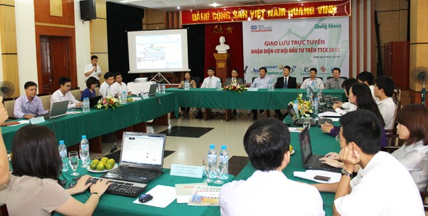 Khuất Duy Lợi - Hai Bà Trưng, Hà Nội Kính gửi ông Trần Trọng Hiếu, Là người đứng đầu DN niêm yết trên HNX, nhưng giá cổ phiếu giờ chỉ còn nửa mệnh giá, theo ông, lý do là vì hiệu quả Công ty chưa cao hay vì yếu tố thị trường? Ông sẽ làm gì để cải thiện tình trạng này, giảm bớt lỗ cho cổ đông chúng tôi? Giá thấp có phải là cơ hội tốt để mua cổ phiếu chưa ông? Trân trọng cảm ơn Ông Trần Trọng Hiếu: Chào bạn Lợi! Tôi cho rằng, giá cổ phiếu IDJ bị giảm giá mạnh là do 3 nguyên nhân chính như sau: Thứ nhất, trong năm 2011 là một năm rất khó khăn và đây cũng là năm đầu tiên Công ty bị thua lỗ, điều này ảnh hưởng đến niềm tin của nhà đầu tư. Thứ hai, thị trường đã trải qua xu hướng giảm điểm và cổ phiếu IDJ cũng không phải là trường hợp ngoại lệ Thứ ba, xuất phát từ nguyên nhân chủ quan từ phía công ty, do Công ty chưa chú trọng đến việc công bố thông tin nên nhà đầu tư trên TTCK chưa có nhiều thông tin để đánh giá đúng giá trị cổ phiếu. Để cải thiện tình trạng này, Ban lãnh đạo đã nỗ lực cao trong việc kinh doanh. Cụ thể, Công ty sẽ cắt giảm các hoạt động không mang lại nhiều lợi nhuận cho Công ty, và tập trung vào những mảng đầu tư hiệu quả, đồng thời cắt giảm những chi phí không cần thiết để nâng cao hiệu quả hoạt động cho DN. Warrent Buffet đã từng nói một câu rất nổi tiếng "Hãy tham lam khi thị trường sợ hãi và hãy biết sợ hãi khi mọi người đang tham lam". Còn nhìn lại lịch sử, sự giàu có của nhà tỷ phú Lý Gia Thành, chúng ta có thể thấy khối lượng tài sản khổng lồ mà ông có được là do ông đầu tư vào thời điểm thị trường rất xấu, và khi thị trường hồi phục thì tài sản của ông đã được nhân lên rất nhiều lần. Nói vậy để bạn tham khảo thêm, còn quyết định, lựa chọn cổ phiếu nào để đầu tư lại phụ thuộc vào từng mã cổ phiếu cụ thể. Vì trong thời kỳ khủng hoảng sẽ có sự phân hóa rệt giữa các cổ phiếu. Lê Hải Anh - Kim Giang, Hà Nội Chứng khoán Mỹ có câu nói “bán tháng 5 và đi chơi”. Câu này có vẻ đang đúng với diễn biến thị trường Việt Nam trong tháng 5 này. SHS có nhận định gì? Ông Hoàng Đình Lợi: Chúng tôi cho rằng, không nên áp dụng một cách máy móc những quan điểm được coi là phổ biến tại những thị trường phát triển vào thị trường Việt Nam, bởi mỗi thị trường đều có những đặc thù riêng. Minh - Hàng Trống, Hà Nội 1. Kính gửi ông Quyết. Là Chủ tịch HĐQT 1 DN thuộc lĩnh vực bất động sản, xin ông chia sẻ với NĐT quan điểm của mình về triển vọng thị trường bất động sản trong thời gian tới. Đây đã là thời điểm tốt nhất để mua nhà chưa? Ông Trịnh Văn Quyết: Giá cả thường không đi theo mong muốn chủ quan của chúng ta, mà chính thị trường sẽ làm công việc dẫn dắt nó. Nếu xét trong mối tương quan với giá vàng, giá USD và một số ngoại tệ khác, tỷ lệ lạm phát và sự mất giá của VND thì giá BĐS ở Việt Nam hiện nay đã trở về mức giá vốn. Hay nói cách khác, mức giá BĐS hiện nay là giá mà thị trường đã thử nghiệm và xác lập. Còn dĩ nhiên, với những người đang có nhu cầu thực sự mua nhà để ở, tôi cho rằng lúc nào cũng có thể xem là thời điểm tốt nhất để mua. Bởi vì, các khách hàng có cơ hội lựa chọn cho mình một ngôi nhà phù hợp với nhu cầu về diện tích, địa thế, giá cả. Khách hàng thậm chí có thể đàm phán giá dưới mức giá vốn với chủ đầu tư dự án có năng lực tài chính yếu kém. Với những diễn biến thị trường cũng như chuyển động từ các chính sách vĩ mô hiện nay, tôi cho rằng, xét về dài hạn, giá bất động sản sẽ có xu hướng đi lên. Trần Hoàng Mỹ Dung - Q.5, TP. HCM Quý I/2012, SHS đạt 40,5 tỷ đồng lợi nhuận trước thuế, nhưng đầu tháng 4, SHS có nghị quyết ĐHĐCĐ đề ra kế hoạch kinh doanh năm 2012 là 50,6 tỷ đồng lợi nhuận trước thuế. Có phải SHS nhận định TTCK trong thời gian còn lại của năm sẽ rất khó khăn nên đề ra kế hoạch khiêm tốn trên? SHS có dự kiến sẽ thay đổi kế hoạch kinh doanh 2012 hay không? Ông Hoàng Đình Lợi: Ông Hoàng Đình Lợi Tổng giám đốc SHS Kế hoạch kinh doanh năm 2012 được chúng tôi bắt đầu triển khai từ quý IV/2011 và được xây dựng dựa trên nguyên tắc thận trọng. Nguyên tắc này đã nhận được sự đồng thuận của HĐQT và cổ đông của Công ty. Do đó, mặc dù kết quả quý I/2012 đạt 40,5 tỷ đồng lợi nhuận trước thuế, nhưng kế hoạch lợi nhuận cả năm được ĐHCĐ thông qua vẫn là 50,6 tỷ đồng. Nếu tình hình kinh doanh quý II của SHS khả quan, đồng thời nếu thị trường sẽ có những tín hiệu khả quan cho hoạt động kinh doanh của Công ty trong các tháng cuối năm, thì chúng tôi có thể xem xét đề nghị ĐHCĐ điều chỉnh tăng kế hoạch lợi nhuận trước thuế năm 2012 của Công ty. Trần Bình Minh - Thanh Xuân, Hà Nội Chào chị Thuận, tôi thấy chị qua Tivi nhiều nhưng trong vai trò 1 nhà đồng hành cùng các chương trình an sinh xã hội, hay các sự kiện tầm cỡ như nhận các giải thưởng, danh hiệu cao quý… Hôm nay, trên Báo ĐTCK online, tôi lại được thấy chị với vị trí hoàn toàn khác, là chủ DN của cổ phiếu thuộc nhóm bluechips trên thị trường. Xin chúc mừng chị về tất cả những điều này. Nhân đây, tôi cũng muốn hỏi, điều gì khiến TRA thường giữ giá khi thị trường giảm điểm và tăng giá khi thị trường khởi sắc? Bà Vũ Thị Thuận: Trước hết, xin cảm ơn anh đã đánh giá cao các hoạt động của Traphaco vì trách nhiệm xã hội và sự đánh giá cổ phiếu TRA là một cổ phiếu blue-chip. Điều khiến cổ phiếu TRA giữ giá khi thị trường giảm điểm và tăng giá khi thị trường khởi sắc chính là nhà đầu tư đã hiểu giá trị của cổ phiếu TRA thông qua các công bố thông tin một cách công khai, minh bạch của Công ty cũng như sự phát triển của Traphaco theo hướng bền vững với những chiến lược phát triển rất rõ ràng và những nguồn lực được phát triển rõ nét. Có thể nói, TRA đã có được niềm tin của các nhà đầu tư. Nguyễn Thảo Nguyên - Nếu để so sánh BVH với PVI thì tôi thấy BVH vẫn giao dịch “được giá” hơn so với PVI trong khi PVI sở hữu các chỉ số đều không thua kém BVH, thậm chí giá trị sổ sách và tỷ suất lợi nhuận cao hơn BVH, nhưng thị giá chưa bằng 1/3 BVH. Chưa kể, PVI từng bán cho cổ đông chiến lược với giá 36.000 đồng/CP. Như vậy, có phải CP BVH đang “đắt”? Ông Hoàng Việt Hà: Ông Hoàng Việt Hà Giám đốc Khối Quản lý hoạt động kinh doanh Tập đoàn Bảo Việt Giá cổ phiếu phụ thuộc vào hai yếu tố: cung cầu thị trường và các giá trị nội tại của doanh nghiệp. Việc giá cổ phiếu rẻ hay đắt chúng tôi xin được không bình luận vì giá cổ phiếu hình thành trên thị trường dựa trên các đánh giá và quyết định của mỗi nhà đầu tư trên thị trường. Những đánh giá này dựa trên những sự phân tích về tình hình kinh tế vĩ mô, diễn biến của thị trường chứng khoán và phân tích hoạt động của doanh nghiệp. Việc phân tích hoạt động của doanh nghiệp không chỉ dừng lại ở việc đánh giá kết quả kinh doanh mà còn đánh giá triển vọng tăng trưởng của doanh nghiệp với các nội dung như chiến lược hoạt động, hệ thống mạng lưới và quy trình quản lý, hệ thống khách hàng, nguồn nhân lực, công tác quản trị, điều hành ... Do vậy nhà đầu tư sẽ cân nhắc đánh giá các yếu tố căn bản về doanh nghiệp và ra các quyết định đầu tư hợp lý của mình Trần Phương Dung - Thành phố Vinh, Nghệ An Tôi muốn đặt cho lãnh đạo IDJ hai câu hỏi: Thứ nhất, dự án văn phòng Charm Vit Tower do Tập đoàn Charmvit (Hàn Quốc) làm chủ đầu tư và IDJ độc quyền khai thác đến nay Công ty đã cho thuê hết diện tích chưa? Thứ hai, xin Ông cho biết kỳ vọng lợi nhuận của Công ty trong quý II/2012? Ông Trần Trọng Hiếu: Hiện này khu vực văn phòng cho thuê đã phủ kín gần hết. Chỉ còn 1.500 m2 dự kiến sẽ lấp đầy hết trong tháng 7/2012. Riêng khu vực Trung tâm thương mại vẫn còn trống khá nhiều. Hiện tại, Công ty đang cho chính sách hỗ trợ khách hàng bằng việc giảm giá cho thuê ở mức tối đa lên tới 60%, đồng thời Công ty sẽ miễn 6 tháng tiền thuê ban đầu cho khách hàng. Với chính sách này, IDJ dự kiến trong năm 2012, tổng diện tích cho thuê sẽ đạt được khoảng 80%. Liên quan đến lợi nhuận quý II/2012 như bạn vừa hỏi. Hiện chưa có con số cụ thể nhưng chung tôi tin tưởng lợi nhuận trong quý II/2012 sẽ cao hơn nhiều so với quý I/2012. Nguyễn Đức Long - Cống Vị, Ba Đình, Hà Nội Xin hỏi lãnh đạo IDJ Công ty có kế hoạch từ nay đến cuối năm sẽ bán thêm dự án nào, kỳ vọng của Công ty về lợi nhuận trong năm 2012? Cảm ơn! Ông Trần Trọng Hiếu: Ông Trần Trọng Hiếu Tổng Giám đốc IDJ Hiện nay IDJ đang sở hữu 1 số danh mục đầu tư khai thác tương đối tốt như sau: - Trường Hà Nội Academy - Khu vực văn phòng Charmvit - Khu vực TTTM Grand Plaza - Khu resort Hồng Dương Lương Sơn Hòa Bình – đầu tư gián tiếp qua công ty con - Dự án giáo dục trực tuyến của IDJ Technology Cả 5 danh mục đầu tư này đều đã hoàn tất quá trình đầu tư và đi vào khai thác. Công ty chưa có ý định chuyển nhượng bất kỳ danh mục đầu tư nào trong thời gian này vì HĐQT Công ty đánh giá đây chưa phải là thời điểm tốt để thực hiện chuyển nhượng bất kỳ danh mục đầu tư nào, mọi thứ đều rất "rẻ". Tuy nhiên, đối với dự án trường học Hà Nội Academy, hiện có rất nhiều đối tác muốn đầu tư vào thông qua hình thức mua cổ phần nhưng Công ty chưa có ý định bán. Dự án này đã mang lại cho Công ty một nguồn thu nhập ổn định qua các năm. Thực tế, hiện nay Trường đang vận hành rất tốt. Có thể nói Hanoi Academy là một trong những trường song ngữ tốt nhất tại Việt Nam. Trong năm 2012, chiến lược của IDJ là khai thác thật tốt các danh mục đã đầu tư và thu lợi nhuận bền vững. Kế hoạch lợi nhuận của công ty trong năm 2012 là 10% trên vốn điều lệ. Chiến lược quan trọng nhất trong thời kỳ khủng hoảng được Hội đồng quản trị đưa ra là bảo toàn được tài sản chứ không phải lợi nhuận là số 1. Nguyễn Bá Minh - Bắc Giang Sau khi trần lãi suất huy động được hạ xuống 13%, sau đó là 12%/năm, có nhiều nhận định rằng, bất động sản sẽ sớm hồi phục. Vì thế, cổ phiếu của các doanh nghiệp này đã tăng giá khá mạnh. Tuy nhiên, hiện lãi vay vẫn ở mức cao và các doanh nghiệp khó tiếp cận vốn. Trong bối cảnh hiện nay, SHS có nhận định gì về thị trường bất động sản nói chung, các doanh nghiệp bất động sản nói riêng? Ông Hoàng Đình Lợi: Chúng tôi nhận thấy việc hạ lãi suất huy động đang có xu hướng giảm trong thời gian tới là một dấu hiệu tích cực với nền kinh tế nói chung và lĩnh vực bất động sản nói riêng. Tuy nhiên, đánh giá mức độ hồi phục của thị trường bất động sản trước tín hiệu tích cực từ giảm lãi suất sẽ không thể nhanh chóng trong thời gian ngắn. Lý do: 1) tín dụng cho bất động sản sẽ vẫn không nằm trong khu vực được khuyến khích. 2) nhiều ngân hàng không mặn mà với việc cho vay bất động sản, do lo lắng nợ xấu gia tăng. 3) lượng hàng tồn kho các DN bất động sản đang ở mức cao và sức ép giải phóng hàng tồn kho là rất lớn. Do đó, chúng tôi cho rằng, nhiều DN bất động sản trong năm 2012 vẫn còn gặp khó khăn và lợi nhuận dự báo sẽ ở mức thấp. Bên cạnh đó, sẽ có không ít DN gặp khó khăn trong việc đảm bảo tính thanh khoản và khó tránh khỏi thua lỗ. money_89@gmail.com - Xin lãnh đạo HAPACO đưa ra dự kiến về mức lợi nhuận mà Tập đoàn đạt được tính đến hết quý II/2012? Ông Vũ Xuân Cường: Dự kiến lợi nhuận quý II/2012 của HAPACO là khoảng 4 tỷ đồng. Phần lợi nhuận này chủ yếu đến từ khu vực sản xuất. Cùng với diễn biến vĩ mô đang tốt dần, lãi suất giảm thêm, chúng tôi tin tưởng hoạt động kinh doanh của HAPACO trong 6 tháng cuối năm sẽ tiếp tục tốt hơn. Lê Song Thao - Việt Trì, Phú Thọ Theo SHS, cổ phiếu thuộc những lĩnh vực nào đáng để đầu tư trong năm nay? Ông Hoàng Đình Lợi: Chúng tôi cho rằng, những lĩnh vực đáng chú ý trong năm nay có ngành ngân hàng, cao su, thủy sản và một số DN trong lĩnh vực nông sản. Đây là những lĩnh vực có triển vọng khả quan hơn trong năm 2012. Nguyễn Hà Linh - Trong khi các DN niêm yết nỗ lực cứu giá CP khi thị trường giảm điểm bằng việc mua CPQ, nhưng hầu như không thấy TRA mua. Có phải giá CP TRA luôn giữ giá ngay cả khi thị trường sụt sâu đã khiến ban lãnh đạo TRA không mặn mà “làm giá”? Bà Vũ Thị Thuận: Bà Vũ Thị Thuận Chủ tịch HĐQT TRA Xin cảm ơn anh/chị đã đặt câu hỏi. Quan điểm của Ban lãnh đạo Traphaco là không bao giờ "làm giá" cổ phiếu TRA. Bởi vì, giá của cổ phiếu là do thị trường và các nhà đầu tư quyết định. Trong những năm gần đây, Traphaco không mua cổ phiếu quỹ vì Công ty tập trung nguồn lực cho việc xây dựng các giá trị như: xây dựng thương hiệu, xây dựng, hoàn thiện các cơ sở sản xuất và dây chuyền công nghệ; phát triển hệ thống phân phối sâu rộng với một đội ngũ nhân viên chuyên nghiệp... Giá trị của cổ phiếu TRA sẽ được tăng cường bởi những giá trị hữu hình và vô hinh của Công ty. Hiện nay, Traphaco được đánh giá là thương hiệu nổi tiếng, chúng tôi đã có một chuỗi giá trị từ nghiên cứu, sản xuất, đến thị trường. Trong những năm qua, doanh thu và lợi nhuận của Công ty đều tăng trưởng. Năm 2011, Traphaco đứng thứ hai về doanh thu và lợi nhuận trong nhóm các doanh nghiệp niêm yết trên thị trường chứng khoán. Đặng Khôi Nguyên - Chiến lược kinh doanh của BVH giai đoạn 2012-2013 là chuyển đổi mô hình kinh doanh, trong đó triển khai cung cấp các sản phẩm dịch vụ tài chính kết hợp. Chiến lược này đang được thực hiện ra sao? Ông Hoàng Việt Hà: Ngay từ sau cổ phần hóa tháng 10/2007, Bảo Việt phát triển theo mô hình tập đoàn tài chính bảo hiểm dựa trên ba trụ cột là bảo hiểm, đầu tư và dịch vụ tài chính trong đó có ngân hàng, chứng khoán, quản lý bất động sản. Lợi thế của mô hình tập đoàn là tiết giảm chi phí, nâng cao hiệu quả sử dụng vốn và bán chéo sản phẩm. Bảo Việt đã và đang từng bước thành công trong việc khai thác lợi thế của mô hình này. Trong những năm gần đây, Bảo Việt củng cố nền tảng “Một Bảo Việt - Một nền tảng mới” thông qua hoàn thiện mô hình quản trị theo thông lệ quốc tế, kiện toàn công tác quản lý tài chính, minh bạch hóa thông tin, đẩy mạnh hoạt động kiểm toán nội bộ, hoạt động quản lý rủi ro, tiếp tục hoàn thiện cơ sở hạ tầng công nghệ thông tin theo hướng tập trung, đầu tư phát triển nguồn nhân lực và đẩy mạnh phát triển thương hiệu. Về chuyển đổi mô hình kinh doanh, Bảo Việt cũng chuyển đổi mô hình kinh doanh theo hướng quản lý tập trung, hoạt động theo hướng chuyên môn hoá nhằm nâng cao năng suất cũng như tính chuyên nghiệp trong dịch vụ khách hàng. Song song với các giải pháp nền tảng, chúng tôi tập trung đẩy mạnh phát triển các sản phẩm tài chính-bảo hiểm kết hợp đáp ứng nhu cầu tài chính đa dạng của khách hàng, tăng cường bán chéo sản phẩm giữa các đơn vị kinh doanh bảo hiểm, giữa bảo hiểm và ngân hàng, và đẩy mạnh hợp tác nội bộ Tập đoàn trong sử dụng và tối ưu hóa nguồn vốn, hợp tác chiến lược phát triển kinh doanh giữa các đơn vị. Nguyễn Thu Hương - Quận 1, Tp.HCM Thưa ông Quyết, đối với các DN bất động sản nói chung, FLC nói riêng, khó khăn lớn nhất giai đoạn này là gì? Ông Trịnh Văn Quyết: Ông Trịnh Văn Quyết Chủ tịch HĐQT FLC Khó khăn lớn nhất đối với các DN bất động sản hiện nay chính là thanh khoản kém của thị trường bất động sản. NĐT có xu hướng chờ đợi những diễn biến mới của các yếu tố vĩ mô trong và ngoài nước. Hiện tại, các điều hành chính sách vĩ mô mới trong giai đoạn đầu của việc tái xác lập sự ổn định và phát triển nền kinh tế. Vốn FDI mới vào Việt Nam không đạt được mức độ như kỳ vọng. Trong bối cảnh này, hàng tồn kho của chuỗi các DN trong giá trị bất động sản bị tăng lên, dẫn đến thanh khoản hệ thống sụt giảm. Từ đó, nguồn vốn cho kinh doanh sẽ dần cạn kiệt, đẩy khó khăn tài chính cho nhóm DN này tăng lên. Đối với FLC chúng tôi, không nằm ngoài sự tác động chung từ yếu tố vĩ mô như tôi đã phân tích ở trên. Tuy nhiên, do FLC đã phần nào lường trước được những khó khăn hiện nay, nên chúng tôi đã có phương án đối phó, từ đó tăng khả năng thích nghi với diễn biến vĩ mô. Chính vì vậy, suốt thời gian qua, FLC đã kiểm soát dòng tiền tốt, tránh được nguy cơ mất thanh khoản như một số DN bất động sản khác. Tường Tâm - Cầu GIấy Gửi ông Vũ Xuân Cường, HAPACO: HAPACO từng là DN niêm yết đầu tiên trên TTCK, nhưng nay giá cổ phiếu xuống quá thấp. Tôi là cổ đông từ lâu của Công ty và xin hỏi ông rằng, liệu khả năng Công ty phát triển trở lại có nhiều không? Ông sẽ làm gì để HAPACO trở lại vị trí dẫn đầu ngành sản xuất giấy và cổ phiếu ở mức giá 3, 4 chấm trên thị trường? Ông Vũ Xuân Cường: HAPACO là Công ty đa ngành. Lĩnh vực sản xuất vẫn duy trì ổn định và phát triển tốt. Vì mục tiêu phát triển mở rộng của Công ty, nên chúng tôi mở rộng lĩnh vực đầu tư vào một số ngành nghề mới. Đây là những lĩnh vực đầu tư cho dài hạn, nên không thể mang lại lợi nhuận trong ngắn hạn. Những nhà đầu tư dài hạn nên nhìn về giá trị tương lai của HAPACO để đưa ra quyết định hợp lý. Về dài hạn, HAPACO tin tưởng sẽ đảm bảo khả năng phát triển tốt và bền vững, nhất là khi các dự án lớn mà Công ty đang đầu tư đưa vào khai thác. Trung Hưng - Hà Đông Xin hỏi ông Trịnh Hoài Giang, Tôi ấn tượng về ông khi đọc bài viết số Tết Báo Đầu tư Chứng khoán. Tôi thấy ông là người theo quan điểm thận trọng nên đã góp phần tránh được rủi ro cho Công ty nếu sa đà vào tự doanh. Tôi xin hỏi ông một số câu: 1. Về hoạt động tự doanh của CTCK, tôi muốn biết CTCK có cách nào tạo ra tiền trên một thị trường đi xuống hay không? 2. Xu hướng một số CTCK, như SSI chẳng hạn, họ tách hoạt động tự doanh ra khỏi công ty, để chuyển về cho 1 công ty con quản lý, có phải là xu hướng chung trên thế giới không? Liệu tách như vậy có đảm bảo tính độc lập và bảo về quyền lợi của nhà đầu tư không? Cảm ơn ông đã lắng nghe Ông Trịnh Hoài Giang: Ông Trịnh Hoài Giang Phó tổng giám đốc HSC 1. Trên thị trường chứng khoán Việt Nam, cách duy nhất để tạo tiền trong thị trường chứng khoán đi xuống là bán hết cổ phiếu và đầu tư vào trái phiếu và thị trường tiền tệ như HSC đã làm trong năm 2011. Theo quy định hiện hành của Việt Nam, không thể vay chứng khoán để bán hoặc dùng hợp đồng tương lai để phòng vệ rủi ro và thị trường cũng chưa có quyền chọn mua hoặc quyền chọn bán. Cách mà HSC làm trong năm vừa qua là đầu tư vào thị trường tiền tệ với lãi suất gần như cao nhất thế giới xấp xỉ 18 - 21%. VN Index xuống khoảng 30% nhưng năm vừa qua HSC vẫn có lợi nhuận khoảng 20% cho danh mục đầu tư của mình. 2. Việc tách hoạt động tự doanh ra khỏi công ty chứng khoán cho một công ty con quản lý trên thế giới có nơi làm có nơi không làm, tùy theo chính sách của từng công ty, nhưng đây không phải xu hướng chung. Gần đây ở Mỹ , Ủy ban Chứng khoán cũng như cơ quan chức năng khác muốn hạn chế hoạt động tự doanh tại các ngân hàng đầu tư và công ty chứng khoán. Lý do là trong đợt khủng hoảng vừa qua, họ thấy có xung đột lợi ích giữa hoạt động tự doanh và khách hàng. Ở Việt Nam, hoạt động tư doanh của công ty chứng khoán được tiến hành rất bình thường. Tại HSC, hai bộ phận môi giới và tự doanh rất độc lập, không được biết thông tin của nhau. Quy định này được thực hiện rất nghiêm ngặt. Hoàng Phương Dũng - Đống Đa, Hà Nội Gửi Tổng giám đốc HAPACO Tôi thấy cổ phiếu HAP giá hiện rất thấp, nên cũng quan tâm đầu tư. Xin hỏi ông, khó khăn lớn nhât của Công ty hiện nay là gì? Các ông có giải pháp gì để vượt qua những khó khăn đó? Ngành giấy đang chịu sự cạnh tranh rất gay gắt từ các sản phẩm nhập ngoại. Vậy HAPACO có định hướng mở rộng thị trường xuất khẩu không, thưa ông? Ông Vũ Xuân Cường: Ông Vũ Xuân Cường Tổng giám đốc HAP Hiện nay tôi không muốn nói về giá cổ phiếu cao thấp hay không, bởi có những công ty lỗ nhưng giá cổ phiếu vẫn tăng. Trong bối cảnh kinh tế hiện nay, Công ty cũng đang gặp những khó khăn nhất định. Có những sản phẩm tiêu thụ trong thị trường nội địa bị tồn đọng. Điều này nằm trong dự báo của Công ty. Nên Công ty tập trung thay đổi cơ cấu sản phảm. Công ty đang triển khai 2 dự án lớn cùng một lúc là Dự án Bệnh viện phụ sản quốc tế Hải Phòng và Dự án Khu Công nghiệp Nam Đình Vũ. Do đây là dự án dài hạn, trong ngắn hạn đang phải tăng vốn đầu tư, trong đó có vốn vay, đang phải lấy lãi của sản xuất để trả chi phí lãi vay triển khai dự 2 dự án. Tuy nhiên, về sản xuất, Công ty vẫn ổn định, không bị ảnh hưởng quá nhiều. Phần sản xuất hàng xuất khẩu vẫn tăng trưởng tốt. Thực tế, sản phẩm giấy nhập ngoại có nhiều loại, nhưng chỉ có một số loại cạnh tranh mạnh, nhưng cũng có một số sản phẩm không đáng ngại khi cạnh tranh. Với lượng giấy sản xuất nội địa, chúng tôi thay đổi cơ cấu sản phẩm, chuyển sang những sản phẩm ít cạnh tranh hơn và tập trung vào phân khúc khách hàng khác nhằm gia tăng tiêu thụ sản phẩm. Công ty đang liên tục mở rộng thị trường xuất khẩu. Các chủng loại giấy xuất khẩu của HAPACO đang chiếm thị phần 60%. Nguyễn Mạnh Hùng - Láng Hạ, Đống Đa, Hà Nội Trường Hanoi Academy do IDJ làm chủ đầu tư có hiệu quả không? Tỷ trọng doanh thu từ việc kinh doanh trường học của Công ty là như thế nào? Ông Trần Trọng Hiếu: Cảm ơn bạn đã quan tâm đến hoạt động đầu tư của IDJ, xin trả lời bạn như sau: Trường học là một trong những danh mục đầu tư tốt nhất của IDJ. Đây là một danh mục đầu tư bền vững bởi lĩnh vực này sẽ ổn định ngay cả trong thời kỳ khủng hoảng. Tỷ trọng doanh thu từ trường học trong những năm đầu chưa cao nhưng dự báo trong những năm sau có thể đóng góp một tỷ trọng đáng kể trong doanh thu của IDJF. Nguyễn Thanh Tú - Hải Phòng Tôi đang rất muốn đầu tư vào cổ phiếu HAPACO. Tuy nhiên, do tình hình tài chính có hạn, nên chỉ có thể đầu tư ngắn hạn khoảng 2-3 tháng. Lãnh đạo HAPACO có lời khuyên nào cho kế hoạch đầu tư này của tôi? Ông Vũ Xuân Cường: Tôi không phải là một nhà tư vấn đầu tư. Tuy nhiên, dưới góc độ điều hành doanh nghiệp, khó có thể có những yếu tố đột biến trong ngắn hạn như vậy để nhà đầu tư có lợi nhuận, trừ khi có một sự may mắn nào đó. Bùi Thị Thanh Thảo - Hai Bà Trưng, Hà Nội Xin hỏi đại diện SHS 2 câu: 1. Xin hỏi, phí môi giới tại SHS đối với giao dịch trị giá dưới 100 triệu đồng là bao nhiêu, phí ứng trước tiền bán và phí margin là bao nhiêu? 2. SHS có dịch vụ cho phép nhà đầu tư chuyển tiền trực tuyến từ tài khoản chứng khoán sang tài khoản ngân hàng hay không? Ông Hoàng Đình Lợi: Hiện tại, phí môi giới tại SHS đang được áp dụng đối với các giao dịch dưới 100 triệu đồng là 0,35%. Phí giao dịch qua Internet ưu đãi mức phí 0,18% đối với tất cả các giao dịch. Còn mức phí ứng trước tiền bán chứng khoán và phí margin được chúng tôi áp dụng linh hoạt tùy thuộc vào biến động về lãi suất cho vay trên thị trường. Chúng tôi luôn cố gắng tính toán để đảm bảo hài hòa quyền lợi của nhà đầu tư và SHS. Về câu hỏi thứ hai, hiện SHS cho phép khách hàng chuyển tiền trực tuyến từ tài khoản chứng khoán sang tối đa 3 tài khoản ngân hàng nhận chuyển khoản. Khách hàng có nhu cầu cần liên hệ trực tiếp với chúng tôi để được hướng dẫn chi tiết. Trần Trọng Minh - 213 Cách Mạng Tháng 8, TP. Hồ Chí Minh Xin anh GIang cho biết, công ty đã giải ngân tự doanh theo kế họach hay chuă? Triển vọng lợi nhuận quý 2 như thế nào? Thời điểm này trái phiếu có phải kênh đầu tư phù hợp hay không? Ông Trịnh Hoài Giang: Chúng tôi đã giải ngân theo kế hoạch. Có thời điểm cao nhất thì giá trị danh mục cổ phiếu niêm yết của Công ty lên đến 200 tỷ đồng và thấp nhất là gần như bằng 0. Lợi nhuận trước thuế quý II/2012 chúng tôi ước tính từ 100 đến 120 tỷ đồng. Đến nay là giữa quý II, Công ty đã đạt hơn 50% kế hoạch quý. Lũy kế đến hết tháng 4 đã được gần 50% kế hoạch lợi nhuận năm nay. Thời điểm này, tôi nghĩ trái phiếu chính phủ là kênh đầu tư tốt vì lãi suất vẫn tiếp tục giảm, dù khả năng lên giá của trái phiếu cũng không còn nhiều, nhưng rủi ro thấp. hung_otc@gmail.com.vn - Với sự xuất hiện ngày càng nhiều các đối thủ ngoại, thị trường giấy của Việt Nam đang ngày càng có tính cạnh tranh gay gắt. Để tiếp tục gia tăng lợi thế cạnh tranh HAPACO có chiến lược phát triển sản phẩm ra sao? HAPACO có định hướng tập trung vào phân khúc cụ thể nào nhằm tìm kiếm lợi nhuận bền vững? Ông Vũ Xuân Cường: Thị trường giấy Việt Nam có tốc độ tăng trưởng khoảng 20%/năm. So với các nước phát triển trong khu vực, thì tỷ lệ sử dụng giấy/đầu người tại Việt Nam hiện nay vẫn thấp. Vì vậy, hoạt động gia tăng đầu tư vào thị trường giấy Việt Nam là tất yếu. Tuy nhiên, trong thị trường rộng lớn, vẫn có những phân khúc khách hàng phù hợp, để HAPACO đầu tư và tìm kiếm lợi nhuận tại phân khúc khách hàng đó. Cụ thể là phân khúc nào, thì đây là bí mật kinh doanh của Công ty, nên chúng tôi không thể tiết lộ. Để có thể xác định được phân khúc khách hàng, HAPACO đã phải đầu tư nhiều công sức để nghiên cứu thị trường. Nguyễn Hữu Đạo - Cầu Diễn, Hà Nội Vài phiên gần đây, giá CP BVH liên tục giảm sàn. Xin hỏi, anh Hà, hoạt động kinh doanh của BVH vẫn ổn? Quý II, BVH đặt kế hoạch lợi nhuận bao nhiêu? Ông Hoàng Việt Hà: Về hoạt động kinh doanh của Bảo Việt 4 tháng đầu năm vẫn ổn định theo kế hoạch đã đề ra. Mặc dù nền kinh tế gặp nhiều khó khăn, tăng trưởng GDP chỉ đạt mức khoảng 4%, tuy nhiên thị trường bảo hiểm vẫn tăng trưởng ở mức 19%. Bảo hiểm là lĩnh vực cốt lõi của Bảo Việt vẫn đạt tốc độ tăng trưởng khoảng 19,2% (tính đến hết quý I/2012). Thị trường chứng khoán hồi phục mạnh giúp hoàn nhập dự phòng cho lĩnh vực đầu tư của Bảo Việt. Kết quả kinh doanh của tập đoàn nhìn chung là khá khả quan. Về doanh thu, tổng doanh thu hợp nhất toàn Tập đoàn quý I/2012 ước đạt 3.974 tỷ, đạt 22,6% so với kế hoạch 2012, tăng 18,1% so với cùng kỳ năm 2011. Doanh thu Công ty mẹ ước đạt 283 tỷ đồng, bằng 87,3% cùng kỳ năm trước. Về lợi nhuận trước thuế hợp nhất, quý I toàn Tập đoàn đạt 626 tỷ đồng, tăng trưởng 81% so với cùng kỳ năm trước, đặc biệt, LNTT Công ty mẹ đạt 458 tỷ đồng, tăng trưởng 99,4% so với cùng kỳ năm trước, do được hoàn nhập dự phòng trong quý I. Lê Minh - NĐT Hà Nội Tôi nghe nói các công ty chứng khoán có kế hoạch triển khai dịch vụ cho phép nhà đầu tư đặt lệnh trực tuyến qua điện thoại di động. SHS có kế hoạch này không, bao giờ triển khai, sử dụng như thế nào? Ông Hoàng Đình Lợi: Hiện tại, SHS đang thí điểm cho nhà đầu tư sử dụng điện thoại di động thông minh (smart phone) có trình duyệt web Internet explorer đặt lệnh thông qua địa chỉ online.shs.com. Ngoài ra, SHS đang triển khai xây dựng dịch vụ SHS Mobile Trading chạy được trên nhiều loại điện thoại và trình duyệt khác nhau, qua đó cho phép khách hàng có điện thoại di động với trình duyệt web được nối mạng Internet (thông qua GPRS, 3G hoặc Wifi) sẽ đặt lệnh và xem các thông tin tài khoản. Dự kiến, đầu quý III, SHS sẽ đưa dịch vụ này vào sử dụng rộng rãi. Trần Ngọc Mai - Quận Bình Thạnh, TP. HCM Tôi là người đã mua cổ phiếu IDJ ở mức giá 18.000, ngay trước thời điểm Công ty chuẩn bị lên sàn, đến nay mặc dù cổ phiếu của Công ty đã giảm nhiều nhưng tôi vẫn đang nắm giữ. Xin lãnh đạo Công ty có thể tư vấn cho tôi nên giữ hay bán? Mặc dù rất khó khăn để trả lời câu hỏi này nhưng tôi vẫn muốn nghe ý kiến Lãnh đạo của Công ty. Ông Trần Trọng Hiếu: Xin cảm ơn chị đã quan tâm và tin tưởng vào Công ty. Giá mua của chị ở thời điểm đó chắc phải được chia lợi nhuận trên 50% và quyền mua thêm cổ phiếu lúc đó? Tuy nhiên, kể cả chị được chia cổ tức và được quyền mua cổ phiếu thêm thì tính đến thời điểm này vẫn lỗ. Song tôi cho rằng, cổ phiếu IDJ bị điều chỉnh là theo xu hướng chung của thị trường. Tôi không dám khuyên chị nên bán hay nên giữ vì điều này còn tùy thuộc vào chiến lược của chị là nhà đầu tư dài hạn hay nhà đầu tư ngắn hạn? Tôi xin được chia sẻ với chị và các cổ đông của IDJ một số thông tin sau: Hiện có khoảng 52% cổ đông của IDJ là nhà đầu tư dài hạn. Giá lên hay xuống gần như họ không quan tâm, năm trước đại hội cổ đông vẫn thấy tên họ với số lượng cổ phiếu như vậy và năm nay vẫn thế. Họ chỉ đầu tư để nhận cổ tức và chỉ bán khi cần tiền hoặc giá bán cổ phiếu cực kỳ có lợi. Khoảng 48% cổ đông của IDJ là các nhà đầu tư ngắn hạn. Chiến lược của họ sẽ là mua vùng giá thấp, bán vùng giá cao. Khi cổ phiếu đi xuống thì họ mua thêm cổ phiếu giá thấp để bình quân hóa giá mua được rẻ hơn. Để trở thành các nhà đầu tư ngắn hạn thì phải thường xuyên theo dõi thị trường và có những thao tác phù hợp từng thời kỳ khác nhau. Một thông tin để chị yên tâm: IDJ vẫn là một công ty được đánh giá cao về triển vọng phát triển và cơ cấu tài chính tốt. Tỷ lệ nợ của Công ty là 13,9%/vốn điều lệ. Một tỷ lệ lý tưởng trong thời kỳ khủng hoảng. Công ty bắt đầu có lãi trở lại từ quý I năm 2012. Chúc chị có được quyết định sáng suốt phù hợp với hoàn cảnh của mình. Lê Hoàng Lan - Định Công, Hà Nội Xin hỏi lãnh đạo IDJ. Kế hoạch tái cấu trúc quản trị Trung tâm thương mại Grand Plaza trong năm 2012 sẽ được thực hiện như thế nào? Xin cảm ơn! Ông Trần Trọng Hiếu: Hiện nay, Trung tâm thương mại Grand Plaza đã thực hiện xong phần thiết kế và thi công lại nội thất tầng 1 và đang có chiến lược thu hút khách thuê với nhiều ưu đãi đặc biệt. Năm nay để phục vụ cho mục tiêu lấp đầy diện tích thuê của TTTM, Công ty sẽ chi một khoản ngân sách cho hoạt động Marketing. Như đã nói ở trên, mục tiêu phấn đấu là lấp đầy 80% diện tích từ nay đến cuối năm 2012. Đồng thời, sẽ biến Grand Plaza trở thành một điểm vui chơi giải trí, ăn uống, mua sắm lý tưởng tại thủ đô Hà Nội, xứng đáng với tầm vóc của chính nó. Nguyễn Duy Đông - TP Hồ Chí Minh Chúng tôi là 1 quỹ đầu tư nước ngoài. Tôi biết TRA đang có 1 cổ đông chiến lược duy nhất là Mekong Capital. Liệu TRA có ý định lựa chọn thêm cổ đông chiến lược thứ 2 hay không? Trong khi có DN lựa chọn cổ đông chiến lược là đối tác hoạt động trong cũng lĩnh vực hỗ trợ cho hoạt động sản xuất kinh doanh thì tại TRA, cổ đông chiến lược lại là 1 quỹ đầu tư. Đến thời điểm này, bà có nghĩ TRA đã chọn đúng người? Bà Vũ Thị Thuận: Cuối năm 2007, Traphaco thực hiện IPO, Mekong Capital đã trở thành cổ đông chiến lược của chúng tôi. Từ chỗ sở hữu 5% cổ phần, hiện nay, đối tác này đã sở hữu 24,9% và họ vẫn muốn là cổ đông chiến lược của Traphaco với việc cử người tham gia vào Hội đồng quản trị. Tuy nhiên, vì Mekong Capital là một quỹ đầu tư, theo chúng tôi, đến một lúc nào đó, họ sẽ thoái vốn khỏi Traphaco. Chúng tôi luôn mong muốn có một cổ đông chiến lược nước ngoài là đối tác hoạt động trong lĩnh vực dược. Còn thời điểm này, Mekong Capital vẫn tích cực tham gia với Công ty trong lĩnh vực quản trị doanh nghiệp và tiếp cận với các nhà đầu tư nước ngoài. Khi Mekong Capital có ý định tăng vốn lên trên 25%, chúng tôi cũng đã đề nghị họ, khi thoái vốn khỏi Traphaco, phải tìm được một đối tác hoạt động trong lĩnh vực dược mua lại cổ phần của Mekong Capital tại Traphaco. dautugiatri@gmail.com.vn - TPHCM Được biết, HAPACO đang đẩy nhanh tiến độ thành lập Công ty sản xuất Bột giấy tại Lào Cai. Đề nghị lãnh đạo HAPACO cho biết, bao giờ Công ty này sẽ chính thức đi vào hoạt động và điều này dự kiến sẽ đóng vào doanh thu và lợi nhuận của Tập đoàn ra sao? Ông Vũ Xuân Cường: Hiện nay HAPACO đang hoàn tất thủ tục với Sở KH&ĐT Lào Cai để thành lập Công ty. Theo dự kiến, cuối tháng 7/2012 thì Công ty sản xuất Bột giấy Lào Cai có thể đi vào hoạt động. Theo thiết kế, nhà máy có công suất 10.000 tấn bột giấy/năm, chia làm 2 giai đoạn. Giai đoạn 1 từ năm 2012-2013, Công ty sẽ duy trì sản lượng 5.000 tấn/năm. Giai đoạn 2 từ sau năm 2013 sẽ phấn đấu đạt đủ công suất. Với sản lượng như vậy, giá trị xuất khẩu của Công ty dự kiến sẽ tăng thêm từ 3-4 triệu USD/năm. Nguyễn Xuân Long - Xếp hạng năng lực tài chính từ Tổ chức quốc tế A.M.Best đang được BVH triển khai đến đâu? Là tập đoàn sở hữu nhiều công ty con hoạt động trong cùng lĩnh vực tài chính, thách thức lớn nhất của BVH trong rating là gì? Ông Hoàng Việt Hà: Hiện tại, Tập đoàn Bảo Việt đang thực hiện đánh giá hệ số tín nhiệm quốc tế. Để được xếp hạng, chúng tôi cần phải chuẩn bị rất nhiều công việc liên quan. Mục đích của việc triển khai này là nhằm rà soát đánh giá năng lực nội tại của doanh nghiệp và hoàn thiện, nâng cao hiệu quả quản trị doanh nghiệp. Chúng tôi đã được một đơn vị quốc tế tư vấn và chuyển giao công nghệ về triển khai các phần việc liên quan tới xếp hạng năng lực tài chính. Đồng thời, chúng tôi cũng thực hiện các phần việc liên quan tới đánh giá năng lực tài chính, hoàn thiện qui chế, qui định quản lý của Bảo Việt. Để chuẩn bị cho xếp hạng, chúng tôi cũng đã chủ động thực hiện báo cáo tài chính theo chuẩn mực kế toán Việt Nam (VAS) và chuẩn mực kế toán quốc tế (IFRS). Trong quá trình thực hiện, chúng tôi chưa gặp phải thách thức đáng kể nào. Sau khi hoàn tất, Bảo Việt sẽ có công bố chính thức kết quả đánh giá xếp hạng tín nhiệm. Ngô Nguyệt Minh - Nguyễn Sơn, Gia Lâm, Hà Nội Là một trong những người giàu nhất sàn chứng khoán, xin các ông chia sẻ thú tiêu tiền của mình? Ông Trịnh Văn Quyết: Sở thích của tôi là làm việc chứ không phải là thích tiêu tiền. Là một doanh nhân, tôi hiểu rõ giá trị của đồng tiền và sự khó khăn để kiếm đồng tiền chính đáng. Do đó, tôi rất quan tâm đến công tác an sinh xã hội, và việc hỗ trợ thực hiện công tác từ thiện đã trở thành niềm đam mê của bản thân tôi. Trong thời gian vừa qua, cá nhân tôi và toàn thể cán bộ, nhân viên Tập đoàn FLC và Công ty luật SMiC đã thực hiện nhiều dự án và chương trình hỗ trợ từ thiện cho nhiều cá nhân tập thể. Bên cạnh việc mở rộng quy mô hoạt động kinh doanh, cũng như thực hiện các chiến lược phát triển, năm 2012 cũng là năm Tập đoàn FLC hướng tới xây dựng một FLC vì cộng đồng. Cam kết này đã được ban lãnh đạo cũng như toàn thể cán bộ nhân viên Tập đoàn FLC hưởng ứng qua hàng loạt các hoạt động xã hội cụ thể và thiết thực. Lê Minh Tâm - Năm nay, HAPACO có kế hoạch phát hành 100 tỷ đồng trái phiếu chuyển đổi để tài trợ cho Dự án Bệnh viên phụ sản quốc tế Hải Phòng theo hình thức phát hành riêng lẻ. Đến thời điểm này, HAPACO đã có trong tay danh sách những đối tác phát hành tiềm năng chưa, họ đã dự định mua bao nhiêu chưa. Dự kiến bao giờ HAPACO sẽ triển khai kế hoạch phát hành này? Ông Vũ Xuân Cường: Trong ĐHCĐ thường niên năm 2012, HAPACO đã xin phép ĐHCĐ kế hoạch phát hành 100 tỷ đồng trái phiếu chuyển đổi để tài trợ cho Dự án Bệnh viện phụ sản quốc tế Hải Phòng, nhằm làm cơ cấu vốn vay đầu tư cho dự án này. Đến thời điểm hiện nay, đã có 6 cổ đông lớn của HAPACO và 2 nhà đầu tư nước ngoài rất quan tâm đến đợt phát hành này. HAPACO đang trong quá trình thương thảo. Theo kế hoạch, HAPACO sẽ phát hành trái phiếu vào cuối quý III/2012 nếu điều kiện thuận lợi. ngocthuy - TPHCM Gởi ông Trịnh Hoài Giang, Phó Tổng giám đốc CTCK HSC Các CTCK đang và còn hoạt động trong môi trường có nhiều thay đổi về luật lệ, chính sách tác động trực tiếp đến CTCK. Theo anh, HSC liệu có phải điều chỉnh nhiều không để thích nghi với những luật lệ mới? Những điều chỉnh về chính sách có được HSC đoán định và chuẩn bị từ trước không? HSC sẽ có lợi hơn hay khó khăn hơn khi các chính sách mới, liên quan đến hoạt động của CTCK chính thức áp dụng? Theo anh, tiềm năng phát triển của CTCK trong tương lai nhiều không?Vì sao? Ông Trịnh Hoài Giang: Chúng tôi có chuẩn bị cho thay đổi về chính sách và biến động mạnh trên thị trường. Trong những năm qua, HSC gần như không vay nợ do sự thất thường trong cung cấp vốn của ngân hàng. Chính vì vậy, HSC có hoạt động tương đối ổn định khi Ngân hàng Nhà nước siết chặt việc cho vay chứng khoán làm thị trường giảm mạnh trong năm vừa rồi. Chúng tôi cũng đã chuẩn bị hệ thống giao dịch và nguồn vốn cho giao dịch kỹ quỹ từ rất lâu trước khi Ủy ban Chứng khoán chính thức cho phép hoạt động này. Hiện nay, chúng tôi đã lập nhóm nghiên cứu để chuẩn bị cho giao dịch hợp đồng tương lai của chỉ số chứng khoán. Dù biết rằng sớm nhất cũng phải 2 năm nữa thì sản phẩm này mới được giao dịch. Chúng tôi cũng có kế hoạch tăng vốn và vay nợ để cho phù hợp với quy định mới ban hành của Bộ Tài chính mới đây đối với hoạt động của các công ty chứng khoán. Trước đây, biên độ biến động của thị trường quá lớn và thay đổi chính sách quá thất thường nên HSC cần "bộ đệm" tương đối dầy, đó là vốn chủ sở hữu đã lên đến 2.200 tỷ đồng tại thời điểm này. Trong tương lai, HSC cho phép dùng thêm nợ để tăng chỉ số ROE, bởi vì dự báo chính sách sẽ có xu hướng hỗ trợ nhiều hơn cho các hoạt động của công ty chứng khoán và điều hành chính sách cũng linh động và minh bạch hơn. Nguyễn Phương Anh - TRA vừa hoàn tất việc mua gần 25% CP tại Dược Đắc Lắc và sắp tới sẽ tăng dần tỷ lệ nắm giữ tại đây để trở thành cổ đông chiến lược nắm quyền chi phối. Bà có thể phân tích sự khác biệt về lợi ích mà TRA được hưởng tại 3 DN mà Công ty đang nắm quyền chi phối như Dược Đắc Lắc, CNC Traphaco (TRA nắm 51% vốn) và Traphaco Sapa (TRA nắm 100% vốn) để cổ đông được rõ hay không? Bà Vũ Thị Thuận: Việc Traphaco vừa trở thành cổ đông lớn của Công ty Dược Đắc Lắc là một hoạt động đầu tư trong chiến lược phát triển hệ thống phân phối của Traphaco cả về chiều rộng lẫn chiều sâu. Hệ thống phân phối của Traphaco hiện nay đã phát triển rộng khắp cả nước với sự tham gia của 30 đại lý và 12 chi nhánh và các công ty dược mà Traphaco có cổ phần. Năm 2011, Traphaco nâng tỷ lệ sở hữu tại Traphaco CNC lên 51% với mục đích tăng cường năng lực sản xuất vì, Traphaco CNC có nhà máy đạt tiêu chuẩn GMP-WHO đầu tiên trong cả nước đang cung ứng sản phẩm cho Traphaco (chiếm 60% doanh thu của Traphaco). Traphaco Sapa là một điểm trong chiến lược phát triển bền vững của Traphaco. Công ty này là nơi Traphaco nghiên cứu và phát triển vùng trồng nguyên liệu cho các nhà máy của Traphaco. Ba công ty trên chính là 3 điểm trong chuỗi giá trị của Traphaco: Nguồn nguyên liệu - Sản xuất - Phân phối sản phẩm. Đậu Bình Minh - Nam Đồng, Đống Đa, Hà Nội SHS gần đây thay đổi TGD không ít lần, xin hỏi anh Lợi có thấy áp lực khi ngồi trên ghế nóng, quan điểm điều hành của anh với công ty là gì? Ông Hoàng Đình Lợi: Theo tôi, mọi công việc đều có áp lực riêng. Với vị trí là tổng giám đốc của một CTCK trong giai đoạn hiện nay thì rõ ràng áp lực không phải là nhỏ. Tuy nhiên, quan điểm của tôi là biến những áp lực đó thành những hành động để giúp công ty vượt qua được những trở ngại, khó khăn và hoàn thành những mục tiêu mà HĐQT và ĐHCĐ giao phó. Quan điểm điều hành công ty của tôi là đảm bảo hiệu quả, an toàn, bền vững, mang lại lợi ích tối đa cho các cổ đông, tạo dựng môi trường làm việc chuyên nghiệp, năng động, cởi mở để người lao động được phát triển nghề nghiệp của mình và có những đóng góp tích cực cho sự phát triển của công ty. Thanh Thủy - Phường 25 quận Bình Thạnh HCMC An TRịnh Hòai GIang cho hỏi, VCB ảnh hưởng rất lớn đến chỉ số. Trong mấy phiên vuằ qua, VCB giảm do bị nước ngòai bán mạnh khiến các cổ phiếu khác giảm theo. Vậy em cần nhìn chỉ số nào để quyết định mua bán mà không bị ảnh hưởng nhiều bởi VCB, NHìn chỉ số Hà Nội chính xác hơn chăng? Ông Trịnh Hoài Giang: Bạn có thể tham khảo chỉ số VN Index 30. VCB là một thành phần của chỉ số VN Index 30. Phần cổ phiếu nắm giữ của cổ đông nhà nước không được tính vào trọng số tính VN Index 30. Tôi cũng thấy là chỉ số sàn Hà Nội không bị lệch nhiều như sàn HSX. Nên chỉ số HNX phản ánh sát hơn xu hướng chung của toàn thị trường. Hoàng Lan - Hà Nội Kính gửi ông Quyết, Là một luật sư, một Chủ tịch CTCK đang hoạt động, xin ông cho biết, quan điểm của ông về ranh giới giữa lỗi hành chính với tội hình sự trên TTCK là như thế nào? Tôi có theo dõi thông tin trên các báo, nhất là Báo ĐTCK, thấy chưa ai có quan điểm thuyết phục về vấn đề này cả. Xin cảm ơn ông Ông Trịnh Văn Quyết: Về vấn đề này, tôi cho rằng để trả lời đầy đủ nhất trong khuôn khổ buổi giao lưu ngày hôm nay là không dễ. Do đó, xin hẹn trả lời bạn trong một dịp gần nhất trên báo Đầu tư Chứng khoán. Tuy nhiên, quan điểm cá nhân tôi là: Không nên hình sự hóa các mối quan hệ kinh tế dân sự, nhất là trong một xã hội văn minh, tiến bộ như đất nước chúng ta đang xây dựng. Hoàng Hải - Tp.HCM Bảo Việt là 1 trong số các Tập đoàn Kinh tế nhà nước đang triển khai tái cấu trúc. Việc này được thực hiện đến đâu? Các vấn đề trọng tâm trong kế hoạch tái cấu trúc của Bảo Việt là gì? Ông Hoàng Việt Hà: Thực tế, so với các Tập đoàn nhà nước khác, Tập đoàn Bảo Việt đã thực hiện quá trình tái cấu trúc từ khi cổ phần hóa vào năm 2007 và đã cùng với cổ đông chiến lược HSBC tiến hành đổi mới trong các lĩnh vực thương hiệu, công nghệ, quản trị, tài chính, phát triển nguồn nhân lực. Để tiếp tục triển khai tái cấu trúc, tái cơ cấu nhằm nâng cao hiệu quả hoạt động. Năm 2012, HĐQT Tập đoàn Bảo Việt đã thành lập Ban chỉ đạo Đề án tái cấu trúc do Chủ tịch HĐQT Tập đoàn làm Trưởng Ban và thành lập Ban Quản lý Dự án tái cấu trúc Tập đoàn bảo Việt. Trên cơ sở nghiên cứu các yêu cầu, chủ trương của Chính phủ về tái cơ cấu các tập đoàn, tổng công ty nhà nước, kinh nghiệm quốc tế về tổ chức mô hình tập đoàn tài chính bảo hiểm, Ban Chỉ đạo Đề án tái cơ cấu Bảo Việt đã rà soát, đánh giá hiệu quả các lĩnh vực hoạt động của toàn Tập đoàn và đề xuất phương án tái cơ cấu của các đơn vị thành viên trình lên Chính phủ và Bộ Tài chính. Đề án tái cấu trúc của Bảo Việt tập trung chủ yếu vào các nội dung: Định hướng ngành nghề, chiến lược vốn và quản trị doanh nghiệp với mục tiêu tái cấu trúc là đổi mới hơn nữa quản trị doanh nghiệp để khai thác hiệp lực sức mạnh toàn tập đoàn nhằm tối đa hóa hiệu quả hoạt động và nâng cao năng lực cạnh tranh, phát triển thành tập đoàn tài chính-bảo hiểm hàng đầu tại Việt Nam, từng bước vươn ra thị trường khu vực. Nguyễn Như Đua - Đông Hưng, Thái Bình Năm 2012, FLC dự kiến chia cổ tức 15% vốn điều lệ. Đến thời điểm này, ông đánh giá sao về khả năng hoàn thành kế hoạch trên? Ông Trịnh Văn Quyết: Kế hoạch chia cổ tức tỷ lệ 15% vốn điều lệ bằng tiền mặt đã được ĐHCĐ thông qua từ đầu năm 2012, đến thời điểm này là hoàn toàn khả thi. Vũ Việt Hà - Quận Hoàng Mai, Hà Nội Cổ phiếu IDJ có tính thanh khoản rất tốt nhưng giá vẫn còn thấp. Là nhà đầu tư cá nhân, theo Ông Hiếu, tôi có nên đầu tư vào cổ phieu IDJ không? Ông Trần Trọng Hiếu: Tôi không có lời khuyên cụ thể là nhà đầu tư nên đầu tư vào một cổ phiếu nào, mà tôi xin chia sẻ khi đặt mình vào địa vị của một nhà đầu tư. Nếu muốn đầu tư vào một cổ phiếu nào, bạn nên cân nhắc các yếu tố sau: 1/ Cổ phiếu đó có tính thanh khoản không? Có nhiều nhà đầu tư quan tâm đến cổ phiếu đó không? 2/ Chất lượng tài sản của công ty đó đầu tư như thế nào? Có giá trị bền vững không? 3/ Tỷ lệ nợ/ vốn chủ có cao không? Có nằm trong ngưỡng an toàn không? 4/ Công ty có lợi nhuận không? Và triển vọng trong tương lai như thế nào? 5/ Ban lãnh đạo là ai? Họ có đáng tin cậy không? 6/ Giá cổ phiếu có nằm trong vùng hấp dẫn so với giá trị thực của công ty không? (Giá trị sổ sách và giá trị tài sản thực). Đây cũng là 6 tiêu chí quan trọng đối với tôi khi đầu tư bất cứ một cổ phiếu nào. Nếu Quý vị đồng ý 6 tiêu chí trên thì có thể đối chiếu các tiêu chí này với bất kỳ cổ phiếu nào khi ra quyết định đầu tư. NhatLam - 210 Đội cấn Thời gian vừa, FLC đã công bố một loạt dự án lớn về BĐS, với quy mô đầu tư hàng nghìn tỷ đồng. Tôi băn khoăn FLC sẽ làm gì để đủ khả năng tài chính triển khai các dự án đó? Ông Trịnh Văn Quyết: Là lãnh đạo một DN, nhất là DN niêm yết, chúng tôi luôn thận trọng trong việc xây dựng và công bố các kế hoạch kinh doanh của Công ty. Thời gian vừa qua, FLC đã công bố kế hoạch triển khai một số dự án lớn như: Dự án Green City ở Vĩnh Phúc; dự án FLC Tower ở Vĩnh Yên, Vĩnh Phúc; dự án Khu nghỉ dưỡng Hồ Cẩm Quỳ ở Ba Vì, Hà Nội; dự án bãi đậu xe thông minh ở Mỹ Đình, Hà Nội... Trong quá trình lập kế hoạch kinh doanh, chúng tôi đã phải cân nhắc rất kỹ về hiệu quả kinh doanh, khả năng tài chính cũng như các yếu tố liên quan đến vĩ mô khác. Về nguồn lực tài chính tài trợ cho các dự án, chúng tôi sẽ sử dụng nguồn vốn tự có, vốn hỗ trợ của các ngân hàng cũng như cam kết tài trợ vốn từ các đối tác khác. Nếu thị trường thuận lợi, việc phát hành trái phiếu huy động vốn cũng được FLC coi là một kênh huy động vốn cần được xem xét. Như đã trả lời câu trên, FLC không có dư nợ ngân hàng. Sau khi sáp nhập với FLC Land thì tổng số nợ của cả hệ thống ở dưới xấp xỉ 100 tỷ đồng, trong khi còn rất nhiều tài sản chưa được hạch toán theo giá thị trường. Chienthuatdautu - tphcm Tôi có 500 triệu đồng, hiện giờ lãi suất đã giảm xuống thấp và vàng cũng không còn hấp dẫn nữa. Tuy nhiên, thị trường chứng khoán hiện cũng xuống thê thảm quá, tôi không dám mạnh dạn đầu tư. Vì vậy, mong các chuyên gia cho tôi lời khuyên có nên tham gia vào thị trường ngay không? Cám ơn nhiều! Ông Hoàng Đình Lợi: Hiện tại, với quan điểm cá nhân của tôi, một số kênh đầu tư như: - Thứ nhất là vàng, có mức độ biến động mạnh và có xu hướng giảm giá gần đây, không thực sự hấp dẫn. - Thứ hai là USD, có mức biến động giá thấp, giữ ở mức ổn định sau một thời gian dài. - Thứ ba là bất động sản, chúng tôi đánh giá vẫn đang trong thời kỳ khó khăn và có xu hướng giảm giá tiếp. - Với kênh đầu tư chứng khoán, mức giá của nhiều cổ phiếu hiện tại được xem là hấp dẫn trong bối cảnh nền kinh tế vĩ mô trong nước đang có những tín hiệu tốt dần lên. Với đặc trưng của TTCK luôn có diễn biến báo trước diễn biến của nền kinh tế từ 6 - 9 tháng, chúng tôi cho rằng, xét về trung và dài hạn, hiện là cơ hội đầu tư cổ phiếu khi chọn được những doanh nghiệp có nền tảng cơ bản tốt và tình hình tài chính lành mạnh, được hưởng lợi từ các chính sách vĩ mô trong thời gian tới. Nhung - 163 Cầu Giấy Thưa ông Trịnh Văn Quyết, việc sáp nhập với FLC land để tăng vốn đã được ĐHCĐ thông qua. Vậy khi nào FLC hoàn thành việc sáp nhập này. Cổ đông FLC được gì sau sáp nhập? Ông Trịnh Văn Quyết: Theo kế hoạch, trong quý III/2012, FLC sẽ hoàn thành việc sáp nhập FLC land vào FLC. Hiện nay, chúng tôi đang thực hiện các thủ tục cần thiết theo quy định của pháp luật để hoàn thành kế hoạch sáp nhập trên như tinh thần của ĐHCĐ đã đề ra. Sau sáp nhập, chúng tôi kỳ vọng FLC sẽ tăng năng lực cạnh tranh thông qua việc tăng năng lực tài chính, tổng quy mô tài sản. Trong mấy năm vừa qua, lợi nhuận từ triển khai dự án FLC Landmark Tower chưa được hạch toán vào kết quả kinh doanh của FLC land. Chính vì vậy, việc sáp nhập này kỳ vọng sẽ làm tăng lợi nhuận cho FLC. Hiện tại Tập đoàn FLC hầu như không nợ ngân hàng. Sau khi sáp nhập với FLC Land thì tổng số nợ của cả hệ thống ở dưới mức 100 tỷ đồng. Trong khi đó, FLC còn nhiều tài sản chưa thực hiện bán, trong đó lượng lớn là diện tích sàn các tầng văn phòng và trung tâm thương mại của FLC Landmark Tower (đã hoàn thành trước kế hoạch 04 tháng). Khối tài sản cả ngàn tỷ đồng vẫn chưa được tính vào doanh thu, trong khi vay nợ thấp, do vậy tôi tự tin về kế hoạch đề ra. Đây là một trong những lý do khiến FLC đặt kế hoạch lãi sau thuế gần 300 tỷ đồng trong năm 2012 dù thị trường bất động sản vẫn còn nhiều khó khăn. Phạm Thuỷ Nguyên - Tôi được biết tại Dược Đắc Lắc, doanh thu lớn nhưng lợi nhuận còn chưa tương xứng (năm 2011, doanh thu gần 270 tỷ đồng; lợi nhuận 5 tỷ đồng). Với tư cách là cổ đông lớn tại Dược Đắc Lắc, TRA sẽ làm gì để gia tăng lợi nhuận tại đây và từ đó hưởng lợi ích tại Công ty này nhằm gia tăng lợi nhuận cho chính TRA? Bà Vũ Thị Thuận: Chúng tôi đã nghiên cứu hoạt động kinh doanh của Dược Đắc Lắc cũng như các giá trị của công ty này. Chúng tôi đã có bề dày hợp tác phân phối sản phẩm trên 10 năm. Với tư cách là cổ đông lớn tại Dược Đắc Lắc, chúng tôi có trách nhiệm gia tăng lợi nhuận tại đây bằng cách phát huy các lợi thế của nhau nhằm tăng trưởng doanh thu, tăng cường quản trị doanh nghiệp và khai thác mạnh mẽ thị trường Đắc Lắc nói riêng và Tây Nguyên nói chung. Ngoài phân phối sản phẩm dược phẩm, Traphaco là một thương hiệu số một về các sản phẩm đông dược. Dược Đắc Lắc cũng sẽ là đối tác phát triển vùng nguyên liệu tại Tây Nguyên cho Traphaco. Quan điểm kinh doanh của Traphaco là Thành tín, Đồng lợi và Cùng phát triển. Phí Lâm Nhi - BVH là tập đoàn tiên phong cam kết tiết giảm chi phí. Xin hỏi, đến thời điểm này, Tập đoàn đã tiết kiệm được bao nhiêu tiền trong tổng số tiền 145 tỷ đồng dự kiến cắt giảm được trong năm nay? Ông Hoàng Việt Hà: Hưởng ứng chủ trương chung của Chính phủ về tiết kiệm chi phí và kiềm chế lạm phát, Tập đoàn Bảo Việt cùng các đơn vị thành viên của Tập đoàn đã quán triệt thực hiện tiết kiệm tối đa chi phí. Các mục tiêu cụ thể: Tiết giảm 5-10% chi phí quản lý và nâng cao hiệu quả kinh doanh; Phấn đấu hoàn thành vượt mức kế hoạch kinh doanh năm 2012, tiết giảm chi phí nhưng vẫn đảm bảo hoàn thành kế hoạch doanh thu và lợi nhuận, đảm bảo mức chia cổ tức cho cổ đông là 12%; Chúng tôi đã thực hiện động bô các giải pháp về tuyên truyền, thi đua tiết kiệm chi phí, rà soát kế hoạch đầu tư, chi phí năm 2012, rà soát các định mức chi phí quản lý kinh doanh nhằm, triển khai tăng cường các biện pháp quản lý rủi ro đề phòng hạn chế tổn thất trong các lĩnh vực bảo hiểm, đầu tư… Tính đến nay, tổng chi phí quản lý Tập đoàn Bảo Việt đã tiết giảm trong quý I/2012 là 34 tỷ đồng, hoàn thành 23% kế hoạch. Số tiền này chưa bao gồm các tiết giảm chi phí trong lĩnh vực kinh doanh như triển khai hiệu quả các giải pháp đề phòng hạn chế tổn thất, tăng cường quản lý rủi ro...mà chúng tôi đã thực hiện được. Quan trọng hơn, phong trào này đã tạo ý thức tốt hơn cho cán bộ trong tiết kiệm và đề xuất các biện pháp tiết kiệm trong toàn hệ thống. Nguyễn Minh Tiến - Linh Đàm, Hà Nội CTCK TP.HCM là một trong những CTCK chiếm thị phần hàng đầu trong cung cấp dịch vụ cho nhà đầu tư nước ngoài. Xin ông Trịnh Hoài Giang, Phó Tổng giám đốc HSC chia sẻ chi tiết thông tin về vấn đề này. Điều gì khiến nhà đầu tư nước ngoài ưa chuộng HSC. Định hướng sắp tới của HSC trong phục vụ nhà đầu tư nước ngoài là gì? Ông Trịnh Hoài Giang: Việc khiến nhà đầu tư nước ngoài ưa chuộng HSC là sự kết hợp của nhiều yếu tố. Thứ nhất là chúng tôi có một đội ngũ phân tích tốt và dịch vụ tốt. Thứ hai là hệ thống công nghệ, hệ thống nhận lệnh và xử lý lệch tiên tiến. Thứ ba là sự tách biệt rất rõ ràng và nghiêm ngặt giữa hoạt động môi giới và hoạt động tư vấn tài chính doanh nghiệp và hoạt động tự doanh. Quan trọng là hoạt động quản trị rủi ro của HSC rất là tốt. Có thể xem đây là những thành phần chủ yếu và HSC sẽ tập trung tăng cường tất cả các thành phần này trong tương lai để phục vụ cho nhà đầu tư nước ngoài. Sắp tới sẽ có những sản phẩm mới được phép giao dịch. HSC đã có những đội phát triển các sản phẩm này giúp cho nhà đầu tư nước ngoài giao dịch dễ dàng hơn và phòng vệ được rủi ro khi đầu tư vào thị trường Việt Nam. Trần Xuân Đức - Hà Nội Được biết, quý I/2012 Công ty Cổ phần Cơ điện lạnh - REE (đơn vị hợp tác thực hiện dự án Tháp Tài chính) xin rút khỏi dự án và xin giải thể Công ty Cổ phần HAP-REE (đơn vị chủ đầu tư dự án). HAPACO đang tìm kiếm đối tác khác để tiếp tục triển khai dự án ra sao? Tại sao REE lại xin rút khỏi dự án, điều này khiến dự án triển khai chậm đến mức nào? Ông Vũ Xuân Cường: Vào năm 2008, HAPACO có chủ trương liên kết với CTCP Cơ điện lạnh (REE) để xây dựng Dự án Tháp Tài chính. HAPACO có quỹ đất thuận lợi, REE có kinh nghiệm trong triển khai các dự án này. Tuy nhiên, do chịu tác động tiêu cực của cuộc khủng hoảng tài chính 2008-2009, nên chúng tôi đã phải tạm dừng triển khai dự án. Đến năm 2011, tình hình kinh tế Việt Nam tiếp tục gặp khó khăn. Sau khi đánh giá khả năng thành công của Dự án, HAPACO quyết định dừng triển khai dự án, do thị trường cho thuế văn phòng gặp nhiều khó khăn. Trong tương lai, nếu tình hình kinh tế tốt lên, nhà đầu tư nước ngoài gia tăng đầu tư vào Hải Phòng, HAPACO sẽ xem xét kế hoạch khởi động lại dự án này. Nguyễn Song Linh - Phương Mai, Đống Đa, Hà Nội Gửi ông Trần Trọng Hiếu hiện tại, thị giá cổ phiếu IDJ chỉ bằng một nửa so với giá trị sổ sách của Công ty và bằng chỉ bằng 1/4 so với tổng tài sản của IDJ Ông Trần Trọng Hiếu: Đây là sự thật. Nếu quan sát trên thị trường bạn sẽ thấy, cơn sốt chứng khoán năm 2006 - 2007 đã đẩy giá cổ piếu của nhiều mã tăng đến 90 lần so với mệnh giá. Còn hiện nay, 70% các mã cổ phiếu trên sàn HNX có thị giá thấp hơn mệnh giá. Thử đặt một bài toán, để có một công ty mới bây giờ thì tối thiểu bạn phải góp vốn 10.000 đồng/cp. Để xây dựng được một công ty có lợi nhuận và đưa lên niêm yết trên sàn chứng khoán là cả một câu chuyện. Nhưng theo tôi, đó là quán tính của con lắc. Tức là một chiều bị đẩy quá cao thì chiều ngược lại cũng phải chịu một lực tác động gần tương ứng. Tuy nhiên, dù con lắc có lắc mạnh đến đâu thì thị trường vẫn có quy luật của nó: “Giá cả cuối cùng sẽ phải xoay quanh giá trị”. Chính vì vậy, trước hay sau thì giá thị trường sẽ quay về giá trị thực của từng cổ phiếu. Đinh Văn Khải - Thủ Đức, TP. HCM Những năm vừa qua, BVH nắm giữ lượng tiền lớn nhưng hiệu quả đầu tư tài chính của BVH chưa cao. Sắp tới BVH có biện pháp gì để nâng cao hiệu quả đầu tư tài chính? Ông Hoàng Việt Hà: Hiện chúng tôi đang tập trung các giải pháp: -Nâng cao hiệu quả hoạt động của các lĩnh vực đầu tư chiến lược nòng cốt thông qua chiến lược phân bổ nguồn lực tài chính và cải thiện quản trị rủi ro, tuân thủ, chiến lược, nhân sự, công nghệ thông tin cho các công ty thành viên hoạt động trong các lĩnh vực này (nhân thọ, phi nhân thọ, chứng khoán, BVBank). -Tập đoàn đã yêu cầu từng đơn vị rà soát, phân tích lại danh mục để đề xuất cơ cấu danh mục theo hướng thanh hoán các cổ phiếu lỗ để giảm chi phí trích lập dự phòng, bổ sung nguồn vốn cho đầu tư LSCĐ, chủ động cho cơ hội đầu tư mới vào các cổ phiếu đang có hiệu quả kinh doanh tốt để có ngay nguồn cổ tức cho các năm sau. -Đẩy mạnh công tác quản lý dự án thông qua hoàn thiện các quy trình, chính sách đầu tư; quản lý người đại diện vốn , đẩy mạnh chương trình khảo sát doanh nghiệp để Tập đoàn tham gia sâu hơn vào quá trình quản lý, điều hành của các dự án chi phối, nhằm nâng cao hiệu quả kinh doanh của doanh nghiệp đầu tư. -Tập trung quản lý rủi ro đầu tư, đặc biệt là rủi ro tích tụ qua cơ chế báo cáo (ALCO), định kỳ rà soát các quy định về QLRR. moigioiCK@yahoo.com.vn - Hải Phòng Đến thời điểm này, số vốn mà HAPACO đã giải ngân vào Dự án Khu Công nghiệp Nam Đình Vũ là bao nhiêu? Hoạt động xúc tiến đầu tư vào Khu công nghiệp này đang được triển khai ra sao? Ông Vũ Xuân Cường: Đến thời điểm này, số vốn mà HAPACO đã giải ngân vào Dự án Khu công nghiệp Nam Đình Vũ là trên 90 tỷ đồng. HAPACO đã kết thúc giai đoạn bồi thường, giải phóng mặt bằng. Hiện tại, HAPACO đang chờ thành phố cấp Giấy chứng nhận quyền sử dụng đất. Khu công nghiệp này có tổng diện tích 513 hecta, nằm ở gần Cảng nước sâu Lạch Huyện, sát mặt đường cao tốc 5B Hà Nội - Hải Phòng. Khu công nghiệp này nằm trong Khu kinh tế của Hải Phòng, nên các nhà đầu tư sẽ được hưởng ưu đãi khi đầu tư vào đây. Hiện nay, đang có một làn sóng nhà đầu tư Nhật Bản đến đầu tư sản xuất tại Việt Nam. Các nhà đầu tư Nhật Bản rất quan tâm đến khu công nghiệp do HAPACO làm chủ đầu tư do vị trí địa lý thuận lợi. Khoảng cuối quý III/2012, HAPACO sẽ bắt đầu triển khai kế hoạch xúc tiến đầu tư. Đối tượng khách hàng mà HAPACO hướng đến là nhà đầu tư Nhật Bản. Nguyễn Tiến Tùng - Phung Hưng, Hà Nội Tôi muốn mua cổ phiếu để hưởng cổ tức cao trong khoảng 2 năm. SHS có thể giới thiệu cho tôi một vài mã được không? Ông Hoàng Đình Lợi: Khi nhà đầu tư mua cổ phiếu để hưởng cổ tức, ngoài tỷ lệ cổ tức thì nên lựa chọn các DN có nền tảng cơ bản tốt, hoạt động kinh doanh có sự tăng trưởng qua các năm, dòng tiền tốt. Tuy nhiên, cũng nên lưu ý là một số công ty cũng có thể giữ lại không chia cổ tức hoặc chia cổ tức thấp để dành nguồn tiền nhằm tận dụng những cơ hội kinh doanh phát triển doanh nghiệp. Căn cứ vào kế hoạch năm 2012 đã được ĐHCĐ thông qua, một số doanh nghiệp có tỷ lệ trả cổ tức cao là ABT (50%), ACL (40%), CNG (35%). Hà Nhật Minh - Đọc báo ĐTCK, tôi được biết, TRA sắp tới sẽ mua CP tại 2-3 DN dược nữa. Không biết, kế hoạch này đang được triển khai ra sao? Bà Vũ Thị Thuận: Kế hoạch đầu tư vào một số công ty dược phân phối là một trong những nội dung của chiến lược phát triển hệ thống phân phối của Traphaco. Kế hoạch này sẽ được thực hiện khi hội đủ các điều kiện thuận lợi. Việc đầu tư này sẽ mang lại sự phát triển cho chúng tôi và đối tác. Chúng tôi vừa hoàn thành việc mua 24,5% cổ phần tại Dược Đắc Lắc. Kết quả này phản ảnh tính khả thi của kế hoạch nói trên. Lê Hoàng Anh - Chúng tôi là 1 quỹ đầu tư. Chúng tôi được biết SCIC hiện nắm tới 36% CP tại TRA. Qua những buổi làm việc với SCIC, bà có thấy SCIC có động tĩnh gì về việc thoái bớt vốn tại TRA hay không? Bà Vũ Thị Thuận: Trong quá trình thoái vốn của SCIC, Traphaco không có trong danh sách mà SCIC thoái vốn. Vì Traphaco được SCIC đánh giá là một trong những doanh nghiệp sản xuất kinh doanh hiệu quả. Bùi Hương Giang - Tôi khá ấn tượng với dòng chữ “Chúng tôi đang đổi thay và lớn mạnh từng ngày” trên trang nhất Báo cáo thường niên 2011 của BVH. Nhưng dường như hoạt động kinh doanh của 1 vài Công ty con của BVH, đơn cử như CTCK Bảo Việt lại có phần đi xuống. Chính sách hỗ trợ các Công ty con kinh doanh chưa có lãi của BVH thế nào? Xin hỏi, năm 2011 và quý I/2012, Công ty liên doanh Bảo hiểm Bảo Việt – Tokyo Marine kinh doanh có hiệu quả? Ông Hoàng Việt Hà: Thông điệp ‘Chúng tôi đang đổi thay và lớn mạnh từng ngày’ thể hiện sức mạnh và sự chuyển mình của Bảo Việt. Việc chuyền tải nội dung của thông điệp này vào hoạt động kinh doanh đã đem lại hiệu quả thiết thực: Hoạt động kinh doanh của năm 2011 của Tập đoàn Bảo Việt đạt kết quả khả quan toàn diện trên các lĩnh vực kinh doanh. Đối với riêng Công ty Chứng khoán Bảo Việt, mặc dù năm 2011 có nhiều khó khăn đối với các công ty chứng khoán, BVSC hiện là một trong 10 đơn vị có thị phần môi giới lớn nhất tại HOSE. Dịch vụ tư vấn M&A cũng là một thế mạnh của công ty. Trong năm 2011, Công ty đã vinh dự nhận giải thưởng “Nhà tư vấn M&A tiêu biểu năm 2010-2011”. Công ty cũng thành công trong việc tái cơ cấu danh mục đầu tư để giảm thiểu tác động của thị trường và tăng cường các hoạt động nghiên cứu các sản phẩm/dịch vụ mới, đầu tư công nghệ thông tin và tăng cường quản lý rủi ro. Tập đoàn Bảo Việt luôn hỗ trợ các đơn vị thành viên trong nâng cao năng lực quản trị, tăng cường quản trị rủi ro, xây dựng nền tảng công nghệ thông tin để phục vụ hoạt động kinh doanh của các đơn vị thành viên chuyên nghiệp và hiện đại hơn. Đồng thời, hỗ trợ đầu tư vốn để các công ty hoạt động hiệu quả và tăng cường năng lực cạnh tranh cũng như trong việc triển khai phát triển hoạt động dịch vụ ngân hàng đầu tư. Đối với liên doanh bảo hiểm Bảo Việt - Tokio Marine, hoạt động khá hiệu quả, cụ thể, theo báo cáo tài chính kiểm toán, kết thúc năm 2011, doanh thu Công ty tăng 15% so với thực hiện 2010, vượt 11,78% kế hoạch, LNTT của Công ty đạt 121 tỷ đồng, tăng 26% so với số liệu 2010. Tỷ lệ cổ tức chia cho các cổ đông đạt 24,6%. Trong bối cảnh nền kinh tế còn khó khăn nhưng hoạt động kinh doanh quý I/2012 của Công ty đạt được kết quả khả quan. Tổng doanh thu đạt 99,16 tỷ đồng, tăng 30% so với cùng kỳ, bằng 33,3% kế hoạch năm; LNTT là 31,723 tỷ đồng, tăng 51,3% so với cùng kỳ, bằng 43,3% kế hoạch năm. Lê Minh - Hà Nội CTCP IDJ hiện đầu tư vào khá nhiều lĩnh vực, trong thời gian tơi, Công ty có chiến lược thu hẹp lại không, nếu có thì tập trung vào những ngành nghề nào? Ông Trần Trọng Hiếu: Cơ cấu đầu tư của IDJ được định hướng 50/50, cụ thể: 50% đầu tư vào các danh mục ổn định để mang lại lợi nhuận thường xuyên; 50% dành cho các cơ hội mới có nhiều tiềm năng. Về lĩnh vực đầu tư, trong thời gian tới, IDJ sẽ tiếp tục tập trung vào mảng giáo dục, y tế. Các dự án sẽ tập trung vào mảng này để phát triển vì công ty đã dày công nghiên cứu lĩnh vực này, đã thiết lập được các đối tác trong lĩnh vực này và thuần thục nhất trong việc đầu tư và khai thác. Bên cạnh đó công ty cũng liên tục tìm kiếm cơ hội mới cũng như có những sáng tạo trong đầu tư để dành được những thành công đột phá. Đây cũng là một trong những giá trị cốt lõi của IDJ. tranngoc_83@gmail.com - TPHCM Tôi đang muốn đầu tư vào cổ phiếu của CTCP IDJ. Xin hỏi lãnh đạo Công ty thời điểm này "vào hàng" tốt không? Cũng xin lãnh đạo CTCP IDJ cho biết dự kiến kết quả kinh doanh quý II/2012? Ông Trần Trọng Hiếu: Như đã nói ở trên, tôi sẽ không đưa ra lời khuyên cụ thể. Tuy nhiên, tôi đã chia sẻ quan điểm đầu tư của tôi (bạn tham khảo ở 6 tiêu chí đầu tư mà tôi đã trả lời bạn Việt Hà). Chúc bạn có quyết định đầu tư đúng đắn và thành công! Lý Thiên Mỹ Hạnh - Q.3, TP. HCM Thưa ông Quyết, ông Giang, ông Lợi. Các ông có đầu tư chứng khoán cho cá nhân không? Mấy ngày vừa rồi, TTCK sụt giảm mạnh, vậy tôi có nên cổ phiếu BĐS không? Ông Trịnh Văn Quyết: Đối với chứng khoán, tôi chỉ đầu tư vào FLC và đang sở hữu 27% vốn điều lệ của Công ty. Và, nếu muốn mở rộng đầu tư, tôi cũng chỉ tiếp tục đầu tư vào mã cổ phiếu FLC (cười). Tuy nhiên, ngoài việc đầu tư vào FLC, xuất phát từ một luật sư, nên tôi tham gia đầu tư vào những ngành nghề mình có thế mạnh và chuyên môn như luật và công chứng. Hiện nay, tôi đang sở hữu Công ty Luật SMiC, đầu tư vào Văn phòng Công chứng Hà Nội - một trong những văn phòng công chứng ngoài ngân sách đầu tiên tại Hà Nội. Trần Bắc Hà - Lạng Sơn Xin các diễn giả cho biết kết quả kinh doanh cập nhật nhất của công ty của mình cho nhà đầu tư và cổ đông. Các vị có đánh giá cao tầm quan trọng của việc thường xuyên công bố thông tin cho cổ đông hay không? Ông Hoàng Đình Lợi: Kết quả hoạt động kinh doanh của SHS trong 4 tháng đầu năm 2012 ước đạt lợi nhuận trước thuế 55 tỷ đồng, tương đương 109% kế hoạch năm đã được ĐHCĐ thông qua. Việc công bố kịp thời, đầy đủ thông tin về tình hình hoạt động kinh doanh cũng như những thông tin trọng yếu có liên quan đến hoạt động của công ty cho các cổ đông luôn là việc quan trọng và được chúng tôi đặc biệt quan tâm thực hiện nghiêm túc. Không những vậy, SHS còn ký kết và triển khai nhiều hợp đồng tư vấn công bố thông tin cho nhiều công ty đại chúng khác. lephan_89@gmail.com - Bình Dương Theo kế hoạch, tháng 5/2013, HAPACO sẽ đưa dự án Bệnh viện phụ sản quốc tế Hải Phòng vào khai thác. Đề nghị lãnh đạo Tập đoàn cho biết việc chuẩn bị đội ngũ quản lý, y, bác sỹ phục vụ cho hoạt động của Bệnh viện đang được chuẩn bị ra sao? Theo ước tính của HAPACO bao giờ dự án này sẽ thu hồi vốn và bắt đầu đem lại lợi nhuận cho Tập đoàn? Ông Vũ Xuân Cường: Theo dự kiến, HAPACO sẽ đưa Bệnh viện phụ sản quốc tế Hải Phòng vào hoạt động đúng vào dịp kỷ nhiệm ngày giải phóng TP Hải Phòng. Về nhân sự chủ chốt của Bệnh viện này, HAPACO đã ký hợp đồng với một số bác sỹ có kinh nghiệm đã từng công tác các bệnh viện như: Bệnh viện Nhi Trung ương, Bệnh viện phụ sản Hà Nội, Bệnh viên Trung ương Quân đội 108. Bộ phận điều dưỡng, HAPACO đã làm việc với Đại học Y Hải Phòng về kế hoạch tuyển dụng. Bước đầu, HAPACO đã nhận hơn 20 điều dưỡng viên đi thực tập tại các bệnh viện tại Hà Nội, để có thể làm việc hiệu quả ngay khi Bệnh viện đi vào hoạt động. Ngoài ra, HAPACO cũng đã làm việc với một công ty quản lý bệnh viện của Nhật Bản và HAPACO hướng đến thuê công ty này để quản lý Bệnh viện theo chuẩn quốc tế. Theo dự án, thì thời gian hoàn vốn của Bệnh viện là 6 năm. Với nhu cầu của thị trường như hiện nay, chúng tôi hy vọng sẽ có lãi từ năm thứ 2. Nguyễn Minh Đường - Nguyễn Khánh Toàn, Hà Nội BCTC quý I của SHS có khoản mục “Vốn khác của chủ sở hữu” hơn 7 tỷ đồng. Xin hỏi khoản mục này là gì? Ông Hoàng Đình Lợi: Khoản hơn 7 tỷ đồng được phản ánh ở chỉ tiêu Vốn khác của chủ sở hữu là số dư dồn tích của quỹ bổ sung vốn điều lệ được hình thành từ việc trích 5% lợi nhuận sau thuế của Công ty vào các năm mà Công ty có lãi và không có lỗ lũy kế. Nguyễn Mai Chi - Tôi được biết, cách đây 7-8 năm, giá CP TRA thời kỳ đỉnh cao lên tới tiền triệu/CP (mệnh giá 100.000 đồng/CP). Cán bộ công nhân viên nhờ có CP TRA mà tậu nhà, mua xe. Trong năm nay, trong khi không ít DN, đơn vị giảm lương cho cán bộ công nhân viên thì TRA lại ngược lại, nếu tôi nhớ không nhầm thì là tăng thêm 15%. Xin hỏi, ngoài thưởng CP, tăng lương, TRA sẽ còn có chiến ách giữ chân cán bộ công nhân viên của mình như thế nào nhằm giữ chân họ? Bà Vũ Thị Thuận: Traphaco coi nguồn nhân lực là nguyên khí của doanh nghiệp. Nhân lực vừa là động lực, cũng là mục tiêu của doanh nghiệp. Chúng tôi luôn chăm lo phát triển nguồn nhân lực. Người lao động ở Traphaco luôn được đảm bảo thu nhập về vật chất và tinh thần, luôn có một môi trường lao động tốt, luôn được tôn trọng và có cơ hội phát triển. Traphaco luôn tự hào là một doanh nghiệp có lực lượng lao động có trình độ cao đông nhất ngành dược. Trong khi ngành dược là ngành rất thiếu lao động chất lượng cao. Trong nhiều năm qua, Traphaco ít có sự chuyển dịch lao động. Hơn 10 năm qua, chúng tôi đã có 3 tiến sĩ và gần 20 thạc sĩ dược và nhiều cán bộ quản lý đã hoàn thành khóa học MBA. Trong giai đoạn khó khăn chung này, không ít doanh nghiệp giảm tiền công người lao động thì Traphaco tăng lương 15%. Việc này thể hiện quan điểm nói trên của chúng tôi. Để làm được việc này, chúng tôi phải thực hiện một loạt các giải pháp nhằm tăng năng suất lao động và chống lãng phí. Là người lãnh đạo doanh nghiệp, chúng tôi cảm ơn người lao động đã chia sẻ khó khăn, bởi vi họ phải được hưởng thu nhập bù được tỷ lệ lạm phát. Đỗ Hoàng Anh - Hà Nội Trong năm vừa qua, tại một số phân khúc của thị trường, Bảo Việt đã để mất vị trí dẫn đầu vào tay PVI. Liệu sắp tới Công ty có sách lược ra sao để giữ vững và mở rộng thị phần? Ông Hoàng Việt Hà: PVI là doanh nghiệp bảo hiểm có nhiều lợi thế trong mảng bảo hiểm dầu khí, tài sản. Bảo Việt trong những năm qua không chỉ cạnh tranh với PVI mà còn với nhiều doanh nghiệp bảo hiểm nội ngành khác như Bảo hiểm hàng không, Bảo hiểm xăng dầu.... Áp lực cạnh tranh từ phía các đối thủ là doanh nghiệp bảo hiểm chuyên ngành và các doanh nghiệp bảo hiểm của các ngân hàng đã buộc chúng tôi tập trung khai thác mảng thị trường bán lẻ song song với việc củng cố duy trì phát triển mảng khách hàng doanh nghiệp. Vì vậy, trong những năm qua, Bảo Việt vẫn giữ vững vị trí số 1 trên thị trường bảo hiểm PNT. Ngoài ra, Bảo Việt vẫn là doanh nghiệp bảo hiểm có năng lực bảo hiểm lớn nhất trên thị trường, tỉ lệ giữ lại của chúng tôi luôn đạt trên 70%. Chiến lược của BV để củng cố vị thế trên thị trường bảo hiểm: +Tiếp tục tập trung cung cấp sản phẩm bảo hiểm bán lẻ, củng cố khai thác khách hàng doanh nghiệp +Tập trung đầu tư hoàn thành việc thực hiện chiến lược xây dựng " Một Bảo Việt-Một nền tảng mới" trong đó tập trung vào bốn yếu tố cốt lõi là quản trị, công nghệ tin học, phát triển nguồn nhân lực và thương hiệu. + Chuyển đổi mô hình kinh doanh theo hướng quản lý tập trung và dịch vụ tại chỗ nhằm nâng cao năng suất, hiệu quả và tính chuyên nghiệp trong toàn hệ thống. +Phát triển kênh phân phối và sản phẩm. Tăng cường bán chéo sản phẩm phục vụ nhu cầu đa dạng của khách hàng. +Khai thác tối đa ưu thế doanh nghiệp có mạng lưới cơ sở rộng khắp toàn quốc. Chúng tôi tin tưởng các giải pháp trên sẽ giúp Bảo Việt giữ vững và phát triển thị phần. Văn Thành Công - Tạ Quang Bửu, Hà Nội Xin hỏi anh Lợi, hiện chế độ lương thưởng của SHS ra sao, hiện tôi thấy nhiều công ty cắt giảm lương khá mạnh? Nếu có những nhân sự giỏi tìm đến công ty thời điểm này, SHS có tuyển dụng hay không? Chiến lược nhân sự của công ty là gì? Ông Hoàng Đình Lợi: Chúng tôi tự đánh giá chế độ lương thưởng của SHS có tính cạnh tranh tốt so với các DN khác trong cùng ngành. Người lao động tại SHS luôn nhận được sự quan tâm của HĐQT và Tổng giám đốc. Điều này đã được thể hiện kể từ khi Công ty thành lập đến nay, đặc biệt là trong năm khó khăn 2011 vừa qua. Với những nhân sự giỏi, nhiệt huyết, có tâm với nghề luôn được chúng tôi đón nhận vào đội ngũ cán bộ, nhân viên SHS. Hoàng Hà - Mai Dịch, Hà Nội IDJ có tài sản lớn là BĐS tại Grand,trường học quốc tế tại Ciputra. Khoản nợ là rất thấp mà lại là một cty đầu tư tài chính sao giá trị cổ phiếu trên sàn thấp như vậy? Cty có chiến lược phát triển gì trong năm 2012? Có rất nhiều thông tin là IDJ sẽ tiến hành mua cổ phiếu quỹ, cụ thể là như thế nào thưa CEO? Ông Trần Trọng Hiếu: Cảm ơn bạn đã đặt ra một câu hỏi mà đây chính là những băn khoăn, trăn trở của HĐQT và Ban lãnh đạo Công ty. Hiện nay, số lượng cổ đông của Công ty rất lớn, tuy nhiên, Công ty lại chưa có cơ hội để chia sẻ thông tin về hoạt động kinh doanh cụ thể của Công ty cho các cổ đông. Tôi cho rằng, buổi GLTT hôm nay cũng là một cơ hội để lãnh đạo Công ty chia sẻ thông tin về hoạt động kinh doanh, hoạt động đầu tư... Và trong thời gian tới, chúng tôi sẽ đẩy mạnh về Công bố thông tin trên phương tiện thông tin đại chúng để cổ đông và cộng đồng nhà đầu tư có cái nhìn đúng hơn về giá trị của cổ phiếu IDJ. Trong năm 2012, chiến lược của Công ty là khai thác thật tốt các danh mục đã đầu tư và kịp thời phát hiện các cơ hội, tạo sự đột phá trong kinh doanh. Liên quan đến việc mua cổ phiếu quỹ mà bạn vừa nêu, thời gian qua, chúng tôi đã thảo luận và các cổ đông lớn chính sẽ đứng ra mua cổ phiếu IDJ trên sàn, bởi vì để thực hiện mua cổ phiếu quỹ, Công ty phải thực hiện một số quy định của Luật chứng khoán. Điều này chưa phù hợp với Công ty trong thời điểm hiện tại. Lê Anh - Mễ Trì, Từ Liêm, Hà Nội Tôi thấy FLC group có nhiều mảng hoạt động quá. Xin hỏi ông Quyết, trong cơ cấu hiệu quả kinh doanh của FLC, mảng nào đang mang lại kết quả kinh doanh lớn nhất? Ông Trịnh Văn Quyết: Về cơ bản, FLC Group vẫn chỉ tập trung và 03 mảng hoạt động chính là tài chính, khoáng sản, bất động sản, trong đó, bất động sản mang lại doanh thu, lợi nhuận lớn nhất. Trong năm 2012, FLC triển khai một số hoạt động mang lại doanh thu lớn khác như: du lịch và truyền thông, xuất nhập khẩu ống thép xây dựng... và các ngành nghề thương mại khác. Vừa qua, chúng tôi đã khai trương Công ty cổ phần FLC Travel và sắp tới, Công ty sẽ khai trương siêu thị FLCmart... Tuy nhiên, quan điểm của Ban lãnh đạo Công ty là: các mảng hoạt động khác đều phải mang tính hỗ trợ, phục vụ cho sự phát triển của mảng hoạt động chính. Thu Hoai - Ha Noi Tôi được biết quá trình tái cơ cấu hệ thống ngân hàng thương mại sẽ được tiếp tục trong năm 2012, dự kiến số lượng ngân hàng sẽ chỉ còn 2/3 so với hiện nay, tất yếu sẽ xảy ra tình trạng mua, bán, sáp nhập. Vậy BAOVIET Bank có kế hoạch sáp nhập với ngân hàng khác không? Hoặc có lựa chọn cổ đông chiến lược nước ngoài không? Ông Hoàng Việt Hà: -Quá trình tái cơ cấu là nhân tố tích cực với thực trạng bối cảnh các ngân hàng Việt Nam hiện nay: quy mô nhỏ, chất lượng tài sản quan ngại, quản trị rủi ro chưa được trú trọng, cạnh tranh không lành mạnh, … Lành mạnh hóa hệ thống ngân hàng, tăng năng lực quản trị và quy mô để giúp các ngân hàng Việt có thể trụ vững và cạnh tranh được với các ngân hàng tầm khu vực là mục tiêu của quá trình tái cơ cấu. -Là một ngân hàng mới hoạt động, sau 03 năm hoạt động BAOVIET Bank được đánh giá là một ngân hàng áp dụng mô hình tổ chức hiện đại theo hướng tách bạch mảng kinh doanh và hỗ trợ, trú trọng quản ly rủi ro ngay từ đầu, hoạt động an toàn, chuẩn mực và hiệu quả. Tuy vẫn còn những khó khăn phía trước nhưng toàn thể cán bộ nhân viên BAOVIET Bank quyết tâm xây dựng một ngân hàng hiện đại, đề cao tính chuẩn mực trong quản trị điều hành và hoạt động, đảm bảo mức độ cao nhất về chất lượng dịch vụ và sự hài lòng của khách hàng thông qua đó tạo giá trị gia tăng bền vững cho cổ đông, lợi ích dài hạn cho nhân viên và thực hiện tốt trách nhiệm với cộng đồng và xã hội. -Hiện có một số nhà đầu tư (kể cả nước ngoài) có tiềm lực tài chính và kinh nghiệm kinh doanh ngân hàng mong muốn được là cổ đông chiến lược của BAOVIET Bank hoặc có nhu cầu muốn sáp nhập. Đây sẽ là những giải pháp thay thế nếu các cổ đông hiện hữu không thực hiện hết quyền mua cổ phiếu. Tuy nhiên, BAOVIET Bank sẽ có những tính toán lợi ích về mặt lâu dài để có những lựa chọn phù hợp nhất nhằm đảm bảo phát triển bền vững và hiệu quả. Mai Hiền - Trần Phú, Ba Đình, Hà Nội Xin hỏi ông Vũ Xuân Cường, HAPACO, Tôi nghe nói 1 công ty con của HAPACO từng định phát hành và niêm yết chứng khoán tại Đài Loan, nhưng không rõ thực hư của thông tin này. Nhân việc ông tham dự giao lưu, xin ông cho biết trong các công ty con của HAPACO, Công ty nào là hiệu quả nhất, công ty nào có khả năng huy động vốn nước ngoài, thưa ông? Ông Vũ Xuân Cường: HAPACO đã từng dự kiến niêm yết một công ty con tại thị trường chứng khoán Đài Loan. Tuy nhiên, sau khi làm việc với tư vấn của Đài Loan, thì HAPACO nhận thấy mục đích sẽ không đạt được như kỳ vọng do vướng về quy định pháp lý và do tính chất thị trường của Đài Loan. Vì thế HAPACO đã dừng ý định niêm yết ở Đài Loan. Thu Minh - Bà Rịa Vũng Tàu Tôi thấy ông Lợi nói nên chú ý CP ngân hàng, vậy trong rất nhiều CP ngân hàng hiện nay nên chọn lựa những mã đầu tư thỏa mãn theo tiêu chí nào? Ông Hoàng Đình Lợi: Chúng tôi cho rằng, bạn có thể dựa vào nhiều tiêu chí khác nhau để lựa chọn cổ phiếu đầu tư. Tuy nhiên, bạn có thể lưu ý đến những tiêu chí về quy mô vốn điều lệ, tổng tài sản, tổng dư nợ, tỷ lệ nợ xấu, NIM (biên lợi nhuận), EPS, cũng như tỷ lệ tăng trưởng qua các năm... và đặc biệt là xu hướng của thị trường để lựa chọn mã cổ phiếu ngân hàng và thời điểm dự kiến đầu tư. cafe_chungkhoan - Hà Nội K/g ông Lợi, ông Giang Tôi đang theo dõi trực tuyến và thấy hơi lạ rằng không có ai giải thích vì sao thị trường tuần này lại giảm sâu đến thế?. Tôi gửi lại câu hỏi này và mong hai ông đến từ những công ty chứng khoán có lời giải thích thấu đáo. Sáng nay thấy có tin là một số tài khoản margin bị cắt nên gây áp lực giảm mạnh. Đây có phải là tình trạng tại SHS và HSC không? Kính thư Ông Trịnh Hoài Giang: Từ đầu năm đến đỉnh thị trường đã tăng gần 40%. Đây là mức tăng gần như mạnh nhất thế giới. Trong khi đó, nền kinh tế đang có biểu hiện khó khăn như tăng trưởng tín dụng âm, doanh nghiệp sản xuất đình đốn và tổng cầu nền kinh tế giảm mạnh. Trong hai tuần gần đây, rủi ro từ châu Âu tăng lên, có khả năng tiến đến một cuộc khủng hoảng mới toàn diện và sâu sắc do đó thị trường có một nhịp điều chỉnh rất mạnh trong một tuần vừa qua. Chúng ta có thể rơi vào một kết hợp xấu nhất là nền kinh tế Việt Nam xấu và nền kinh tế thế giới xấu trong vòng vài quý tới. Điều này có thể làm giảm bớt đi hiệu quả của những nỗ lực thúc đẩy và ổn định kinh tế trong chính sách tài khóa và chính sách tiền tệ của Chính phủ từ đầu năm đến nay. Tôi nghĩ rủi ro mà chúng ta phải đối diện trong vòng vài quý tới rất là đáng kể. Việc giải chấp trong cho vay margin ở HSC ngày nào cũng có. Nhưng trong ngày hôm nay chỉ chiếm khoảng 5% trong tổng giá trị bán. Đây cũng là điều bình thường và không có gì đột biến. t&tclub - Hà Nội Xin hỏi ông Lợi, trước đây SHS có lãi phải gánh một phần kinh phí duy trì đội bóng T&T cho bầu Hiển. Khi ông làm Tổng giám đốc đến nay SHS còn phải làm công việc này không? Một số khoản đầu tư thua lỗ do Tổng giám đốc tiền nhiệm thực hiện bây giờ được xử lý như thế nào? Ông Hoàng Đình Lợi: SHS và T&T là hai pháp nhân độc lập, thực hiện hạch toán độc lập, hoàn toàn tách bạch về thu chi. Do đó, SHS không phải gánh chịu bất kỳ khoản chi phí nào cho T&T từ trước đến nay. Thu Hằng - Quận 3, TP HCM Chung cư FLC đang giảm giá thứ cấp mạnh, ông Quyết có chính sách gì hỗ trợ những người mua nhà không? Ông Trịnh Văn Quyết: Dự án FLC Landmark Tower đã được Công ty bán hết từ giai đoạn trước suy thoái thị trường bất động sản. Về giá căn hộ FLC Landmark Tower bị giảm giá trên thị trường thứ cấp, tôi cho rằng đây chỉ là so sánh với thời điểm giá bất động sản ở mức đỉnh điểm, còn nếu so sánh với giá chào bán căn hộ từ chủ đầu tư, thì người mua căn hộ tại FLC vẫn chưa bị lỗ. Về chính sách hỗ trợ đối với những khách hàng muốn mua căn hộ tại dự án này, vừa qua, FLC đã làm việc với 3 ngân hàng là: Ngân hàng TMCP Quân đội (MB), Ngân hàng ANZ và Ngân hàng TMCP Đầu tư và Phát triển BIDV. Theo đó, khách hàng mua căn hộ FLC Landmark Tower sẽ được hỗ trợ vốn vay tới 70% giá trị mua với mức lãi suất ưu đãi 15%/năm. Thực tế, đã có không ít khách hàng đã và đang được 3 ngân hàng trên giải ngân. Tuy nhiên, với quan điểm của một người làm trong lĩnh vực bất động sản, tôi cho rằng đây là cơ hội tốt với những ai muốn mua căn hộ tại đây, và có thể sẽ là đáng tiếc cho những ai đang bán căn hộ. Bởi vì, đến tháng 6/2012, FLC Landmark Tower sẽ tiến hành bàn giao toàn bộ các căn hộ, và khi đó, giá căn hộ sẽ có xu hướng tăng lên. Khúc Dương Bình - Hải Phòng Kính gửi ông Cường, Ở HAPACO tôi thường thấy nhân vật đại diện là ông Vũ Dương Hiền, nay mới đươc biết Tổng giám đốc là ông. Tôi là nhà đầu tư từng mua HAPACO, từng xuống tận Công ty thăm dự án Nhà máy Giấy Craft, nhưng rồi cũng phải bán cắt lỗ, vì giá xuống quá. Tôi tò mò muốn biết lý do nào ông chọn về làm việc tại HAPACO? Vì khả năng vượt qua khó khăn của HAPACO hay vì quan hệ gia đình? Ông Vũ Xuân Cường: Đầu tư chứng khoán là một lĩnh vực kinh doanh, nên chuyện lãi lỗ là bình thường. Nhà đầu tư nên chấp nhận thực tế này. Khi quyết định về HAPACO làm việc, tôi cũng muốn thử sức trong một lĩnh vực mới. Tâm nguyện là muốn đóng góp được một chút gì đó cho HAPACO. Thái Minh - Hoàn Kiếm, HN SHS trong thời gian này có mua cổ phiếu không hay chỉ đợi cơ hội bán ra? Tiêu chí mua các cổ phiếu của SHS là gì. Ông Hoàng Đình Lợi: Thị trường đang có xu hướng điều chỉnh giảm tương đối mạnh. Tuy nhiên, tôi cho rằng, xét về trung và dài hạn thì vẫn có nhiều cơ hội tìm kiếm lợi nhuận cao từ đầu tư chứng khoán. Hiện tại, chúng tôi tiếp tục quan sát để đợi thời điểm hợp lý để mua vào cổ phiếu. Tiêu chí mua cổ phiếu của SHS: chúng tôi đã xây dựng quy trình nghiệp vụ đầu tư, sổ tay đầu tư để phục vụ cho việc mua bán cổ phiếu. Trong đó có đưa ra một số tiêu chí mua cổ phiếu trong từng giai đoạn cụ thể. Trong bối cảnh hiện nay, quan điểm của tôi là trước hết phải chú trọng đến những cổ phiếu có nền tảng cơ bản tốt, tình hình tài chính lành mạnh, thanh khoản cao và ổn định. Mai Vũ Hồng - Quận 1, TP. HCM Gửi ông Trịnh Hoài Giang, Trong mắt nhiều người trong ngành, HSC của các ông là CTCK điển hình thành công, sống khỏe ngay cả khi TTCK ốm yếu. Ông có thể chia sẻ bí quyết nào để các ông khác biệt như vậy không? Tôi được biết, Bộ Tài chính đang xem xét để xây dựng 1 chính sách thuế mới. Các công ty quản lý quỹ thì kêu gào cần miễn thuế cho nhà đầu tư vào quỹ. Vậy công ty chứng khoán có hành động nào để nhà đầu tư có thêm hứng thú vào thị trường không, thưa ông? Tôi thấy có rất nhiều khoản thuế rối rắm trên TTCK, không biết ông có quan tâm và có quan điểm như thế nào trước hiện trạng này? Ông Trịnh Hoài Giang: Trong vòng 5 năm vừa qua, chúng tôi tập trung xây dựng công ty trên 3 phương diện chính cũng là 3 mấu chốt tạo nên sức mạnh của doanh nghiệp. Thứ nhất là về vốn, chúng tôi đã từ vốn chủ sở hữu ban đầu là 50 tỷ đồng thì đến nay vốn chủ sở hữu đã là 2.200 tỷ đồng. Từ đội ngũ ban đầu chừng 40 người thì đến nay Công ty đã có 600 nhân sự. Thứ 2 là xây dựng Công ty về mặt quản trị bao gồm các quy định rõ ràng về quản lý rủi ro, về cơ cấu tổ chức và phân biệt rạch ròi lợi ích của người lao động và cổ đông. Chúng tôi đã đầu tư vào công nghệ, chúng tôi mua bí quyết thông quả tuyển người, đầu tư vào hệ thống công nghệ IT mới và đầu tư nhiều cho hoạt động nghiên cứu và phát triển. Tóm lại, chúng tôi đã duy trì hoạt động tương đối ổn định trong điều kiện thị trường biến động và đã dành được niềm tin của đại bộ phận khách hàng. Về thuế, chúng tôi ủng hộ việc xem xét giảm thuế trong thời điểm thị trường khó khăn hiện nay và giảm thuế đối với sản phẩm mới để khuyến khích nhà đầu tư tham gia vào thị trường. Ví dụ, thuế áp dụng đối với quỹ mở, thuế áp dụng với giao dịch trái phiếu của nhà đầu tư nước ngoài. Để các nhà đầu tư có thêm nhiệt huyết tham gia thị trường, chúng tôi có tham gia đóng góp ý kiến cho Ủy ban Chứng khoán và cơ quan chức năng để thúc đẩy cải thiện hệ thống thanh toán và giao dịch, cải thiện thuế và các sản phẩm mới. Tôi cho rằng, giá trị giao dịch của thị trường tăng lên rất đáng kể nếu nhà đầu tư được phép giao dịch mua bán trong ngày, được phép vay mượn chứng khoán và giao dịch hợp đồng tương lai của chỉ số chứng khoán. Bên cạnh đó, việc cổ phần hóa và niêm yết những doanh nghiệp lớn sẽ giúp mở rộng quy mô thị trường, thu hút sự quan tâm của nhà đầu tư nước ngoài với thị trường Việt Nam. Lê Văn Kiên - Hải Phòng CTCK HSC hiện có mối quan hệ rất rộng với nhà đầu tư nước ngoài. Sắp tới HSC có tận dụng lợi thế này để phát hành chứng khoán ở nước ngoài không, xa hơn là niêm yết trên TTCK quốc tế? Ông Trịnh Hoài Giang: Trong vòng 3 năm tới, HSC không có kế hoạch phát hành cổ phiếu hoặc niêm yết trên thị trường chưng khoán quốc tế. Nhưng chúng tôi cũng nghĩ đến việc phát hành trái phiếu cho các nhà đầu tư nước ngoài đang là khách hàng của HSC để bổ sung nguồn vốn cho các hoạt động mang tính dài hạn. Vũ Phạm Tường Vy - Hiện, phần vốn nhà nước tại BVH vẫn khá cao (Bộ Tài chính 70.9%; SCIC 3,26%), trong khi cổ đông chiến lược HSBC cũng chiếm khoảng 18%. Nếu duy trì tỷ lệ nắm giữ CP này thêm 1 thời gian dài, BVH có lo ngại về tính thanh khoản của BVH trên thị trường? Nếu có thể, xin BVH lý giải thêm về cơ cấu sở hữu CP kể trên? Sự hợp tác của các đơn vị trên thông qua tỷ lệ nắm giữ CP này ra sao? Ông Hoàng Việt Hà: Liên quan tới tính thanh khoản của BVH trên thị trường, trong năm 2011 BVH cũng đã niêm yết bổ sung thêm gần 54 triệu cổ phiếu, việc này giúp tăng tính thanh khoản của BVH. Cơ cấu cổ đông hiện tại của BVH là Nhà nước 70,91%, SCIC 3,26%, HSBC 18%, còn lại là các nhà đầu tư khác khoảng 7,83%, tương đương 53.298.143 cổ phần. Hiện tại, Bảo Việt có 5.405 cổ đông (tính đến ngày 28/3/2012) Với lượng cổ phiếu lưu hành tự do là 53.298.143 cổ phiếu, chúng tôi tin tưởng đây không phải là lượng cổ phiếu ít cho giao dịch thứ cấp. so với 5 cổ phiếu có vốn hóa lớn nhất, BVH là cổ phiếu có giá trị giao dịch lớn thứ 4 tính trung bình 30 ngày gần đây. Chúng tôi cũng sẽ rất chú ý việc tăng tính thanh khoản của cổ phiếu trên thị trường trong chiến lược về vốn tới năm 2015. Chúng tôi nhận được sự hỗ trợ rất tốt từ cổ đông chiến lược HSBC và SCIC. Nội dung hỗ trợ thế nào đã được trình bày trong câu hỏi đã trả lời. Lưu Thiên Quang - Nam Định Dược Hậu Giang làm một doanh nghiệp hàng đầu ở Việt Nam. Dưới con mắt của Traphaco, Dược Hậu Giang được nhìn nhận như thế nào, đặc biệt về góc độ cạnh tranh. Bà Vũ Thị Thuận: Dược Hậu Giang là một doanh nghiệp dược hàng dầu Việt Nam về doanh thu và cổ phiếu DHG đã thành công khi niêm yết trên sàn chứng khoán với giá cổ phiếu luôn ở mức cao. Nhiều sản phẩm của Dược Hậu Giang trùng lặp với sản phẩm của các công ty dược khác, ít có sự khác biệt và nguyên liệu của Dược Hậu Giang còn phụ thuộc nhiều vào nước ngoài. Giữa Traphaco và Dược Hậu Giang có chiến lược phát triển khác nhau. Dược Hâu Giang thành công với vị trí số một về các sản phẩm tân dược. Còn Traphaco thành công với vị trí số một về các sản phẩm đông dược. Hiện nay, hai công ty đều có hệ thống phân mạnh nhất. vo_doi.vn - Hà Nội K/g ông Hiếu Ông vừa đưa ra danh mục đầu tư của IDJ và cho rằng đó là danh mục tương đối tốt, nhưng tôi được biết dự án Trường Hà Nội Academy chưa thể sớm có doanh thu chứ đứng nói là có lãi. Không biết mâu thuẫn giữa các cổ đông góp vốn đã xử lý xong chưa? kế hoạch khai thác cụ thể khoản đầu tư này là thế nào? IDJ có dự định bán dự án không? Cám ơn ông Ông Trần Trọng Hiếu: Tôi cho rằng, trong câu hỏi này, bạn chưa nắm rõ thông tin về trường HaNoi Academy của Công ty. Trường đã được Công ty khai thác sang năm thứ 3 và hiện đã có gần 1.000 học sinh. Đây cũng là trường có tốc độ tăng trưởng về học sinh nhanh nhất tại Việt Nam và vẫn mang lại doanh thu đều đặn cho Công ty qua các năm. Lê Thanh Nhật Hà - Nghĩa Tân, Hà Nội Anh Hoàng Việt Hà ơi, sắp tới anh dẫn đầu đoàn cán bộ của Tập đoàn Bảo Việt chinh phục đỉnh núi cao nhất Việt Nam - Phan xi păng. Đó phải chăng là thông điệp của Bảo Việt về vị trí của mình trong thị trường Bảo hiểm Việt Nam. Xin hỏi thật anh, ở vị trí Giám đốc Khối quản lý hoạt động, anh có lo lắng một ngày nào đó Bảo Việt sẽ đuối sức trong cuộc đua trên thị trường không? Ông Hoàng Việt Hà: Chinh phục đỉnh cao mới là nỗ lực mà Bảo Việt luôn hướng đến để chinh phục các đỉnh cao mới. Đây chính là thông điệp của chúng tôi và là một giá trị thương hiệu mà Bảo Việt đang hướng tới. Chúng tôi mong muốn vượt qua thử thách, đồng lòng để đạt được các tầm cao mới trong hoạt động kinh doanh và phát triển đội ngũ. Cá nhân tôi có niềm tin vững chắc vào năng lực cạnh tranh của Bảo Việt và kết quả kinh doanh trong những năm vừa qua chính là một minh chứng cho sức mạnh ngày càng tăng của Bảo Việt trên thị trường. Thu Thủy - Hà Nam SHS có thống kê kết qủa kinh doanh nghiệp niêm yết trong quý I không? SHS có nhận xét gì về kết qủa này và dự báo kết quả hoạt động cả năm của DN? Ông Hoàng Đình Lợi: Theo thống kê của chúng tôi, hiện trên cả 2 sàn đã có 418 DN công bố kết quả kinh doanh quý I/2012 (254 DN tại HNX và 164 DN tại HOSE, chiếm tỷ lệ lần lượt là 53,5% (HOSE) và 63,8% (HNX). Nhìn chung, có khoảng 48% DN ghi nhận doanh thu giảm so với cùng kỳ năm ngoái, nhưng có tới 58% lợi nhuận giảm. Điều này phản ánh những khó khăn chung mà DN đang gặp phải. Những ngành có số lượng công ty có lợi nhuận giảm là công nghiệp khai khoáng, cao su tự nhiên, bất động sản, vật liệu xây dựng, xi măng, sắt thép. Theo đánh giá của chúng tôi, trong bối cảnh khó khăn hiện tại của nền kinh tế, người tiêu dùng thắt chặt chi tiêu thì kết quả kinh doanh cả năm 2012 của một số DN có thể thấp hơn so với năm ngoái. Tuy nhiên, cũng có nhiều DN sẽ được hưởng lợi từ những chính sách hỗ trợ của Nhà nước. Do vậy, kết quả kinh doanh của các DN này nhiều khả năng khả quan hơn năm trước. Một số ngành có thể có kết quả kinh doanh tốt như ngân hàng, thủy sản, nông sản, cao su, hàng tiêu dùng thiết yếu. phạm thanh truc - tp.hcm Tôi đã đầu tư vào cổ phiếu của hapaco, hiện giá xuống quá thấp, anh Cường có têể cho biết bao giờ giá oổ phiếu Hapaco trở về giá trị sổ sách không? Ông Vũ Xuân Cường: Giá trị giao dịch của cổ phiếu HAPACO hiện đang thấp hơn nhiều so với giá trị sổ sách. Tôi không thể trả lời chính xác bao giờ giá cổ phiếu HAPACO trở lại bằng giá trị sổ sách, bởi điều này do thị trường quyết định. Quan điểm của tôi: khi đầu tư vào một công ty, nhà đầu tư nên nhìn vào giá trị dài hạn. Mai Dung - Hai Bà Trưng, Hà Nội Thủ tướng Chính phủ đồng ý cho Tập đoàn Bảo Việt tiếp tục đầu tư vào BaoVietBank và nắm giữ 52% vốn điều lệ của ngân hàng. Vậy lộ trình tăng vốn điều lệ lên 3.150 tỷ đồng đã diễn ra đến đâu? Dự kiến hoàn thành vào thời gian nào? Ông Hoàng Việt Hà: Sau khi thủ tướng Chính phủ đồng ý cho Tập đoàn Bảo Việt tiếp tục đầu tư vào BaoVietBank và nắm giữ 52% vốn điều lệ của Ngân hàng thì BAOVIET Bank đã và đang tiến hành các thủ tục tiếp theo nhằm hoàn thành lộ trình tăng vốn trong thời gian sớm nhất: Trình UBCKNN chấp thuận chào bán cổ phần ra công chúng, mở tài khoản phong tỏa tại BIDV để các cổ đông chuyển tiền góp vốn. Dự kiến lộ trình tăng vốn điều lệ lên 3.150 tỷ đồng sẽ được hoàn thành trong quý II/2012. Thanh Vân - Cầu Giấy, Hà Nội Tôi quan tâm đến vấn đề triển khai các nghiệp vụ bảo hiểm mới như BH Nông nghiệp, BH tín dụng xuất khẩu của Bảo Việt. Đề nghị Ông có thể cho tôi biết một số thông tin có liên quan. Ông Hoàng Việt Hà: Hiện nay, Bảo Việt rất tích cực triển khai dự án Bảo hiểm Nông nghiệp tại các địa bàn được giao gồm các biện pháp: -xây dựng giáo trình đào tạo đại lý, xây dựng 3 bộ hướng dẫn nghiệp vụ bảo hiểm tập huấn, xây dựng xong chương trình tái bảo hiểm, truyền thông rộng khắp đến tận thôn, xã, hộ nông dân tại 10 địa phương Bảo Việt triển khai thí điểm… -tích cực xuống các địa bàn triển khai dự án để hướng dẫn cụ thể về quy trình, điều kiện tham gia bảo hiểm, quy trình yêu cầu bồi thường khi tổn thất xảy ra cũng như ghi nhận những ý kiến đóng góp, kiến nghị của người dân để hoàn thiện hơn trong công tác tổ chức. -BHBV đã tiến hành ký kết hợp đồng với một số địa bàn và bước đầu thu được những kết quả đáng khích lệ, tiêu biểu: tại Nghệ An, tiến hành đào tạo 146 đại lý trên 93 xã, đạt doanh thu gần 8 tỷ đồng; tại Đồng Tháp, đã tiến hành đào tạo 155 đại lý trên 34 xã, đạt doanh thu gần 500 triệu Đồng. Chúng tôi dự kiến đạt doanh số 120 tỷ trong năm 2012. Về bảo hiểm tín dụng Xuất khẩu, Bảo Việt cũng đang tích cực triển khai với mục tiêu ra mắt sản phẩm vào quý II năm 2012: -Ký thỏa thuận hợp tác với Swiss Re, trong đó Swiss Re vừa đóng vai trò tư vấn vừa là nhà nhận tái bảo hiểm -Trình phương án kinh doanh và tái bảo hiểm nghiệp vụ này lên Bộ Tài Chính rà soát thẩm định -Đăng ký bộ tài liệu sản phẩm này với Bộ Tài Chính -Lựa chọn Tinubu (Pháp) là nhà cung cấp phần mềm triển khai bảo hiểm tín dụng xuất khẩu, theo tư vấn của Swiss Re -Tiếp xúc bước đầu với bộ phận Tín dụng/ Tài trợ thương mại xuất khẩu của HSBC để đặt vấn đề hợp tác phân phối sản phẩm. Phạm Văn Thường - Thường Tín, Hà Nội Kính chào DN, Tôi là 1 nhà đầu tư nhỏ, ở xa trung tâm nên thông tin về DN rất thiếu. Gần đây, tôi có đi dự đại hội của một vài DN, thấy các lãnh đạo toàn kêu khó khăn, làm ăn thua lỗ, không trả cổ tức cho cổ đông. Tôi muốn tìm 1 - 2 DN có khả năng trả cổ tức ổn định để mua cổ phiếu đầu tư dài hạn. Xin cho biết, DN ông bà đang quản lý có cam kết về cổ tức cho cổ đông hay không? Cảm ơn nhiều Ông Trịnh Hoài Giang: Trong năm 2011, HSC đã trả cổ tức bằng tiền mặt với tỷ lệ 16% tính trên vốn điều lệ mới 1000 tỷ đồng. Theo kế hoạch năm nay, chúng tôi đã trình ĐHCĐ chia cổ tức ít nhất 12% bằng tiền mặt. Nhìn chung lợi nhuận của HSC tương đối ổn định và dự kiến tăng trưởng trên 20% mỗi năm. Nên cổ tức cũng sẽ tăng tương ứng. Chúng tôi không có cam kết chắc chắn về việc chi trả cổ tức vì điều đó phụ thuộc vào kết quả kinh doanh hàng năm nhưng chúng tôi cam kết nỗ lực hết sức mình vì quyền lợi của các cổ đông. Hữu Tuấn - Hoàn Kiếm, Hà Nội 1/ Thị trường xuống liên tục, các ông nhìn nhận triển vọng thị trường ra sao, đâu là đáy của đợt điều chỉnh này? 2/ Nên có kỷ luật đầu tư như thế nào khi thị trường biến động mạnh như hiện nay để đạt hiệu quả tối ưu nhất? Ông Hoàng Đình Lợi: Chúng tôi cho rằng, thị trường có đợt điều chỉnh trong hơn 1 tuần qua bị tác động bởi những nguyên nhân ngắn hạn sau: - Thị trường sau một thời gian có xu hướng tăng dài (3 tháng) thì sự điều chỉnh là tât yếu. - Áp lực của nhiều nhà đầu tư sử dụng margin khá cao. - Động thái bán ròng của khối ngoại khá mạnh ở nhiều mã chủ chốt. - Kết quả kinh doanh quý I của nhiều DN không khả quan đã và đang được công bố. Tuy nhiên, chúng tôi cho rằng, đợt điều chỉnh này sẽ chỉ diễn ra trong ngắn hạn. Nhìn vào các yếu tố vĩ mô như xu hướng giảm lãi suất tiếp tục được củng cố, CPI ở mức thấp, các gói hỗ trợ từ Chính phủ cho các DN vừa và nhỏ... sẽ là cơ sở nền tảng vững chắc cho xu hướng tích cực của TTCK trong trung và dài hạn. Đối với những nhà đầu tư trên TTCK trong bối cảnh thị trường biến động mạnh như hiện nay, để đảm bảo an toàn, nhà đầu tư nên hạn chế dùng đòn bẩy tài chính. Với những phiên bán tháo mạnh, nhà đầu tư hạn chế mua bắt đáy. Ngược lại, hạn chế mua đuổi khi thị trường hồi phục ngắn hạn trong phiên. Thu Trang - Quận 2, TP. HCM Gửi Tập đoàn Bảo Việt, Xin được hỏi vai trò của cổ đông chiến lược HSBC tại Bảo Việt là gì? Tôi là khách hàng của Bảo Việt, mỗi khi đến trụ sở Bảo Việt tại Hà Nội lại thấy một khung cảnh mới ấn tượng hơn. Hình như Bảo Việt đang thay đổi nhận diện thương hiệu? Tôi cũng muốn trở thành cổ đông của Bảo Việt, nhưng hiện giá cổ phiếu BVH cao hơn nhiều giá các cổ phiếu khác. Theo ông, tôi có nên mua cổ phiếu BVH lúc này không? Xin cảm ơn ông Ông Hoàng Việt Hà: Với vài trò là cổ đông chiến lược HSBC đã hợp tác với Bảo Việt trong chuyển giao công nghệ và đem lại hiệu quả thiết thực thông qua dự án hỗ trợ và chuyển giao năng lực (TSCTA) được ký kết giữa Bảo Việt và HSBC. Đây là dự án tái cơ cấu doanh nghiệp trên nhiều lĩnh vực như quản trị doanh nghiệp, nhân sự, tài chính, công nghệ thông tin, nâng cao năng lực cạnh tranh về mô hình kinh doanh, phát triển sản phẩm, dịch vụ khách hàng, kênh phân phối ... trong lĩnh vực nhân thọ, phi nhân thọ, quản lý quỹ, v.v. Kết quả của quá trình chuyển giao công nghệ đã và đang tạo ra các yếu tố nền tảng mới toàn diện nhằm nâng cao tính chuyên nghiệp và trình độ cạnh tranh quốc tế. Có thể nói dự án chuyển giao công nghệ đang triển khai thực hiện có hiệu quả, đã thúc đẩy khá nhanh, vững chắc và toàn diện trong thực hiện chiến lược xây dựng Một Bảo Việt-Một nền tảng mới của Bảo Việt sau cổ phần hóa. HSBC có tư vấn cho Bảo Việt trong phát triển thương hiệu, hình ảnh mà bạn nhìn thấy tại các trụ sở là thành quả của sự hợp tác này. Hiện cổ phiếu BVH là 1 trong 5 cổ phiếu được giao dịch nhiều nhất trên thị trường, tôi nghĩ các nhà đầu tư và bạn có lý do hợp lý để đầu tư vào cổ phiếu BVH của Bảo Việt. Mai Thu Hiền - Hoàn Kiếm, Hà Nội Gửi bà Vũ Thị Thuận, Tôi mới được CTCK nơi mở tài khoản khuyên mua cổ phiếu ngành dược, trong đó có TRA và Dược Hậu Giang. Theo bà, các DN dược nội địa có thể sống bền vững không khi mà tôi thấy nhiều sản phẩm thuốc hiện nay đều của ngoại, kể cả những thứ rất đơn giản như nước muối, thuốc nhỏ mũi, thuốc cảm...? Traphaco có dự định mở rộng phát triển vào TP. HCM không, thưa bà? Cảm ơn bà đã tham gia giao lưu. Bà Vũ Thị Thuận: Ngành công nghiệp dược Việt Nam đã phát triển mạnh trong nhiều năm gần đây với việc đầu tư mạnh vào công nghệ và quy mô, tốc độ tăng trưởng bình quân là 18%/năm. Tỷ lệ thuốc nội được sử dụng tại các cơ sở điều trị tăng hàng năm đã khẳng định chất lượng của thuốc nội. Tuy nhiên, thuốc nội mới đáp ứng được 50% nhu cầu sử dụng thuốc. Như vậy, tiềm năng phát triền của ngành công nghiệp dược rất cao. Do vậy, cổ phiếu ngành dược thường được đánh giá là ổn định. Phát triển thị trường TP. HCM cũng như các tỉnh phía Nam là mục tiêu chiến lược của Traphaco. Anh Thư - Cầu Giấy, Hà Nội Xin hỏi ông Hoàng Việt Hà một câu hỏi và hy vọng sẽ nhận được câu trả lời thẳng thắn, bản lĩnh của ông - một người tuy trẻ nhưng có nhiều kiến thức và kinh nghiệm trong lĩnh vực tài chính, bảo hiểm: Tái cấu trúc ngành bảo hiểm nói chung và Tập đoàn Bảo Việt nói riêng cần nhắm và khâu đột phá nào để có thể thành công? Ông Hoàng Việt Hà: Theo tôi thì tái cấu trúc trong ngành bảo hiểm có thể bao gồm nhiều nội dung, tuy nhiên sẽ tập trung vào vấn đề nâng cao năng lực tài chính và quản trị doanh nghiệp, quản lý rủi ro của doanh nghiệp bảo hiểm. Kể từ sau khi cổ phần hóa, Bảo việt đã thực hiện một quá trình tái cấu trúc khá cơ bản với mục tiêu xây dựng Một Bảo Việt-Một nền tảng mới. Trong giai đoạn hiện nay, đối với Tập đoàn Bảo Việt, nội dung tái cấu trúc sẽ tập trung vào các vấn đề về "hoàn hiện,nâng cao hiệu quả" gồm thực hiện mục tiêu nâng cao hiệu quả kinh doanh, hoàn thiện mô hình quản trị, nâng cao hiệu quả vận hành của mô hình tập đoàn. Để thực hiện điều này, chúng tôi tập trung vào 4 yếu tố gồm: cơ cấu lĩnh vực kinh doanh và chiến lược phát triển phù hợp của các lĩnh vực, cơ cấu vốn và tài trợ, phát triển nguồn nhân lực và quản trị doanh nghiệp. Nguyễn Việt Anh - Trương Định, Thanh Xuân, HN Dù chỉ hướng tới mô hình Tập đoàn tài chính- bảo hiểm, PVI hiện đã có 2 cổ đông chiến lược nước ngoài. Trong khi đó, BVH hiện đã là Tập đoàn Tài chính- bảo hiểm nhưng vẫn chỉ có 1 cổ đông chiến lược nước ngoài là HSBC. Xin hỏi, kế hoạch bán vốn sắp tới cho cổ đông chiến lược tại BVH: Tập đoàn có ý định bán thêm vốn cho HSBC hay lựa chọn thêm cổ đông chiến lược nước ngoài thứ 2 hay không? Ông Hoàng Việt Hà: PVI có 1 cổ đông chiến lược nước ngoài là Talanx (25%) và 1 nhà đầu tư tài chính là Funderburk Lighthouse Limited thuộc Quỹ Oman (10,3%). Tại Bảo Việt, hiện tại HSBC là cổ đông chiến lược nước ngoài duy nhất với tỷ lệ nắm giữ vốn là 18%. Với vài trò là cổ đông chiến lược HSBC đã hợp tác với Bảo Việt trong chuyển giao công nghệ và đem lại hiệu quả thiết thực thông qua dự án hỗ trợ và chuyển giao năng lực (TSCTA) được ký kết giữa Bảo Việt và HSBC. Đây là dự án tái cơ cấu doanh nghiệp trên nhiều lĩnh vực như quản trị doanh nghiệp, nhân sự, tài chính, công nghệ thông tin, nâng cao năng lực cạnh tranh về mô hình kinh doanh, phát triển sản phẩm, dịch vụ khách hàng, kênh phân phối ... HSBC có cơ hội để tăng vốn lên 25% tại Bảo Việt nếu thực hiện tốt các điều kiện về chuyển giao công nghệ. Việc tiếp tục tăng tỷ lệ sở hữu của HSBC phụ thuộc vào chiến lược của HSBC và nhu cầu vốn của Bảo Việt và sự thống nhất và đồng ý của Bộ Tài chính là cổ đông chiếm 70% vốn chủ sở hữu tại Tâp đoàn và các cổ đông khác. Hiền Loan - Ba Đình, Hà Nội Kính gửi ông Trần Trọng Hiếu, Tôi từng biết ông như một chuyên gia đầu tiên phát triển ngành M&A tại Việt Nam. Lâu quá rồi không gặp ông, không biết giờ ông có còn theo mảng dịch vụ này không? Công ty IDJ của ông có phải là một cơ hội đáng đầu tư không, thưa ông? Xin cảm ơn ông, Ông Trần Trọng Hiếu: Hiện nay, IDJ vẫn có mảng môi giới, tư vấn mua bán sáp nhập DN và Công ty vẫn đang quản lý sàn giao dịch muabandoanhnghiep.com.vn. Hiện nay, tôi vẫn đang tư vấn cho một số dự án về việc sáp nhập, tuy nhiên, tôi tập trung nhiều hơn vào mảng đầu tư, vì với tôi, đầu tư là một niềm đam mê rất lớn. Về câu hỏi IDJ có phải là một cơ hội đáng đầu tư hay không, thực sự rất khó để tự khen mình hay, nhưng ở các câu trả lời trên, tôi đã chia sẻ 6 nguyên tắc đầu tư của tôi. Bạn có thể tham khảo và đưa ra quyết định của chính mình. Chúc bạn thành công, Trọng Tú - Thái Bình SHS, HSC có chính sách phí với các NDT thế nào để hỗ trợ NDT trong thời điểm thị trường khó khăn? Ông Hoàng Đình Lợi: Các mức phí của chúng tôi luôn được linh hoạt điều chỉnh theo từng thời kỳ để đảm bảo tính cạnh tranh cao của các sản phẩm. Các mức phí hiện tại đã tính đến khó khăn chung của thị trường cũng như của khách hàng. Tuy nhiên, chúng tôi cũng đang xem xét để tiếp tục có những hỗ trợ tích cực hơn nữa cho khách hàng. Bùi Vân Hà - Quận 2, TP. HCM Kính gửi anh Hà, Tôi phụ trách truyền thông của 1 DN niêm yết, đã gặp anh trong Lễ trao giải BCTN năm ngoái tại Sài Gòn. Năm nay, thị trường khó khăn quá, DN tôi cũng không đầu tư nhiều cho BCTN. Không biết bên Công ty anh, năm nay chọn chủ đề gì cho BTCN và công tác làm báo cáo có tốt như năm ngoái không? Mong gặp lại anh Ông Hoàng Việt Hà: Bảo Việt làm báo cáo thương niên với mục tiêu tăng cường tính minh bạch và cung cấp thông tin kịp thời cho các cổ đông. Việc tham gia các cuộc thi là cơ hội để Bảo Việt học hỏi và tiếp tục nâng cao chất lượng báo cáo thương niên của Bảo Việt. Năm nay, Báo cáo thường niên của Tập đoàn Bảo Việt đã được đầu tư cả về mặt hình ảnh lẫn nội dung đáp ứng các tiêu chuẩn của Báo cáo thường niên tầm quốc tế là Minh bạch – Sáng tạo – Chuyên nghiệp và Chuẩn mực. Chủ đề của Báo cáo thường niên năm nay được Bảo Việt lựa chọn là “CHÚNG TÔI ĐANG ĐỔI THAY VÀ LỚN MẠNH TỪNG NGÀY” để cho thấy sự phát triển và chuyển đổi không ngừng của Bảo Việt để xây dựng Một Bảo Việt – Một nền tẳng mới, tạo điều kiện cho việc chuyển đổi mô hình kinh doanh và tạo đà cho tăng trưởng và lợi nhuận trong những năm tiếp theo. Với Bảo Việt, mỗi ngày là một ngày phải đổi thay, phải sáng tạo để nâng cao năng lực doanh nghiệp và năng lực cạnh tranh. Hy vọng cổ đông sẽ hài lòng với Báo cáo năm nay của Tập đoàn Bảo Việt. Tùng Chi - Quận 3, TP HCM Anh Quyết trông rất thư sinh trong khi làm doanh nhân cần sức khỏe tốt. Xin hỏi anh có áp lực khi điều hành Công ty không? Chúng tôi có thể kỳ vọng gì vào cổ tức trong 2-3 năm tới và triển vọng tăng giá của CP? Ông Trịnh Văn Quyết: Cám ơn bạn đã quan tâm. Tôi cảm thấy mình luôn đủ sức khỏe để làm tốt công việc của mình. Việc 1 giờ sáng vẫn có mặt trên công trường với tôi không phải là chuyện hiếm! Về áp lực trong quá trình điều hành FLC, tôi nghĩ rằng, ở bất kỳ vị trí nào cũng có những áp lực riêng, nhưng nếu một công việc không có áp lực thì sẽ thật buồn tẻ, không còn hứng thú nữa! Liên quan đến yếu tố giá cổ phiếu trong 2-3 năm tới, tôi nghĩ đây là một câu hỏi khó, bởi giá cổ phiếu được quyết định bởi 2 yếu tố là quan hệ cung cầu trên thị trường và hiệu quả kinh doanh của DN phát hành. Chúng tôi chỉ có thể nỗ lực làm tốt nhất có thể, chứ không thể đảm bảo DN liên tục tăng trưởng mạnh, nếu kinh tế vĩ mô không cho phép. Nguyễn Minh Trí - Xin TRA chia sẻ về kết quả kinh doanh quý I/2012, ước kết quả đạt được quý II/2012? Bà Vũ Thị Thuận: Chúng tôi vừa quyết toán quý I/2012 với kết quả kinh doanh tương đối khả quan. So với quý I/2011, doanh thu tăng trên 40%; lợi nhuận sau thuế tăng trên 12%. Trong quý I, Traphaco là doanh nghiệp có tốc độ tăng trưởng cao nhất ngành dược. Ước kết quả quý II/2012 sẽ tốt hơn, đặc biệt là lợi nhuận sau thuế. Với tất cả những nguồn lực hiện có, kế hoạch 2012 của Công ty sẽ thực hiện được. Hoàng Minh - Hòa Bình CP SHS có beta mạnh, xin hỏi chính sách cổ tức của Công ty trong năm nay. Ông Hoàng Đình Lợi: Chúng tôi sẽ trình ĐHCĐ về việc chi trả cổ tức khi Công ty đã bù đắp được hết khoản lỗ lũy kế từ năm trước để lại. Trần Trung Thành - Đường Láng, Hà Nội Xin hỏi ông Trần Trọng Hiếu, Khi IDJ lên niêm yết, ông có lo ngại khả năng nhà đầu tư mua thâu tóm DN ông qua sàn hay không, nhất là khi giá cổ phiếu IDJ hiện thấp hơn mệnh giá? Xin ông cho biết, cổ đông lớn nhất của IDJ là tổ chức nào và khả năng phát triển ổn định của IDJ có cao không? Cảm ơn ông Ông Trần Trọng Hiếu: Khi đã niêm yết, chúng tôi chấp nhận vào một cuộc chơi chung, bản thân Công ty đã là của xã hội, của cộng đồng, và không lo ngại khả năng bị thâu tóm. Chúng tôi luôn muốn thu hút nhiều nhà đầu tư hơn nữa và nếu các nhà đầu tư lớn muốn tham gia cùng chúng tôi phát triển quản trị DN thì đó là điều chúng tôi luôn đón chào. Hiện nay, cổ đông lớn nhất của IDJ là IDJ connection. Chúng tôi luôn tin tưởng vào sự phát triển ổn định của IDJ, điều này được minh chứng bằng chất lượng tài sản mà chúng tôi đã và đang đầu tư. Nguyễn Thanh Tùng - Đà Nẵng Gửi ông Hoàng Đình Lợi, Tôi là nhà đầu tư lâu năm, nhưng vẫn không tránh khỏi thua lỗ trên TTCK. Tôi từng mua cổ phiếu SHB ở giá trên 20, nhưng nay nó cứ giảm dần, khiến tôi mất mát khá nhiều. Ông vừa là người trong nhà của SHB, vừa là nhà tư vấn đầu tư chứng khoán, xin ông cho tôi một lời khuyên có nên giữ cổ phiếu SHB nữa không? Liệu SHB có tạo được điểm gì ấn tượng sau khi nhận sáp nhập của HBB không ông? Ông Hoàng Đình Lợi: Tôi nhất trí quan điểm đánh giá rằng, việc sáp nhập HBB vào SHB là rất tốt cho sự phát triển dài hạn của SHB. Bạn có thể nghiên cứu đề án sáp nhập HBB vào SHB trên trang web của SHB để nắm rõ hơn về việc này. Bạn có thể kết hợp với việc xem xét khả năng tài chính, những cơ hội đầu tư khác... để có được cho mình quyết định đúng đắn nhất về việc có tiếp tục nắm giữ cổ phiếu SHB hay không. Nguyễn Trọng Nguyên Minh - Tôi được biết, TRA đang cân nhắc việc tăng vốn điều lệ. Với tư cách là Chủ tịch HĐQT TRA, bà có thể chia sẻ chút về chủ trương này? Bà Vũ Thị Thuận: Trong thời gian vừa qua, Traphaco đã thành công trong việc mở rộng quy mô Doanh nghiệp như: nâng tỷ lệ sở hữu tại Traphaco CNC lên 51%, trở thành cổ đông lớn của Dược Đắc Lắc, đầu tư xây dựng 12 chi nhánh, đến bù đất cho dự án xây dựng nhà máy mới diện tích 4,6 héc-ta tại Văn Lâm, Hưng Yên. Công ty cũng đã có sự tăng trưởng mạnh về doanh thu. Do đó, Traphaco có nhu cầu tăng vốn. Nghị quyết ĐHCĐ tháng 3/2012 đã giao cho Hội đồng quản trị xem xét tăng vốn điều lệ cho phù hợp với sự phát triển của Công ty. Bùi Phương Lan - quận Gò Vấp Tôi không rành về phân tích kỹ thuật. TGĐ CTCK có thể tư vấn giúp tôi nên đầu tư theo phương pháp nào? Cơ bản hay lướt sóng? Tôi có nhờ sự trợ giúp của các môi giới nhưng tôi thấy môi giới của các công ty kể cả HSC, còn trẻ thiếu nhiều kinh nghiệm thị trường nên tư vấn cũng không đúng. Tôi rất băn khoăn ko rõ nên như thế nào? Ông Hoàng Đình Lợi: Phân tích kỹ thuật và phân tích cơ bản là 2 phương pháp hay được sử dụng khi lựa chọn cổ phiếu đầu tư. Mỗi phương pháp đều có ưu và nhược điểm riêng và được vận dụng rất linh hoạt trong thực tiễn. Nếu bạn có ý định đầu tư và nắm giữ cổ phiếu lâu dài thì nên chú trọng nhiều hơn đến các yếu tố cơ bản của doanh nghiệp. Nếu bạn có kiến thức chuyên sâu về phân tích kỹ thuật nhưng vẫn có am hiểu về tài chính doanh nghiệp thì điều này cũng hỗ trợ bạn tốt hơn trong hoạt động đầu tư. Bích Ngọc - Nếu có 10 đồng trong tay, các ông sẽ bỏ vào TTCK hiện tại bao nhiêu đồng? Bao nhiêu đồng mua vàng, bao nhiêu đồng gửi tiết kiệm, và bao nhiêu đồng để tiêu xài? Đây là câu hỏi nghiêm túc, tôi rất muốn được các vị chuyên gia, những người am hiểu về tài chính chia sẻ kiến thức và kinh nghiệm để tìm ra cơ hội đầu tư hiệu quả. Ông Trịnh Hoài Giang: Câu trả lời của tôi là tùy vào từng thời điểm và tùy vào tổng số tiền mà anh hay chị có. Đối với một quỹ đầu tư thì số tiền họ quản lý rất lớn. Việc chuyển đổi giữa phân lớp tài sản này và tài sản khác đòi hỏi thời gian và chi phí. Đối với một nhà đầu tư cá nhân thông thường, số tài sản có dưới 10 tỷ đồng thì việc phân bổ số tiền đầu tư tùy thuộc vào mức độ mà anh hay chị chấp nhận rủi ro. Với những người chấp nhận độ rủi ro cao có thể đầu tư 100% vào cổ phiếu và có thể sử dụng đòn bảy để gia tăng mức độ lời lỗ vì việc giao dịch 10 tỷ hay 20 tỷ đồng trong một phiên là có thể thực hiện. Đương nhiên là bạn phải xác định đúng thời điểm mua vào. Đối với người chấp nhận ít rủi ro hơn thì có thể đầu tư 50% hoặc 100% số tiền mình có vào tiền gửi tiết kiệm, theo tôi với lãi suất 12% hiện nay vẫn rất là tốt. Bạn sẽ có lãi suất thực dương trong năm nay. Vì lạm phát sẽ giảm nhanh trong năm nay nên anh không cần vội vàng trong việc mua tài sản và tiêu xài. Đối với vàng thì không khuyên quý vị mua vào. Và cá nhân tôi dự đoán thì giá vàng thế giới có thể tiếp tục giảm. Tỷ giá ngoại tệ USD/VND trong thời gian tới sẽ ổn định nên giá vàng trong nước có thể giảm trong thời gian tới. Phạm Tiến Minh - Ninh Bình Xin hỏi đại diện Bảo Việt 2 câu hỏi: 1) BVH tự đánh giá ra sao về chất luợng nguồn nhân lực của mình? Trong bối cảnh hội nhập, cạnh tranh ngày càng gay gắt ở ngành bảo hiểm, khả năng đáp ứng yêu cầu của đội ngũ nhân lực ra sao? 2) Điểm nhấn trong hoạt động của Bảo Việt năm 2012 là gì? Ông Hoàng Việt Hà: Là Tập đoàn tài chính bảo hiểm lớn tại Việt Nam, Bảo Việt sở hữu nguồn nhân lực có chất lượng tốt trên thị trường. Hiện tại, Bảo Việt có trên 5500 nhân viên, có trình độ chuyên môn và kinh nghiệm tốt, đủ đáp ứng nhu cầu phát triển kinh doanh. Trong bối cảnh hội nhập, cạnh tranh gay gắt, Bảo Việt luôn chú ý thu hút các cán bộ có kinh nghiệm có năng lực từ thị trường lao động để về làm việc tại Tập đoàn, chú trọng triển khai và thực hiện các giải pháp nhằm duy trì nguồn nhân lực có chất lượng cao như trả lương cho cán bộ, nhân viên theo thị trường. Những vị trí đặc biệt, khan hiếm trên thị trường lao động có chế độ trả lương cao hơn thị trường để thu hút và giữ gìn cán bộ. Chúng tôi chú trọng đào tạo phát triển các cán bộ trẻ, có năng lực, có triển vọng và Tạo môi trường làm việc thân thiện, hòa đồng, tin cậy, đoàn kết. Xây dựng văn hóa doanh nghiệp mang mầu sắc Bảo Việt để gắn kết cán bộ nhân viên. HSBC cũng cử các chuyên gia sang làm việc trực tiếp tại Bảo Việt với các vị trí lãnh đạo, điều hành. Đây là cơ hội để cán bộ học hỏi kinh nghiệm quản lý điều hành. Cán bộ Bảo Việt cũng có nhiều cơ hội sang học tập kinh nghiệm trực tiếp từ HSBC trong quá trình chuyển giao công nghệ. Vũ Hoàng - Hà Nội Kính gửi Chủ tịch Traphaco, Tôi ngưỡng mộ bà không chỉ vì sự phát triển khá bền bỉ của Công ty mà còn bởi các sản phẩm thuốc của Công ty rất gần gũi người tiêu dùng và có chất lượng tốt. Tuy nhiên, tôi muốn được hỏi bà là bà sẽ còn làm Chủ tịch Công ty đến bao giờ? Các ứng viên kế nhiệm tại Traphaco liệu có đủ giỏi và toàn tâm, toàn ý vì Công ty không, thưa bà? Trong hoạt động đầu tư, tôi thấy Traphaco đang mua lại một số công ty dược địa phương. Mục đích chính của hoạt động này là gì, thưa bà? Bà Vũ Thị Thuận: Cám ơn sự quan tâm của anh dành cho cá nhân tôi cũng như sự tín nhiệm của anh đối với các sản phẩm của Traphaco. Tôi sẽ cố gắng đảm nhận nhiệm vụ lãnh đạo Công ty nếu cổ đông tín nhiệm. Các ứng viên kế nhiệm tại Traphaco đều là những người được đào tạo không chỉ về lý thuyết, mà còn được trải nghiệm trên thực tiến xây dựng những giá trị của Công ty. Tôi rất tin tưởng vào năng lực cũng như tâm huyết của họ, bởi họ cũng chính là một phần thành công trong kết quả công việc của tôi. Hà Quang - Hà Nội Gửi ông Hoàng Việt Hà, Chúc mừng ông vừa được đề bạt vị trí mới tại Tập đoàn Bảo Việt. Tôi là cổ đông của Tập đoàn, xin hỏi ông 1 câu: ông đánh giá như thế nào về sức cạnh của Tập đoàn Bảo Việt trên thị trường bảo hiểm? Xu hướng các các DN bảo hiểm ngoại nỗ lực chiếm thị phần lớn trên thị trường Việt Nam ngày càng rõ nét, sức ép cạnh tranh với Bảo Việt là như thế nào? Các ông có sản phẩm gì khác biệt để giữ vị trí hàng đầu trên thị trường này không? Ông Hoàng Việt Hà: Xin cảm ơn bạn. Về khả năng cạnh tranh của Bảo Việt trên thị trường bảo hiểm, Bảo Việt vẫn duy trì và củng cố vị trí số 1 trên thị trường bảo hiểm phi nhân thọ và vị trí số 2 trên thị trường bảo hiểm nhân thọ. Lợi thế cạnh tranh của Bảo Việt là thương hiệu uy tín, mạng lưới rộng khắp cả nước, kinh nghiệm lâu đời trên thị trường bảo hiểm và đặc biệt phải kể đến việc Bảo Việt nhận được sự hỗ trợ rất lớn của HSBC một cách toàn diện trên tất cả các mặt mà chúng tôi đã nêu ở các câu trả lời ở trên. Sức ép cạnh tranh của các doanh nghiệp bảo hiểm đối với Bảo Việt đến từ nhóm các doanh nghiệp bảo hiểm chuyên ngành và nhóm các doanh nghiệp bảo hiểm nước ngoài trên tất cả các phương diện từ phát triển sản phẩm mới, cạnh tranh bằng kênh phân phối và thu hút nguồn nhân lực. Việc giữ vưc vị trí hàng đầu cần thực hiện toàn diện các giải pháp không chỉ về sản phẩm mà cả về công nghệ, nguồn nhân lực, sử dụng sức mạng của toàn tập đoàn với một cơ chế quản trị hiệu quả. bamboo_vn@gmail.com - Hà Nội Xin hỏi ông Trịnh Hoài Giang, tôi thấy có công ty tuyên bố chỉ nhờ môi giới cũng đủ lãi, nhưng lại có công ty nói chỉ môi giới không thì không đủ sống. Vậy HSC đang ở tình trạng nào và đóng góp của môi giới là thế nào? Ông có trả lời phía trên là tự doanh và môi giới của HSC độc lập, nhưng mức độ độc lập thế nào? HSC năm 2011 bán toàn bộ danh mục và đầu tư trái phiếu, tiền tệ, vậy tại sao không ít bản tin phân tích của HSC vẫn có ý khuyên mua, khuyên bán chứng khoán? Cám ơn ông Ông Trịnh Hoài Giang: Trong năm 2011, giá trị giao dịch bình quân của thị trường trong một phiên là 1000 tỷ đồng. Tổng doanh thu từ hoạt động môi giới của HSC là 90 tỷ đồng. Trong khi đó chi phí quản lý doanh nghiệp là 86 tỷ đồng. Trong năm nay, tình hình thị trường được cải thiện hơn trong 5 tháng đầu năm, giá trị giao dịch bình quân của thị trường là 1.800 tỷ đồng/phiên. Tổng thị phần môi giới của HSC đã tăng cao hơn năm trước đạt 9.8%, nên doanh thu môi giới của HSC đã tăng mạnh so với cùng kỳ năm trước trong khi chi phí lại không tăng nhiều. Trong năm trước doanh thu môi giới chiếm khoảng 24% tổng doanh thu của HSC và năm nay tỷ lệ này có thể tăng cao hơn. Tôi cho rằng năm 2011 là năm đáy của thị trường về phương diện giá trị giao dịch. Trong tương lai thì tình hình doanh thu môi giới sẽ được cải thiện và tăng trưởng bình quân khoảng 30%/năm. Hoạt động tự doanh độc lập với hoạt động môi giới theo nghĩa là các quyết định giao dịch mua hay bán tự doanh không phụ thuộc vào nhận định thị trường của bộ phận phân tích và thông tin của hoạt động tự doanh được bảo mật. Tự doanh xem các báo cáo phân tích chỉ là một trong nhiều nguồn thông tin. Bản thân tự doanh nhận được thông tin cùng lúc với các khách hàng của HSC trên thị trường. Qua hơn 2 giờ giao lưu, các diễn giả đã cung cấp một khối lượng thông tin về tình hình kinh doanh, chiến lược phát triển của doanh nghiệp và xu hướng của TTCK trong thời gian tới. Qua đó, giúp nhà đầu tư có cách nhìn toàn diện hơn, khách quan hơn về bức tranh doanh nghiệp và xu hướng của TTCK Việt Nam để đưa ra quyết định đầu hợp lý và hiệu quả. Tuy nhiên, với lượng thời gian ít ỏi, nên có thể còn nhiều câu hỏi của độc giả chưa được trả lời trong cuộc giao lưu hôm nay, Đầu tư Chứng khoán mong nhận được sự thông cảm của quý vị. Các câu hỏi sẽ tiếp tục được chúng tôi chuyển đến các vị diễn giả để cập nhật trong thời gian tới.