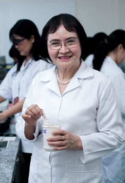 Nữ doanh nhân chế tạo sơn từ vỏ trấu ảnh 1