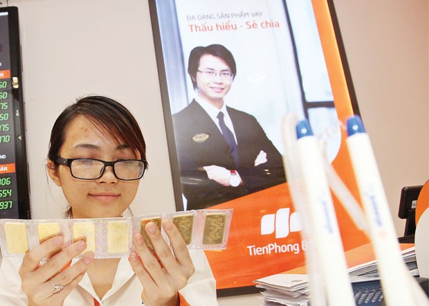 Ngân hàng tranh thủ mua vàng ảnh 1