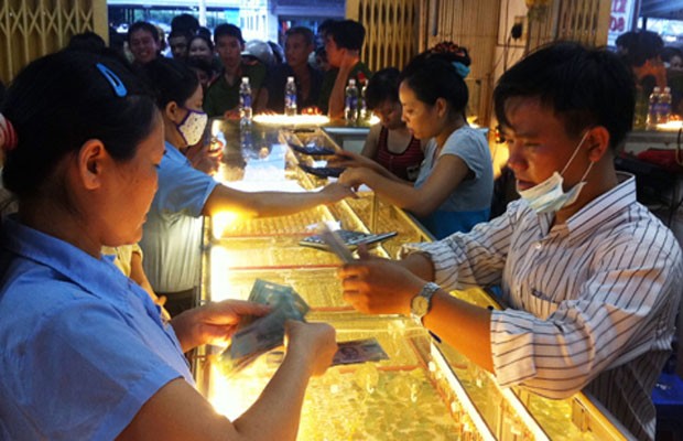Ùn ùn bán vàng vì tin đồn tiệm bán hàng giả ảnh 2