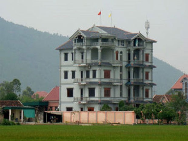 Đường lao lý của đại gia có nhà nghìn bóng đèn ảnh 2