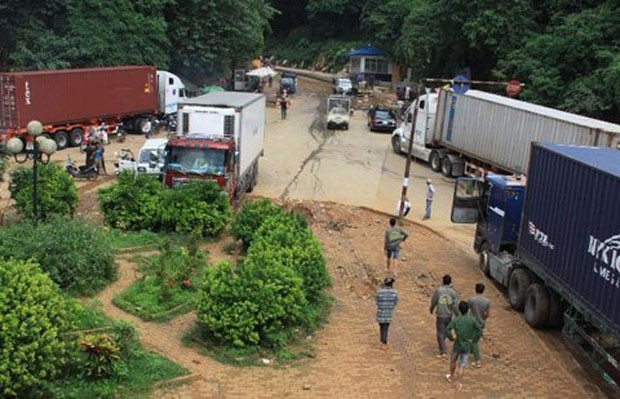 Hàng ngàn container ùn ứ tại cửa khẩu ảnh 2