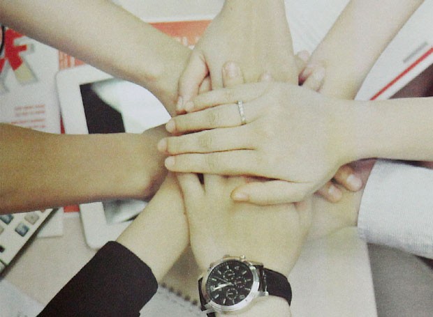 Những bàn tay trong gian khó ảnh 11 Những bàn tay trong gian khó ảnh 11