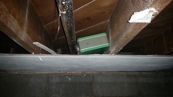 Vợ chồng trẻ bất ngờ tìm được hộp sắt cũ chứa 1 tỷ đồng ảnh 1