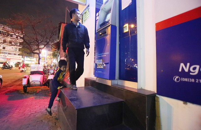 Bà bầu bám bục vỉa hè rút tiền ATM ảnh 1