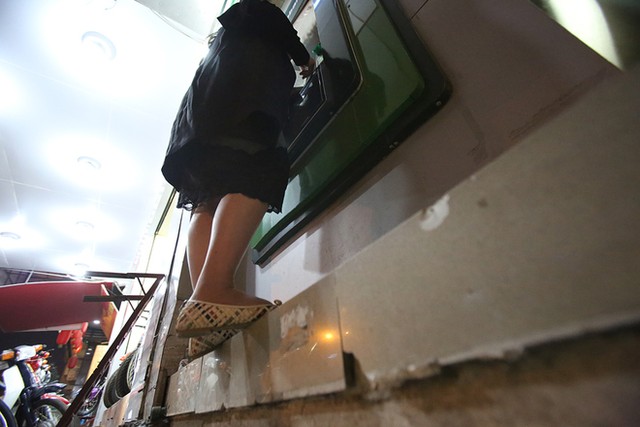 Bà bầu bám bục vỉa hè rút tiền ATM ảnh 3