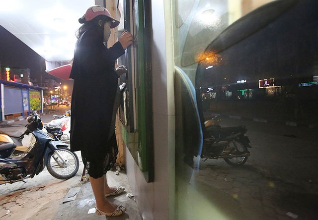 Bà bầu bám bục vỉa hè rút tiền ATM ảnh 4