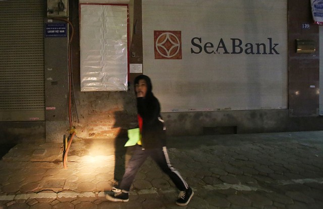 Bà bầu bám bục vỉa hè rút tiền ATM ảnh 5
