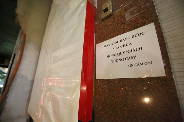 Bà bầu bám bục vỉa hè rút tiền ATM ảnh 6