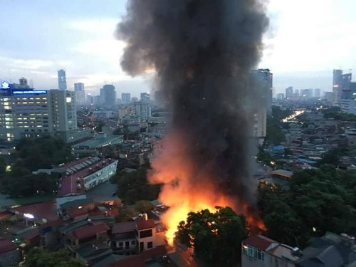 Cháy lớn gần bệnh viện Nhi Hà Nội, nhiều cửa hàng bị thiêu rụi ảnh 1