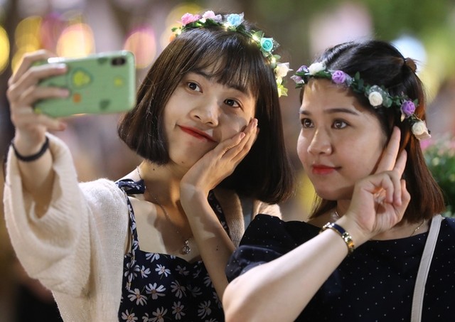'Biển người' chen chân ở đường hoa Nguyễn Huệ ảnh 10