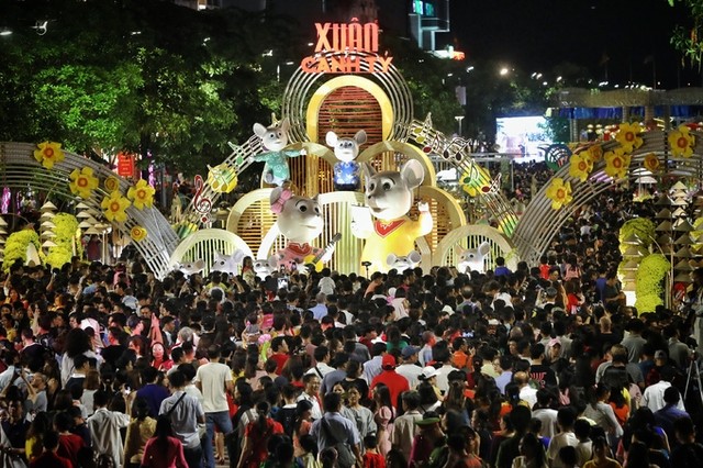 'Biển người' chen chân ở đường hoa Nguyễn Huệ ảnh 4