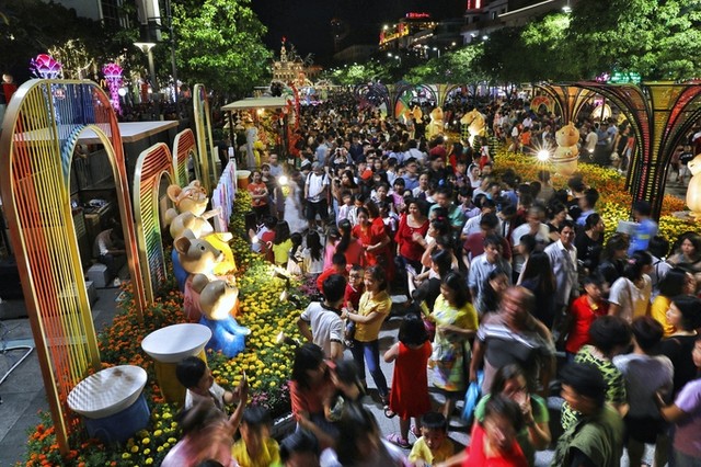 'Biển người' chen chân ở đường hoa Nguyễn Huệ ảnh 7