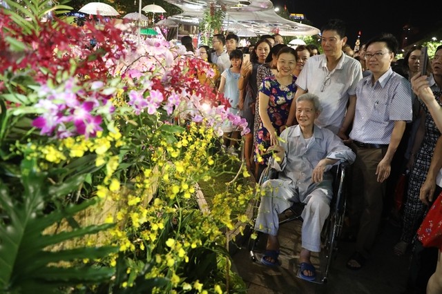 'Biển người' chen chân ở đường hoa Nguyễn Huệ ảnh 8