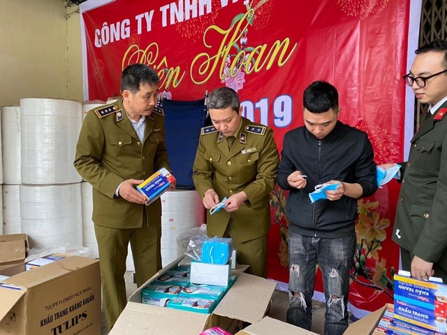 Dùng giấy vệ sinh làm giả khẩu trang y tế: Thu giữ gần 10.000 khẩu trang tại công ty Việt Hàn ảnh 1