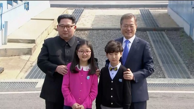 Khoảnh khắc ông Kim Jong-un mời Tổng thống Hàn Quốc bước qua giới tuyến ảnh 1