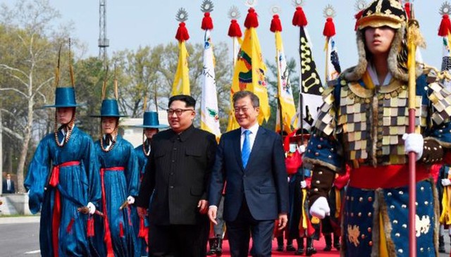Khoảnh khắc ông Kim Jong-un mời Tổng thống Hàn Quốc bước qua giới tuyến ảnh 2