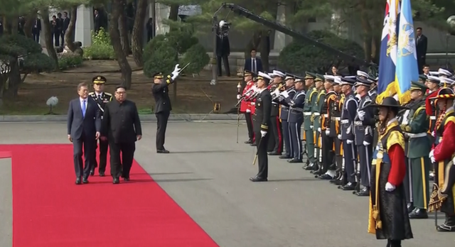 Khoảnh khắc ông Kim Jong-un mời Tổng thống Hàn Quốc bước qua giới tuyến ảnh 3