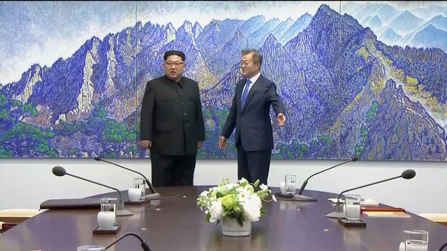 Khoảnh khắc ông Kim Jong-un mời Tổng thống Hàn Quốc bước qua giới tuyến ảnh 6