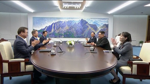 Khoảnh khắc ông Kim Jong-un mời Tổng thống Hàn Quốc bước qua giới tuyến ảnh 7
