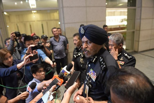 Malaysia thu gần 300 túi hàng hiệu, 72 bao tiền tại nhà cựu thủ tướng ảnh 2