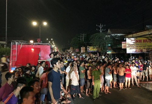 Cháy cửa hàng, đường huyết mạch qua Sài Gòn kẹt cứng ảnh 1
