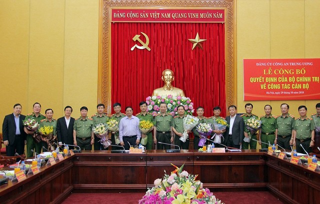 Công bố quyết định của Bộ Chính trị về công tác cán bộ ảnh 1