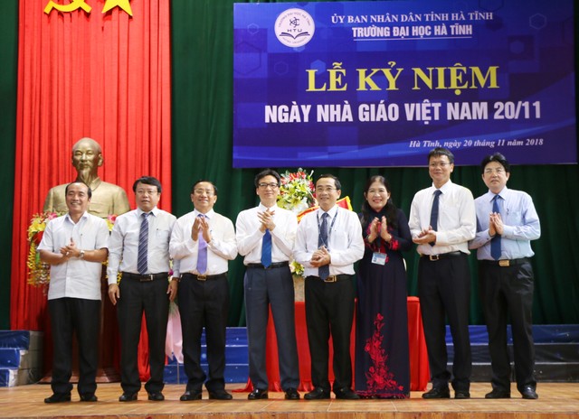Phó thủ tướng Vũ Đức Đam dự Lễ kỷ niệm ngày Nhà giáo Việt Nam tại Trường Đại học Hà Tĩnh ảnh 3