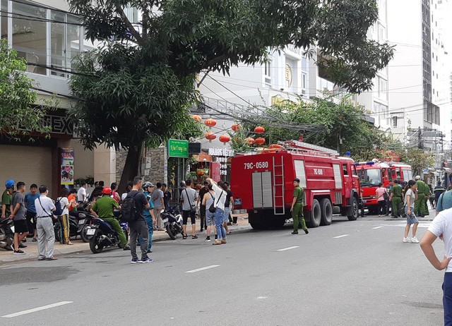 Nhà hàng bốc cháy, hàng trăm du khách ở phố Tây Nha Trang náo loạn ảnh 1