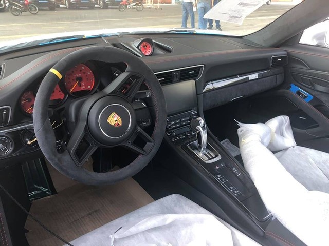 Porsche 911 GT2 RS giá hơn 20 tỷ cập cảng Sài Gòn ảnh 2
