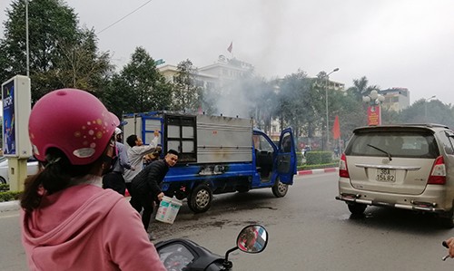 Xe tải bốc cháy vì vừa chạy vừa nấu bánh chưng ảnh 1