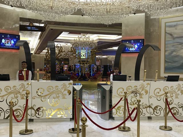 Cả nhà vào casino: Chồng công khai đánh bạc, vợ mải săn hàng hiệu ảnh 1