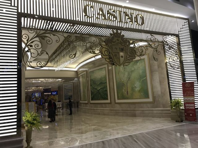 Cả nhà vào casino: Chồng công khai đánh bạc, vợ mải săn hàng hiệu ảnh 2