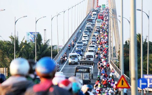 Đường từ miền Tây về Sài Gòn ùn tắc nhiều nơi ảnh 1