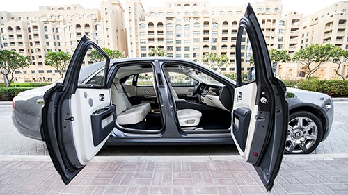 Vì sao cửa mở kiểu Rolls-Royce được gọi là 'cửa tự sát'? ảnh 2