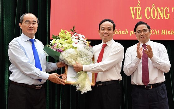 Công bố quyết định của Bộ Chính trị về công tác cán bộ ảnh 1