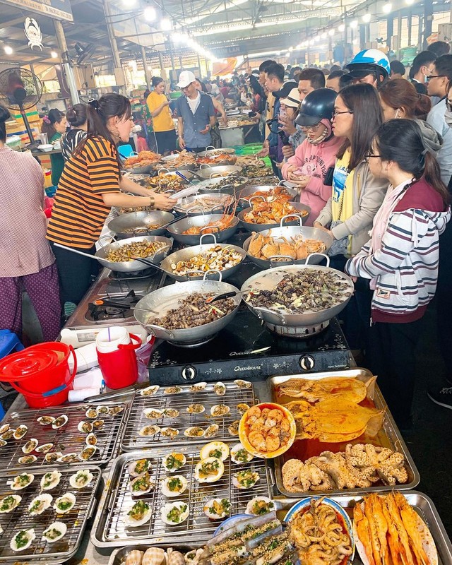 Khám phá khu chợ ngập hải sản ở TP.HCM ảnh 1