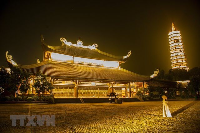 Khám phá vẻ đẹp về đêm của ngôi chùa lớn nhất Việt Nam ảnh 1