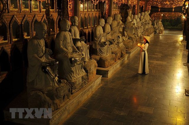 Khám phá vẻ đẹp về đêm của ngôi chùa lớn nhất Việt Nam ảnh 2