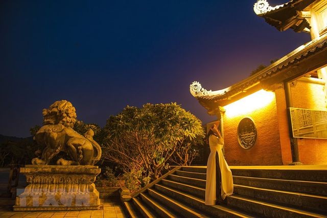 Khám phá vẻ đẹp về đêm của ngôi chùa lớn nhất Việt Nam ảnh 3