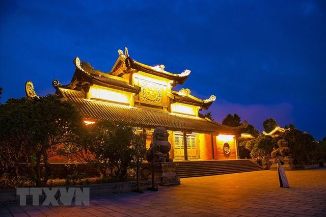 Khám phá vẻ đẹp về đêm của ngôi chùa lớn nhất Việt Nam ảnh 4