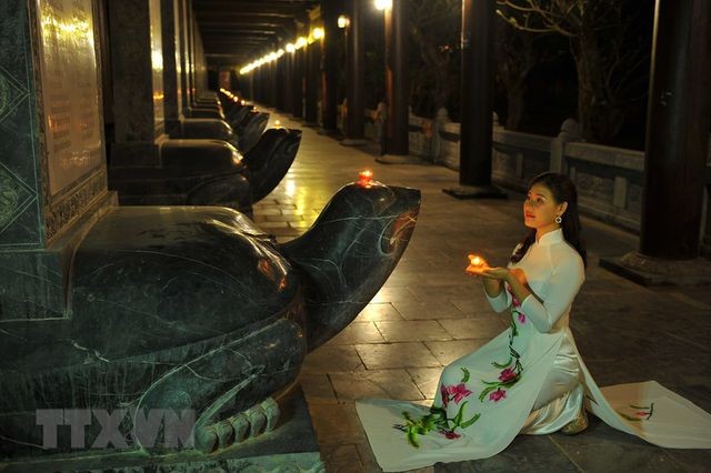 Khám phá vẻ đẹp về đêm của ngôi chùa lớn nhất Việt Nam ảnh 5