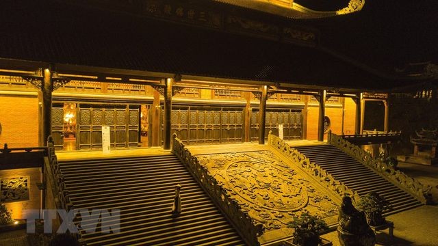 Khám phá vẻ đẹp về đêm của ngôi chùa lớn nhất Việt Nam ảnh 6