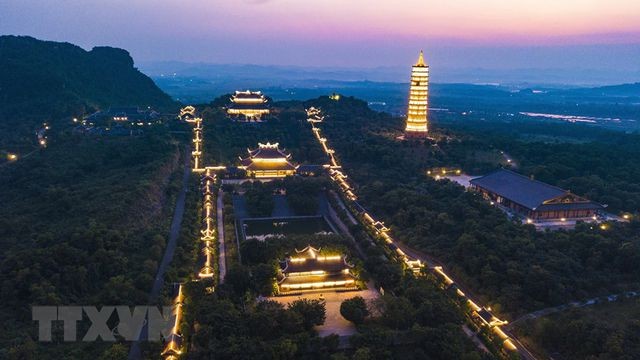 Khám phá vẻ đẹp về đêm của ngôi chùa lớn nhất Việt Nam ảnh 7
