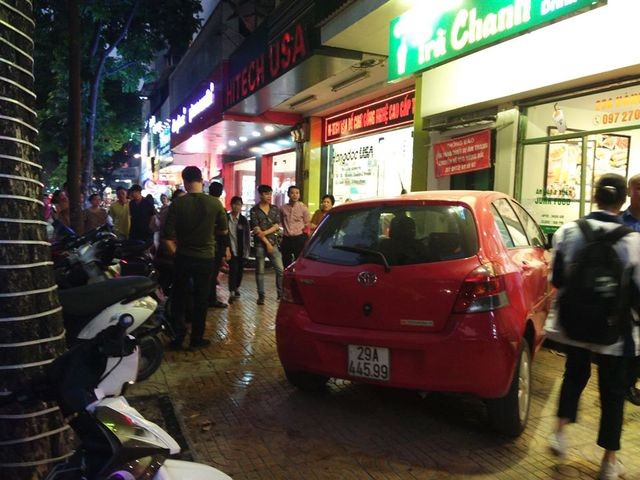 Hà Nội: Nữ tài xế lao ô tô vào tiệm trà chanh trên phố Hàng Bài ảnh 1