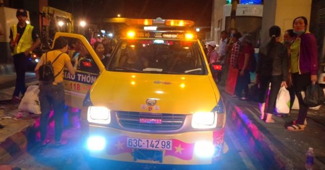 Xe chở công nhân lao vào trạm thu phí cao tốc TP.HCM - Trung Lương, nhiều người bị thương ảnh 1