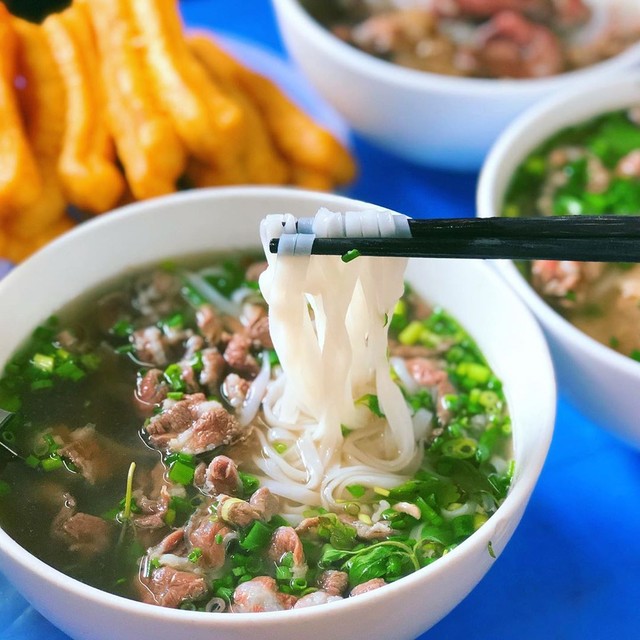 Những quán phở, bún vỉa hè giá cao vẫn hút khách ở Hà Nội ảnh 1