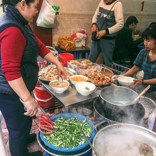 Những quán phở, bún vỉa hè giá cao vẫn hút khách ở Hà Nội ảnh 2